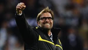 Image de Football. C’est officiel, l’ex-entraineur du BVB Dortmund vient de signer avec le club de Liverpool pour 3 ans. Le technicien allemand aura la lourde charge de relancer la saison d’un club qui figurait autrefois dans le fameux « Big 4 » du championnat anglais et aujourd’hui en quête de repère. En faisant appel à ce technicien, le club de Liverpool espère qu’il pourra réitérer les performances réalisées avec le club de Dortmund durant ces trois dernières années. Il faut le dire, Jürgen Klopp a quitté Dortmund avec la satisfaction du devoir accomplir, même très bien accompli. Cependant, pensez-vous qu’il est capable de réitérer ses précédentes performances et apporter au club de Liverpool la recette secrète qui lui permettra de relancer sa saison ?