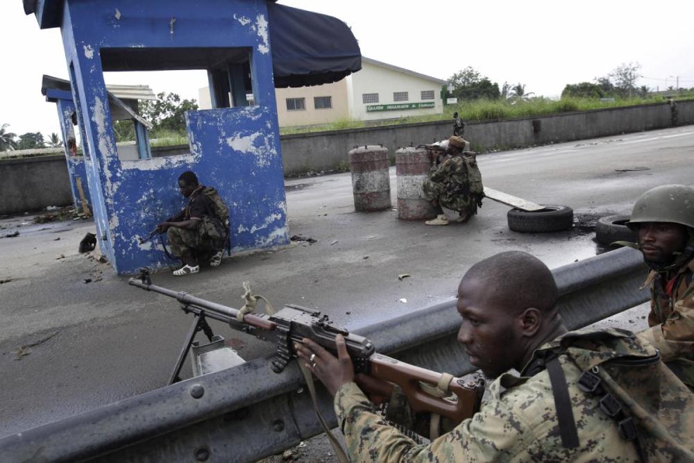 Image de Politique. La récente fermeture du bureau de la Cour pénale internationale (CPI) en Côte d'Ivoire suscite des réactions contrastées. Alors que la CPI réaffirme son engagement à poursuivre les enquêtes sur la crise post-électorale de 2010-2011, certains acteurs locaux, notamment les défenseurs des droits humains, expriment des inquiétudes. Ce retrait pourrait-il entraver la quête de justice pour les crimes commis pendant cette période sombre de l’histoire ivoirienne ? Cet article explore les implications de cette décision, les enjeux de coopération avec les autorités locales et les perspectives d’avenir pour une justice complète. Une fermeture aux multiples interprétations La Cour pénale internationale, institution chargée de juger les crimes les plus graves, vient de fermer son bureau en Côte d’Ivoire, une mesure qui divise. Si certains y voient une simple réorganisation logistique, d’autres y perçoivent un signal préoccupant, notamment en ce qui concerne la suite de l'enquête sur les crimes post-électoraux de 2010-2011. « Il ne s’agit pas d’un désengagement de la CPI, mais plutôt d'une réorientation de la stratégie de coopération », a expliqué Mandiaye Niang, procureur adjoint de la Cour. La fermeture de ce bureau intervient dans un contexte où l’enquête sur les violences post-électorales est loin d’être achevée. Si Laurent Gbagbo et Charles Blé Goudé, deux des principaux protagonistes de cette crise, ont été acquittés après des années de procédure, la question des responsabilités du camp Ouattara, notamment de Guillaume Soro, reste encore en suspens. Cette mesure pourrait-elle alors marquer un ralentissement de l’enquête ou, au contraire, un recentrage des efforts pour juger les responsables encore en liberté ? La CPI, pour mener à bien ses enquêtes, dépend en grande partie de la coopération des États concernés. C'est une réalité souvent sous-estimée, mais qui a été soulignée par Mandiaye Niang lors de ses récents propos. Le magistrat a rappelé que lors des enquêtes impliquant Laurent Gbagbo et Charles Blé Goudé, les autorités ivoiriennes avaient « beaucoup aidé la CPI », facilitant l’accès à des témoins clés et à des documents indispensables. Cependant, cette coopération n’est jamais acquise et peut fluctuer selon les enjeux politiques nationaux. La fermeture du bureau local peut rendre plus difficile l’accès à certaines informations cruciales pour les enquêtes en cours, particulièrement si le soutien des autorités ivoiriennes venait à s’affaiblir. Les relations entre la CPI et Abidjan devront donc rester étroites pour garantir que les crimes restants soient éclaircis et que justice soit rendue aux victimes. Laurent Gbagbo et Charles Blé Goudé : une page tournée ? L'acquittement de Laurent Gbagbo et de Charles Blé Goudé en 2019, confirmé en 2021, a soulevé des questions complexes sur la responsabilité des crimes commis entre décembre 2010 et avril 2011. Accusés de meurtre, de viol et de persécution, les deux hommes ont été jugés non coupables par la CPI après une décennie de procédures. Mais pour de nombreux Ivoiriens, cet acquittement ne signifie pas la fin du combat pour la vérité. « Si ce ne sont pas Gbagbo et Blé Goudé, alors qui est responsable des violences ? » s’interrogeait un observateur politique après la décision de la Cour. Les événements qui ont conduit à plus de 3 000 morts, des milliers de blessés et des déplacements massifs de population demeurent une plaie béante dans la mémoire collective ivoirienne. Si la CPI a jugé que la preuve n’était pas suffisante pour condamner Gbagbo et Blé Goudé, elle doit encore identifier et juger les autres responsables, notamment ceux issus du camp Ouattara, au pouvoir depuis la fin de la crise. Parmi les figures encore dans la ligne de mire de la CPI figure Guillaume Soro, ancien chef rebelle et ex-Premier ministre d’Alassane Ouattara. Soro, qui fut un soutien clé du président actuel pendant la crise, est aujourd’hui l'un des principaux suspects dans l’enquête toujours en cours. Sa position au sein du conflit, combinée à son rôle politique ultérieur, a compliqué les efforts pour le traduire en justice. De plus, Soro a depuis basculé dans l'opposition, ce qui rend sa situation encore plus délicate. En exil, il fait l'objet de plusieurs mandats d'arrêt en Côte d'Ivoire, mais la question de son extradition reste problématique. La CPI peut-elle espérer juger Soro sans une coopération étroite avec les autorités ivoiriennes, et celles des pays où il pourrait se trouver ? L'enjeu de la justice pour les victimes Au cœur de cette affaire se trouvent les victimes de la crise post-électorale de 2010-2011. Les milliers de morts, les femmes violées, les familles brisées attendent toujours des réponses. La CPI, qui avait été perçue comme un instrument de justice internationale pouvant rendre des comptes à ces victimes, est aujourd’hui confrontée à des défis majeurs. Alors que la fermeture du bureau ivoirien pourrait être interprétée comme une réorientation stratégique, elle soulève néanmoins des craintes parmi les défenseurs des droits humains. Ces derniers craignent que la justice ne soit plus aussi rigoureuse, ou pire, que les enquêtes soient compromises. « Les victimes méritent que justice soit rendue, quel que soit le temps que cela prendra », a déclaré un représentant d'une ONG locale. La quête de justice ne peut se limiter à un seul camp. Si Laurent Gbagbo et Charles Blé Goudé ont été acquittés, d’autres acteurs doivent être tenus pour responsables. Le camp Ouattara, au pouvoir, n’est pas exempt de critiques. Les violences à Abobo, Yopougon et dans d’autres localités ont laissé des traces indélébiles dans la société ivoirienne, et le silence sur ces crimes, quel qu’en soit l’auteur, ne saurait perdurer. Le cas de la Côte d’Ivoire illustre les difficultés auxquelles est confrontée la justice internationale. La CPI, bien que dotée d’un mandat global, dépend toujours du bon vouloir des États pour fonctionner pleinement. Ce constat s'applique à d'autres affaires à travers le monde, où les enquêtes sont ralenties, voire stoppées, faute de coopération étatique. La fermeture du bureau de la CPI en Côte d'Ivoire pourrait donc servir de test pour évaluer la capacité de l’institution à poursuivre ses enquêtes sans une présence physique dans le pays. La justice internationale, tout en étant nécessaire, se heurte à des obstacles logistiques et politiques qui compliquent son action. Dans ce contexte, comment garantir que les enquêtes en cours aboutissent malgré ces défis ? La place des tribunaux locaux Un autre aspect à ne pas négliger est le rôle que pourraient jouer les tribunaux nationaux. La CPI, même si elle mène des enquêtes sur les crimes de grande ampleur, ne peut tout juger. Il incombe également aux juridictions locales de traiter certains aspects de la crise post-électorale. Mais ces institutions nationales sont-elles prêtes à juger des personnalités politiques encore influentes ? Et surtout, sont-elles perçues comme suffisamment indépendantes pour garantir un procès équitable ? Le processus de réconciliation nationale en Côte d’Ivoire reste fragile, et toute tentative de juger des responsables encore en fonction ou proches du pouvoir pourrait raviver des tensions. Toutefois, une justice non rendue risque aussi de perpétuer le cycle d’impunité, une situation que ni les Ivoiriens ni la communauté internationale ne peuvent se permettre. Alors que la CPI ferme son bureau à Abidjan, les questions se multiplient sur l’avenir de la justice concernant la crise post-électorale de 2010. L’enquête en cours permettra-t-elle d’identifier les vrais responsables des violences ? La fermeture du bureau de la CPI compromettra-t-elle ces efforts, ou s'agit-il d'une simple réorganisation ? La quête de justice en Côte d'Ivoire est loin d'être terminée. Si certains acteurs ont déjà été jugés ou acquittés, d'autres attendent encore de rendre des comptes. La coopération entre la CPI et les autorités locales sera cruciale dans cette phase délicate. Dans ce contexte, la question reste ouverte : la justice pourra-t-elle triompher face aux défis politiques et logistiques qui s'annoncent, ou les victimes devront-elles attendre encore longtemps avant d’obtenir des réponses ?