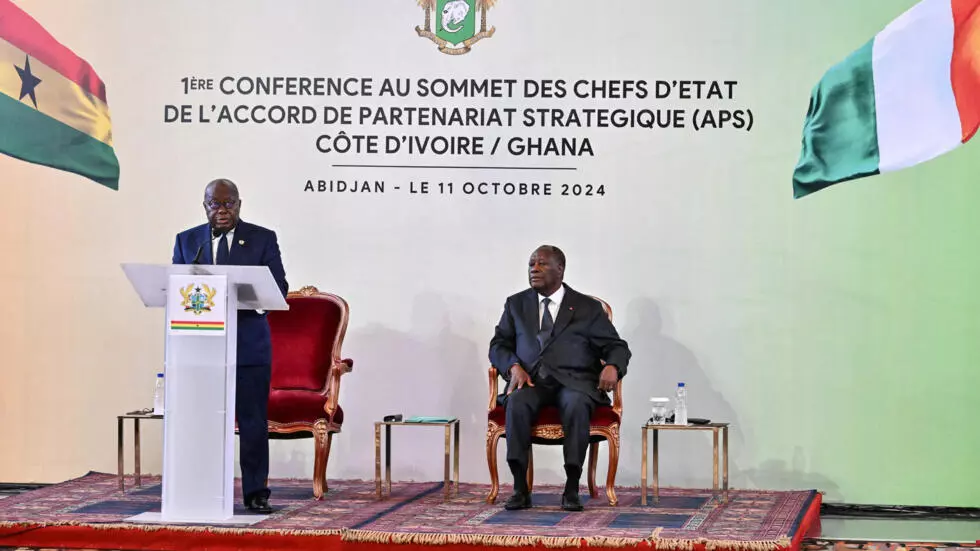 Image de Politique. Le vendredi dernier, Abidjan a été le théâtre du premier Sommet de l'Accord de Partenariat Stratégique (APS) entre la Côte d'Ivoire et le Ghana. Cette rencontre a rassemblé les présidents Alassane Ouattara et Nana Addo Dankwa Akufo-Addo, qui ont exprimé leur volonté de renforcer la coopération bilatérale dans des domaines variés. Signé en 2017 à Accra, l'APS est conçu pour renforcer les relations entre ces deux pays voisins, partageant des défis communs. Alors que le contexte régional est marqué par des défis sécuritaires, économiques et environnementaux, ce sommet marque une nouvelle étape dans la coordination des actions de la Côte d'Ivoire et du Ghana. Cet article plonge dans les enjeux de ce partenariat, ses perspectives et son potentiel impact sur la sous-région ouest-africaine. Un partenariat stratégique pour des défis communs Le Sommet de l'Accord de Partenariat Stratégique, organisé pour la première fois à Abidjan, revêt une importance particulière pour les deux pays, qui partagent une longue histoire et des frontières communes. Depuis la signature de cet accord en 2017, la Côte d'Ivoire et le Ghana s'emploient à renforcer leur coopération, non seulement en raison des liens historiques qui les unissent, mais aussi parce qu'ils font face à des défis communs. Lors de ce sommet, le président Alassane Ouattara a rappelé l’importance de l'APS comme un outil permettant aux deux pays de mieux coordonner leurs politiques dans des secteurs clés tels que la défense, la sécurité, l'agriculture, l'environnement et l'exploitation minière. Le président ivoirien a souligné l'importance d'une action conjointe pour relever les défis que la région ouest-africaine rencontre, notamment la contrebande, l'orpaillage illégal et le terrorisme, des menaces qui ne connaissent pas de frontières et qui nécessitent une réponse collective. Nana Addo Dankwa Akufo-Addo, président du Ghana, a quant à lui salué les efforts déjà réalisés dans le cadre de l'APS et a insisté sur la nécessité d'une coopération encore plus étroite pour améliorer les conditions de vie des populations des deux pays. « Nous devons agir ensemble, non seulement pour protéger nos économies respectives, mais aussi pour assurer la sécurité et la prospérité de nos citoyens », a-t-il déclaré lors de son intervention. L'un des aspects centraux du sommet a été la coopération sur l'économie du cacao, qui constitue une ressource vitale tant pour la Côte d'Ivoire que pour le Ghana. En tant que premier et deuxième producteurs mondiaux de cacao, ces deux nations jouent un rôle majeur sur le marché mondial. Toutefois, elles se trouvent également confrontées à des défis similaires : la volatilité des prix, la pression exercée par les multinationales, les conditions de travail des planteurs, ainsi que les effets du changement climatique sur la production. Le cacao est non seulement une source essentielle de devises pour ces deux pays, mais il est aussi au cœur de la vie de millions de personnes qui dépendent de cette culture pour leur subsistance. Le président Ouattara a insisté sur la nécessité d'une harmonisation des politiques de production et de commercialisation, afin de garantir des prix stables et équitables aux producteurs. Il a plaidé pour une coordination renforcée avec le Ghana afin de résister à la pression des géants de l'industrie chocolatière mondiale, qui tendent à tirer les prix vers le bas, souvent au détriment des producteurs locaux. Pour Nana Akufo-Addo, cette harmonisation est cruciale pour que les pays producteurs de cacao puissent faire entendre leur voix au niveau international. « Nous devons créer un front uni pour négocier des prix justes et garantir un revenu décent à nos planteurs. C’est une question de dignité et de justice », a-t-il martelé, rappelant l’importance de protéger l'économie cacaoyère contre les fluctuations mondiales. La lutte contre l'orpaillage illégal et la contrebande Outre le cacao, la question de l'orpaillage illégal est également apparue comme un sujet central de discussion. L'exploitation minière, bien qu'importante pour les deux économies, comporte des risques environnementaux et sociaux. L'orpaillage illégal, en particulier, a des conséquences dramatiques sur l'environnement, la sécurité des populations locales et sur la stabilité des deux pays. L'orpaillage illégal est souvent associé à la dégradation des sols, à la pollution des eaux et à la destruction des écosystèmes locaux. Mais au-delà de l'aspect environnemental, il constitue également un enjeu sécuritaire, car les activités illégales sont parfois financées et contrôlées par des groupes criminels. Pour contrer ce phénomène, les présidents Ouattara et Akufo-Addo ont convenu de mettre en place des mécanismes de contrôle renforcés à leurs frontières et de coopérer dans le cadre d'une politique de répression concertée. Selon les déclarations du président ivoirien, cette lutte nécessite une coopération active non seulement entre les gouvernements, mais aussi avec les populations locales qui doivent être sensibilisées aux dangers de l'orpaillage illégal. « La lutte contre l'orpaillage ne peut être gagnée sans l'implication des communautés affectées », a-t-il affirmé, appelant à une prise de conscience collective sur les impacts négatifs de cette pratique. Le contexte régional est également marqué par l'impact croissant du changement climatique, qui affecte particulièrement les pays de l'Afrique de l'Ouest. Les conséquences du réchauffement climatique se manifestent par des sécheresses prolongées, des inondations, et des pertes de productivité agricole. La Côte d'Ivoire et le Ghana n'y échappent pas, et la déforestation ainsi que la dégradation des sols en sont des symptômes visibles. Les présidents des deux pays ont exprimé leur volonté de travailler ensemble pour lutter contre les effets du changement climatique et préserver l'environnement. Une coopération accrue en matière de reforestation, de gestion durable des ressources naturelles et de protection des forêts a été mise en avant. « Nous devons agir de manière urgente pour préserver nos ressources et garantir un avenir durable aux générations futures », a déclaré le président Akufo-Addo, insistant sur l'importance de politiques environnementales ambitieuses et de la coopération entre États voisins. La Côte d'Ivoire et le Ghana ont également évoqué la nécessité de s'engager dans des initiatives internationales visant à limiter les émissions de gaz à effet de serre et à participer activement aux discussions sur la finance climatique. La volonté de mieux utiliser les fonds internationaux alloués à la lutte contre le changement climatique a été réaffirmée, les deux présidents soulignant l'importance d'une allocation efficace de ces ressources au profit des populations les plus vulnérables. Défense et sécurité : face au défi du terrorisme Dans un contexte marqué par une recrudescence des attaques terroristes en Afrique de l’Ouest, la sécurité régionale a été un autre point important de l’agenda du sommet. La situation sécuritaire dans le Sahel, la propagation des attaques djihadistes vers le golfe de Guinée, et les menaces que cela représente pour la Côte d’Ivoire et le Ghana ont conduit les deux chefs d’État à envisager un renforcement de leur coopération en matière de défense. Les deux pays ont convenu d’intensifier leurs échanges de renseignements et de mener des opérations conjointes pour sécuriser leurs frontières, particulièrement celles situées au nord. Ces zones sont considérées comme les plus vulnérables face aux incursions des groupes armés venus du Sahel. « Nous devons renforcer nos dispositifs de défense et de sécurité pour protéger nos populations de la menace terroriste », a souligné le président Ouattara, précisant que la sécurité régionale était une responsabilité collective. Le président ghanéen a également exprimé la nécessité d'une collaboration étroite entre les forces de défense et de sécurité des deux pays pour mieux répondre aux menaces transfrontalières. « Le terrorisme n'a pas de frontières. Nos forces doivent être prêtes à répondre de manière coordonnée et efficace à toute menace, où qu'elle se manifeste », a-t-il ajouté. L'intégration économique entre la Côte d'Ivoire et le Ghana a été l'un des autres aspects majeurs discutés lors de ce sommet. Les deux présidents ont réaffirmé leur ambition de renforcer les échanges commerciaux et d'encourager les investissements entre leurs deux pays. La proximité géographique et les similarités culturelles entre les deux nations sont des atouts à exploiter pour faciliter le commerce transfrontalier et promouvoir la création de chaînes de valeur régionales. Le président Akufo-Addo a salué les bénéfices déjà perceptibles des initiatives économiques prises dans le cadre de l'APS. Il a notamment évoqué l'amélioration des infrastructures routières et la facilitation des échanges transfrontaliers comme des avancées notables. Cependant, il a souligné qu'il restait encore du travail à faire pour éliminer les barrières tarifaires et non tarifaires, et pour encourager les investissements bilatéraux dans des secteurs stratégiques comme l'énergie, les transports et l'agriculture. Les deux pays ont également convenu de renforcer leur collaboration au sein de la Zone de libre-échange continentale africaine (ZLECAf), dont les objectifs sont d'accroître le commerce intra-africain et de permettre une meilleure intégration des économies africaines. « Une intégration économique plus poussée est le moyen d’assurer la prospérité de notre région et de nos populations », a déclaré le président Ouattara. Le premier Sommet de l’APS a été l’occasion pour les deux chefs d’État de réaffirmer leur engagement à approfondir la coopération dans divers domaines stratégiques, allant de la défense à l’économie, en passant par la lutte contre le changement climatique et l’orpaillage illégal. Si les annonces faites lors de ce sommet traduisent une volonté manifeste de renforcer la coopération bilatérale, leur mise en œuvre effective reste un défi de taille. Les deux pays devront surmonter des obstacles importants pour concrétiser ces engagements. La question de la sécurité, par exemple, nécessitera une coordination étroite entre les différentes forces armées et de sécurité, ainsi qu'une coopération avec d’autres pays de la sous-région. De même, l'harmonisation des politiques agricoles et économiques pour mieux valoriser la production de cacao dépendra en grande partie de la capacité des deux gouvernements à s'entendre sur des règles communes et à les appliquer face à des acteurs internationaux puissants. Malgré ces défis, le partenariat entre la Côte d'Ivoire et le Ghana porte en lui l'espoir de répondre aux enjeux qui affectent la région et d'ouvrir la voie à une plus grande intégration ouest-africaine. La solidarité entre ces deux pays pourrait non seulement améliorer les conditions de vie de leurs populations respectives, mais aussi contribuer à la stabilité et au développement de toute la sous-région. Face à ce tableau, une question reste néanmoins ouverte : les promesses de ce partenariat stratégique pourront-elles se concrétiser dans les faits et être un modèle de coopération pour l'ensemble de l'Afrique de l'Ouest ?