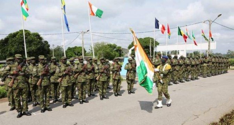 Image de Carrière. Le concours d'entrée à l'Académie des Forces Armées (AFA) de la Côte d'Ivoire pour la session 2024 a été marqué par une controverse qui a suscité des interrogations parmi les candidats. Une erreur technique lors de la publication des résultats du second tour a amené le Chef d'État-major des Armées, le général Lassina Doumbia, à présenter publiquement ses excuses. Que s'est-il passé, et quelles sont les implications de cet incident sur la transparence et la confiance envers les institutions militaires ivoiriennes ? L'erreur technique : un incident regrettable Le 10 octobre dernier, dans un climat déjà tendu par l'attente des résultats du concours d'entrée à l'Académie des Forces Armées (AFA) session 2024, un communiqué officiel a pris de court les candidats et leurs familles. Le Chef d’État-major des Armées, général Lassina Doumbia, a en effet reconnu qu'une erreur technique s'était produite lors de la publication en ligne des résultats du second tour de ce concours très attendu. Le souci, d'ordre informatique, a entrainé la publication erronée des listes d'admission, les candidats s'étant retrouvés face à une confusion totale : les noms publiés étaient ceux du premier tour, au lieu de ceux du second, censé consacrer l'admission définitive des meilleurs éléments. Dans un communiqué officiel, le général Doumbia a présenté à la nation et aux candidats ses excuses pour cette "erreur technique regrettable", reconnaissant les conséquences négatives de ce désagrément sur le moral des candidats, qui attendaient avec impatience de voir leur nom figurer parmi les élus de cette prestigieuse institution militaire. «Nous comprenons la frustration et l’inquiétude engendrées par cette erreur», a-t-il déclaré, ajoutant que toutes les dispositions ont été prises pour rétablir la situation dans les plus brefs délais. L'incident a été suivi de près par un geste inhabituel, mais nécessaire : des excuses publiques de la part du Chef d'État-major des Armées. Cet acte a été largement salué par une partie de l'opinion publique, y voyant une marque de transparence et une volonté d'assumer la responsabilité des erreurs commises. Pour les candidats, ce geste a été un baume sur leurs incertitudes, mais il n’a pas suffi à dissiper complètement les interrogations autour de la sécurité des processus de gestion des concours publics en Côte d'Ivoire. Nombreux ont été les candidats à exprimer leur indignation sur les réseaux sociaux, certains estimant que cette "erreur" pouvait mettre en doute la crédibilité de l'ensemble des processus d’admission. «C'est un concours qui détermine le futur de centaines de jeunes. Nous ne pouvons pas nous permettre de telles approximations», s’est exclamé un candidat frustré. D'autres se sont interrogés sur les conséquences à long terme de cette erreur et ont appelé à des réformes pour renforcer la sécurité des systèmes informatiques de l'administration publique. Des conséquences pour les candidats La publication erronée des résultats n'a pas été sans conséquences. De nombreux candidats, croyant avoir réussi l'examen, ont dû faire face à la déception lorsqu'ils ont appris que la liste des admis n'était pas correcte. Certains avaient déjà commencé à célébrer ce qu'ils croyaient être leur admission, partageant leur joie avec leurs proches, avant que la réalité de l'erreur ne vienne mettre un terme abrupt à leur euphorie. L'attente a été prolongée, ajoutant un stress supplémentaire à des candidats déjà soumis à une pression intense. L'institution militaire a réagi en appelant les candidats à consulter de nouveau les résultats corrigés sur le site internet bureauconcours.armees.gouv.ci. De plus, les résultats officiels ont été mis à la disposition du public au Bureau Concours des Armées, situé au Camp Gallieni. Cette double disposition visait à assurer une transparence maximale et à dissiper toute confusion persistante, offrant aux candidats la possibilité de vérifier par eux-mêmes la véracité des nouvelles informations. Cet épisode relance le débat sur la gestion des concours publics et sur la sécurité des procédures numériques en Côte d'Ivoire. L'émergence des technologies de l'information dans la gestion des concours est perçue comme une avancée majeure en matière de transparence et de modernisation de l'administration. Cependant, les erreurs comme celle de l'AFA 2024 soulèvent des questions cruciales sur la fiabilité des systèmes utilisés et sur la capacité des structures publiques à garantir un processus sécurisé et exempt de failles. «Il est impératif que les autorités investissent dans la formation des personnels chargés de la gestion informatique et dans la modernisation des outils de sécurité», estime un analyste en cybersécurité. Pour lui, l'erreur de l'AFA n'est pas isolée. Elle est symptomatique de la fragilité des infrastructures numériques dans de nombreux pays africains où les systèmes d'information publics sont souvent la cible de dysfonctionnements, voire d'attaques. Vers une réforme des procédures d'admission ? Face à ce constat, la nécessité de réformes se fait sentir. Des voix s'élèvent pour demander une révision en profondeur des procédures d'admission aux concours publics, en particulier pour des institutions aussi prestigieuses que l'AFA. La modernisation des infrastructures, le renforcement de la cybersécurité et la mise en place de processus de contrôle et de validation plus rigoureux apparaissent comme des pistes pour éviter que de telles erreurs ne se reproduisent à l'avenir. «Le concours d'entrée à l'AFA est un moment crucial dans la vie des jeunes aspirants militaires. Il est essentiel que ce processus soit irréprochable et que les candidats puissent avoir une confiance totale en la sécurité et la justesse des résultats», souligne un responsable militaire sous couvert d'anonymat. Le besoin de restaurer la confiance des candidats et de leurs familles est impératif, d'autant plus que l'institution militaire représente, pour beaucoup, un pilier de la nation ivoirienne. Cet incident pourrait également avoir un impact sur l'image de l'institution militaire, qui cherche depuis des années à renforcer ses liens avec la population et à améliorer sa transparence. En reconnaissant publiquement l'erreur et en présentant des excuses, le général Lassina Doumbia a fait un pas vers une plus grande responsabilisation des forces armées. Cependant, la perception publique reste mélangeée : si certains saluent l'honnêteté et l’humilité de ce geste, d'autres y voient une démonstration des limites des procédures actuelles et de la nécessité de changements profonds. Pour l'institution, le défi est désormais de prouver que cet incident était une anomalie et non le symptôme d'un dysfonctionnement plus large. Le renforcement des mécanismes de vérification, l'implication de professionnels de la cybersécurité et la transparence dans la publication des résultats apparaissent comme autant de mesures destinées à restaurer la confiance du public. La digitalisation des processus administratifs est un levier de modernisation essentiel pour l’État ivoirien, visant à réduire la bureaucratie, accroître la transparence et améliorer l'efficacité. Cependant, des incidents tels que celui survenu lors de la publication des résultats de l'AFA montrent les limites de cette transition numérique. Le défi est désormais de garantir une gestion électronique qui soit à la hauteur des enjeux et des attentes des citoyens. La question demeure : quelles mesures concrètes seront prises pour renforcer la sécurité et la fiabilité des processus numériques dans la gestion des concours publics en Côte d'Ivoire ?