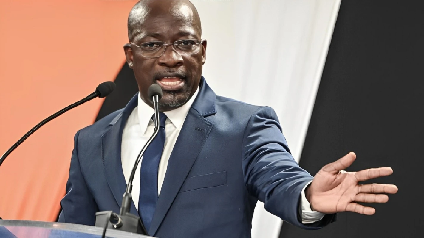 Image de Politique. Charles Blé Goudé, président du Congrès panafricain pour la justice et l'égalité des peuples (COJEP), a mis fin aux spéculations entourant son départ de la Côte d'Ivoire durant la crise post-électorale de 2010. Dans une récente interview accordée au quotidien Le Nouveau Réveil, il a expliqué que son exfiltration d'Abidjan a été orchestrée par le général Dogbo Blé et non par Guillaume Soro ou feu Wattao, comme certaines rumeurs l'avaient prétendu. Ces déclarations viennent démentir des légendes tenaces autour de son rôle durant ces heures sombres de l'histoire ivoirienne et s'inscrivent dans une volonté de clarifier la vérité pour les citoyens ivoiriens. Une exfiltration à la demande du général Dogbo Blé Le 11 avril 2011, la chute de Laurent Gbagbo marquait un tournant décisif dans la crise post-électorale ivoirienne. Dans ce contexte, Charles Blé Goudé, figure emblématique du camp pro-Gbagbo, se trouvait en danger. Les rumeurs quant aux circonstances de son départ d'Abidjan s'étaient multipliées depuis lors. Certains affirmaient que Guillaume Soro, ancien Premier ministre, et le défunt commandant Wattao avaient joué un rôle majeur dans son exfiltration. Charles Blé Goudé, dans une démarche de transparence, a décidé de démentir ces rumeurs en rétablissant les faits. « Ils ont dit que c’est Soro Guillaume et feu Wattao qui m’ont sorti d'Abidjan pendant la crise post-électorale de 2010. Je saisis cette occasion pour dire que ce n’est pas vrai. C’est le général Dogbo Blé qui a donné des instructions au commandant Yagba Kipré pour me faire sortir de la Côte d’Ivoire », a affirmé Charles Blé Goudé avec fermeté. Ces propos visent à clarifier une situation qui, pendant plus de dix ans, a alimenté des discussions et des spéculations incessantes. Charles Blé Goudé a expliqué qu’il n’avait jusqu'à présent jamais révélé le rôle joué par le général Dogbo Blé pour des raisons de sécurité. Dogbo Blé, emprisonné depuis des années, est une personnalité controversée dont le sort est souvent lié à l’époque tumultueuse de la crise post-électorale. Blé Goudé considère qu’il est important de protéger ceux qui ont joué un rôle crucial dans sa survie. « Souvent, il faut savoir protéger nos bienfaiteurs. En voulant se justifier, nous mettons en danger ceux qui nous ont sauvés », a-t-il confié. Cette révélation soulève une question sur la manière dont les protagonistes de cette période agitée de l'histoire ivoirienne ont tenté de protéger leurs alliers. Blé Goudé semble faire preuve d'une loyauté sans faille envers ceux qui l'ont aidé. Le silence qu'il a gardé pendant tant d'années témoigne de son désir de protéger ses bienfaiteurs, même au prix de sa propre réputation. Il dénonce aujourd'hui les « légendes » qui ont été construites autour de sa fuite, ajoutant que leur but est de nuire à son image. « Il faut détruire Blé Goudé », a-t-il martelé, accusant certains de vouloir ternir sa réputation pour affaiblir sa position sur la scène politique. Une clarification sur ses relations avec le gouvernement actuel Lors de cette même interview, Charles Blé Goudé a tenu à dissiper les rumeurs persistantes sur ses liens présumés avec le pouvoir en place en Côte d'Ivoire. « Je ne suis dans aucun deal avec le gouvernement de Côte d'Ivoire », a-t-il affirmé. Il a souligné qu'il reste une victime des conséquences de la crise post-électorale de 2010, un épisode qui l'a laissé marqué par des procédures judiciaires et des restrictions politiques qui pèsent toujours sur lui. Contrairement à d'autres figures du camp pro-Gbagbo, Blé Goudé continue de faire face à une condamnation qui limite ses droits. Son parti politique, le COJEP, n'a toujours pas obtenu de récépissé officiel qui lui permettrait de fonctionner librement, et Blé Goudé lui-même est radié de la liste électorale. Il ne peut donc participer à aucune élection ni exercer pleinement ses droits civiques. « Je suis celui qui ne peut pas exercer ses droits », a-t-il déclaré, rappelant les difficultés auxquelles il est confronté pour s'impliquer dans la vie politique de son pays. Dans ses déclarations, Charles Blé Goudé a fait un parallèle entre sa situation et celle de l’ex-président Laurent Gbagbo. Tous deux sont exclus du processus électoral ivoirien, leurs noms ayant été radiés de la liste électorale. « On dit que le président Gbagbo est radié de la liste électorale. Mais moi également, je suis radié. Je ne crie pas aussi fort que les autres, mais je le vis », a-t-il confié. Cette comparaison met en lumière le sentiment de marginalisation ressenti par Blé Goudé, qui se considère comme étant tout aussi victime que son mentor politique. Il a critiqué ceux qui, selon lui, ont pu participer aux élections passées et qui continuent de s'exprimer librement alors que lui reste en marge. « Tous ceux qui bavardent ont été candidats aux élections. Mais moi pas. Ils ne vivent pas la même situation que moi », a-t-il affirmé, soulignant son isolement et les obstacles qui se dressent devant lui alors qu'il tente de retrouver sa place dans le paysage politique ivoirien. Une image ternie par des accusations et des rumeurs Au-delà des faits entourant son exfiltration, Charles Blé Goudé semble surtout vouloir rétablir son image, ternie par des années d'accusations et de rumeurs. Sa figure a longtemps été associée à la galaxie patriotique, un mouvement qui était à la fois adulé et décrié pendant la crise ivoirienne. Les critiques qui continuent de le viser s'inscrivent dans une volonté de le maintenir hors jeu politiquement, selon ses dires. « Il y a des gens qui créent leur parti politique uniquement contre Blé Goudé », a-t-il souligné avec amertume. Il dénonce ainsi une forme de harcèlement politique qui le vise personnellement, empêchant toute possibilité de réhabilitation et de retour en politique. Pour lui, cette stratégie de dénigrement sert à détourner l'attention des vrais enjeux qui touchent les citoyens ivoiriens. Il estime que ses opposants se concentrent davantage sur la déconstruction de sa personne que sur la proposition de solutions concrètes pour résoudre les problèmes du pays. En concluant son entretien, Charles Blé Goudé a appelé à une réconciliation nationale fondée sur la vérité et la transparence. Pour lui, il est essentiel que les acteurs politiques dépassent les rivalités personnelles et se concentrent sur la reconstruction d'une Côte d'Ivoire unie. Il se dit prêt à jouer son rôle dans ce processus, malgré les obstacles qui lui sont imposés. La vérité sur son exfiltration, qu'il a choisie de révéler aujourd'hui, n'est qu'un élément parmi tant d'autres de la crise post-électorale qui mérite d'être compris et analysé, selon lui, afin d'éviter les erreurs du passé. Il appelle tous les protagonistes à faire preuve de courage et à dévoiler les réalités souvent cachées de cette période tourmentée. La question qui reste posée est la suivante : la Côte d'Ivoire est-elle prête à affronter la vérité de son histoire pour construire un avenir de paix et de cohésion ?