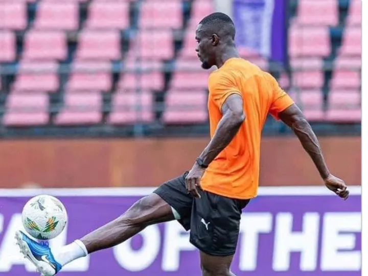 Image de Football. La défaite des Éléphants de Côte d'Ivoire face à la Sierra Leone a brisé la série d'invincibilité de l'équipe ivoirienne, alimentant une forte déception parmi les supporters. Le score de 1-0 en faveur des Leone Stars, après une victoire ivoirienne convaincante de 4-1 lors du match aller, a suscité une véritable tempête sur les réseaux sociaux. Malheureusement, le défenseur ivoirien Éric Bailly est devenu la cible des critiques, certains l'accusant directement d'avoir provoqué la défaite. Alors que des appels au soutien pour le joueur se multiplient, cette situation interroge sur la manière dont sont perçus et traités les échecs dans le football africain. Une défaite qui divise l'opinion publique La défaite des Éléphants face à la Sierra Leone a fait l'effet d'une déflagration dans le paysage sportif ivoirien. Le mythe de l'invincibilité de la sélection nationale, bâti sur une série de victoires impressionnantes, s'est effondré. Le contexte de cette défaite est d'autant plus surprenant que les Ivoiriens avaient largement dominé leurs adversaires lors du match aller, remporté 4-1 à San Pedro. Le match retour, disputé sur le sol libérien, s'est cependant soldé par une victoire surprise de la Sierra Leone, qui a réussi à marquer sur un corner. Cette action, impliquant une erreur de jugement de Éric Bailly, a suffi pour faire de ce dernier la cible des critiques. Beaucoup d'observateurs et de supporters ivoiriens se sont déchaînés sur les réseaux sociaux, pointant du doigt le joueur comme le principal responsable de la défaite. Certains sont allés jusqu'à demander qu'il soit écarté de l'équipe nationale, mettant en avant son manque de forme après deux années d'absence en sélection. Éric Bailly, qui évolue actuellement sous les couleurs de Villarreal en Espagne, a dû faire face à une pression médiatique intense depuis la fin de ce match. Les critiques acerbes, nourries par les frustrations de la défaite, se sont rapidement concentrées sur son erreur en défense, qui a permis à la Sierra Leone de sceller le sort du match. Cette forme de lynchage médiatique n'est pas nouvelle dans le monde du football. Pourtant, elle pose des questions importantes sur la gestion de la défaite et le traitement des joueurs face à l'erreur. Éric Bailly, qui faisait son retour en sélection après une longue absence due à des blessures récurrentes, a été pointé du doigt alors que, dans le même temps, d'autres éléments du match auraient pu être mis en cause. L'ensemble de l'équipe a en effet paru en difficulté sur ce terrain synthétique, que plusieurs joueurs ont qualifié de difficilement praticable. Emerse Faé appelle à l'union Face à cette vague de critiques qui a rapidement dégénéré en attaque personnelle, le sélectionneur des Éléphants, Emerse Faé, a tenu à réagir. En conférence de presse d'après-match, l'entraîneur a appelé au calme et à la solidarité. « On apprend de chaque match, que ce soit dans la victoire ou dans la défaite. On apprend toujours. Les changements que j'ai effectués étaient mérités pour les joueurs concernés. Ils ont fait un excellent stage », a-t-il affirmé. Pour Faé, la défaite était le résultat d'un effort collectif qui n'a pas fonctionné, mais en aucun cas d'une faute individuelle. « Nous avons joué dans des conditions particulières, avec un terrain synthétique qui a été très difficile à appréhender. Il était préférable de laisser au repos certains joueurs qui ont beaucoup joué depuis le début de la saison », a poursuivi le sélectionneur, soulignant la nécessité de faire tourner l'effectif. Il a rappelé que la responsabilité d'une défaite est collective : « Nous avons perdu ensemble, tout comme nous gagnons ensemble. Il n'y a pas de regrets ». Cette prise de position a été saluée par de nombreux observateurs, qui ont apprécié la défense du groupe par l'entraîneur. Faé s'est montré protecteur envers ses joueurs, insistant sur l'importance de rester unis dans l'adversité, et sur la volonté de tirer des leçons de cette défaite pour revenir plus fort lors des prochaines échéances. Heureusement, face aux critiques, des voix se sont élevées pour exprimer leur soutien au défenseur ivoirien. Plusieurs personnalités, aussi bien issues du monde du sport que de la culture, ont publiquement affiché leur solidarité avec Bailly. Parmi elles, le président de la Fédération Ivoirienne de Football (FIF), Idriss Diallo, a tenu à rappeler l'engagement et le dévouement d'Éric Bailly pour l'équipe nationale. « Bailly est un guerrier. Il a toujours donné le meilleur de lui-même pour la Côte d'Ivoire. Une erreur peut arriver à n'importe qui, et nous devons le soutenir dans ce moment difficile », a déclaré Idriss Diallo. Ces propos ont été repris et largement commentés sur les réseaux sociaux, où une autre voix s'est fait entendre, celle du soutien et de l'encouragement. Les artistes ivoiriens A'Salfo, leader du groupe Magic System, et Kerozen, chanteur de renom, ont également publié des messages de soutien, rappelant que le football est un sport collectif et que chaque joueur fait des erreurs. Pour eux, l'heure est à l'union et à la mobilisation derrière l'équipe nationale, afin de préparer au mieux les prochaines rencontres qui seront décisives pour la qualification à la Coupe d'Afrique des Nations (CAN). La réaction du public : entre frustration et espoir Le lynchage d'Éric Bailly sur les réseaux sociaux illustre la passion, mais aussi les excès auxquels peut mener la ferveur populaire autour du football. Beaucoup de supporters ont exprimé leur déception quant au résultat du match, mais certains ont également appelé au calme, rappelant que l'équipe reste en lice pour la qualification et que les défaites font partie du parcours d'une équipe. « C'est dans les moments difficiles que l'on voit les vrais supporters », peut-on lire dans plusieurs commentaires sur les forums de discussion. Pour ces fans, il est crucial de continuer à soutenir les Éléphants, même lorsqu'ils traversent des périodes de doute. Ils considèrent que les critiques doivent être constructives et ne pas tomber dans l'attaque personnelle qui risque de miner le moral des joueurs. Cette défaite et la tempête médiatique qui l'a suivie pourraient constituer un tournant pour l'équipe nationale de Côte d'Ivoire. Les prochaines semaines seront cruciales pour les Éléphants, qui devront rapidement relever la tête et se remettre au travail pour préparer les échéances à venir. Pour Éric Bailly, l'enjeu est de retrouver sa place, de se réhabiliter aux yeux des supporters et de montrer qu'il reste un élément incontournable de la défense ivoirienne. L'entraîneur Emerse Faé, quant à lui, devra faire preuve de pédagogie et de leadership pour réunir ses troupes autour d'un objectif commun : celui de poursuivre la progression de l'équipe vers une qualification éclatante pour la CAN. Les défis sont nombreux, mais cette période difficile pourrait être une occasion de renforcer la cohésion du groupe et de solidifier les bases d'une équipe capable de réussir sur la scène continentale. L'importance du soutien psychologique Le cas d'Éric Bailly met également en lumière l'importance du soutien psychologique pour les joueurs, en particulier dans un environnement aussi exigeant que celui du football international. Les erreurs font partie intégrante du jeu, mais leur impact peut être difficile à supporter, surtout lorsque la critique publique devient personnelle et virulente. Les clubs et les équipes nationales doivent désormais intégrer des professionnels du soutien psychologique au sein de leurs structures, pour aider les joueurs à gérer la pression médiatique et les attentes souvent démesurées des supporters. La capacité à surmonter les échecs et à transformer les moments difficiles en opportunités de croissance est cruciale pour la carrière d'un footballeur professionnel. La défaite de la Côte d'Ivoire face à la Sierra Leone a mis en évidence les faiblesses mais aussi la force potentielle des Éléphants. La capacité de l'équipe à rebondir après ce revers sera un indicateur de sa maturité et de sa résilience. Pour Éric Bailly, il s'agira de démontrer qu'il peut apprendre de ses erreurs et revenir encore plus fort. Cette défaite nous interpelle également sur notre rapport au sport et à l'erreur. Le football est un jeu collectif où chaque membre de l'équipe joue un rôle crucial, et la défaite est parfois le résultat de facteurs multiples, et non de la seule action d'un joueur. Dès lors, comment pouvons-nous, en tant que supporters, mieux accompagner nos équipes dans les moments difficiles pour construire une culture de soutien qui transcende les résultats ?