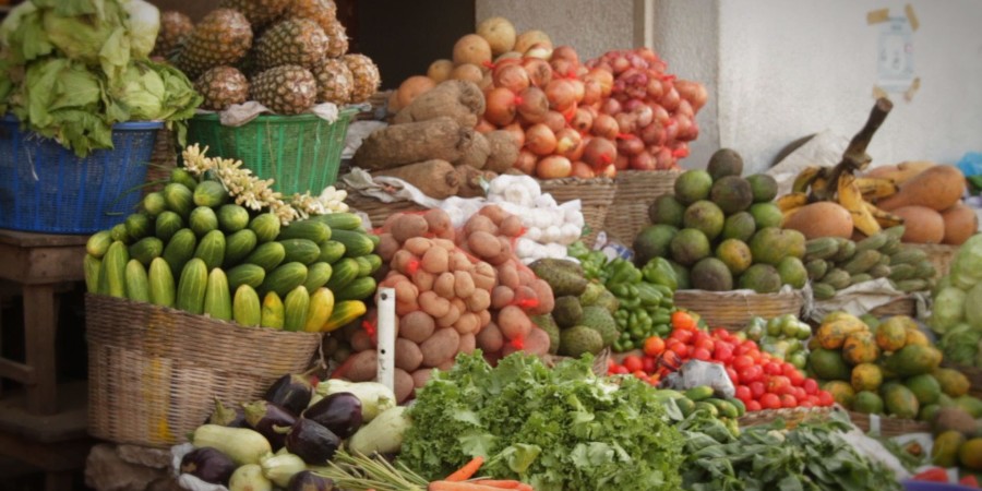 Image de Société. Face à l'ampleur croissante du trafic de produits agricoles stratégiques, la Côte d'Ivoire a décidé de renforcer sa lutte contre la commercialisation et l'exportation illicites. Un dispositif de prévention et de contrôle renforcé a été mis en place au niveau local, dans le but de protéger les ressources agricoles et d'assurer une redistribution équitable des richesses issues du secteur agricole, véritable poumon de l'économie nationale. Le gouvernement ivoirien semble bien déterminé à enrayer ce fléau qui menace la stabilité économique du pays. Un dispositif de lutte renforcé contre la contrebande agricole Le gouvernement ivoirien a récemment annoncé le lancement d'une vaste opération pour réprimer les exportations illégales de produits agricoles, une initiative qui s'inscrit dans une stratégie plus large de préservation des récoltes et de sécurisation des circuits de commercialisation. Les produits tels que le cacao, le café, le coton et l'anacarde sont des ressources stratégiques pour la Côte d'Ivoire. Ces denrées représentent une part significative des recettes à l'exportation et jouent un rôle déterminant dans la croissance économique du pays. L'ampleur du trafic illicite est telle que le gouvernement a choisi de renforcer les contrôles aux frontières et de sévir contre les trafiquants qui s'adonnent à cette activité illégale. La présence de nombreux échanges illicites a contribué à des pertes financières colossales pour l'État et a mis en péril la viabilité de certaines filières agricoles. « Nous sommes confrontés à un phénomène qui mine non seulement nos réserves financières, mais qui menace aussi nos producteurs locaux, déjà vulnérables face aux aléas climatiques », a déclaré Amadou Coulibaly, porte-parole du gouvernement. Parmi les mesures détaillées par le gouvernement, des sanctions drastiques ont été prévues à l'encontre des personnes impliquées dans le trafic de produits agricoles. Ces sanctions incluent la confiscation des biens issus d'infractions au profit de l'État, le retrait des passeports, des agréments, ainsi que la suspension des permis de conduire. « Nous devons être fermes face à cette menace », a insisté le ministre, rappelant que l'objectif est non seulement de protéger les ressources nationales, mais aussi de soutenir les producteurs locaux, qui sont les premières victimes de ces pratiques illicites. Ces sanctions visent à dissuader les acteurs malveillants de se livrer à ces activités, qui ont des conséquences économiques et sociales négatives pour le pays. En effet, la contrebande prive l'État de recettes fiscales nécessaires pour financer des programmes sociaux et développer les infrastructures rurales. Pour les producteurs, les pertes liées au trafic illicite se traduisent souvent par une baisse des prix payés pour leurs récoltes, rendant encore plus difficile leur survie économique. Des infrastructures pour améliorer la commercialisation des produits agricoles En parallèle de ces mesures répressives, le gouvernement ivoirien a décidé d'investir dans des infrastructures destinées à améliorer la collecte et la commercialisation des produits vivriers. Ainsi, deux nouveaux centres de collecte et de stockage ont été ouverts à Tiébissou et Toumodi, avec une capacité totale de 2 100 tonnes. Ces infrastructures modernes permettront de faciliter l'approvisionnement des marchés et d'assurer une meilleure conservation des récoltes. Ces centres de collecte visent à améliorer l'organisation des circuits de distribution et à réduire les pertes post-récoltes, qui constituent un véritable défi pour les producteurs ivoiriens. Pour le ministre de l'Agriculture, « ces nouvelles infrastructures viennent combler un vide, en apportant une solution pratique aux problèmes de stockage et de distribution des produits agricoles, tout en contribuant à la sécurité alimentaire du pays ». En facilitant l'accès aux marchés et en améliorant la qualité des produits commercialisés, ces initiatives ont pour but de renforcer la compétitivité de l'agriculture ivoirienne, tant sur le marché local que sur les marchés internationaux. Le développement de ces infrastructures répond également à une volonté de réduire la dépendance aux circuits informels, souvent exploités par des trafiquants. Pour assurer le succès de cette lutte contre la contrebande, le gouvernement ivoirien mise également sur une collaboration étroite avec les producteurs et les acteurs du secteur agricole. Ces derniers sont invités à dénoncer les pratiques illégales et à participer activement aux efforts de sécurisation des récoltes. « Les producteurs sont les premiers gardiens de la richesse agricole nationale. Leur collaboration est essentielle pour préserver nos ressources et assurer une distribution équitable des revenus », a souligné Amadou Coulibaly. Le gouvernement entend aussi mettre en place des programmes de sensibilisation pour informer les agriculteurs des conséquences du trafic illégal et des avantages à opter pour des circuits formels de commercialisation. Cette dynamique de coopération se traduit par la création de comités locaux de surveillance, chargés de veiller à la sécurisation des récoltes et de signaler toute activité suspecte. Ces comités, composés de producteurs, de représentants locaux et de membres des forces de sécurité, incarnent une approche inclusive et communautaire de la lutte contre le trafic agricole. Des enjeux économiques et sociaux majeurs Le trafic de produits agricoles représente un enjeu économique considérable pour la Côte d'Ivoire. Avec le cacao, le café et l'anacarde comme produits phares à l'exportation, l'économie nationale repose largement sur la bonne santé du secteur agricole. La contrebande sape cette santé économique en détourant des ressources précieuses vers des circuits parallèles, privant ainsi l'État de revenus vitaux. Outre les pertes économiques, le trafic illicite a des répercussions sur la vie sociale des communautés rurales. Les producteurs, souvent déjà confrontés à des conditions de travail difficiles, se voient encore plus vulnérables face à la pression des trafiquants. Ces derniers n'hésitent pas à imposer des prix bas, à acheter les récoltes dans des conditions déloyales, ou même à menacer ceux qui refuseraient de collaborer. Pour beaucoup de petits exploitants, l'insécurité liée au trafic agricole est un frein majeur au développement de leurs activités. La volonté affichée par le gouvernement ivoirien de lutter contre la contrebande des produits agricoles est indéniable, mais les défis restent nombreux. Les moyens déployés pour contrôler les frontières et sécuriser les récoltes devront être renforcés pour couvrir l'ensemble du territoire, en particulier les zones rurales où les forces de sécurité sont souvent absentes. Par ailleurs, la corruption constitue un obstacle de taille. Les trafiquants bénéficient parfois de complicités au sein même des structures chargées de contrôler les flux de marchandises. Pour lutter efficacement contre le trafic agricole, il sera nécessaire de mettre en place des mécanismes de contrôle interne rigoureux et de renforcer la transparence dans la chaîne de commercialisation. En renforçant la lutte contre la contrebande des produits agricoles, la Côte d'Ivoire s'engage dans une voie essentielle pour préserver son économie et améliorer les conditions de vie de ses producteurs. Les mesures de répression, combinées aux investissements dans les infrastructures agricoles et à la mobilisation des producteurs, laissent entrevoir des perspectives positives pour le secteur agricole. Cependant, des questions demeurent : comment assurer la pérennité de ces efforts et créer un environnement où les producteurs se sentent sécurisés et valorisés ? Comment faire en sorte que la lutte contre la contrebande soit un combat de tous, impliquant à la fois l'État, les producteurs, et les communautés locales, afin de garantir un avenir prospère à l'agriculture ivoirienne ?