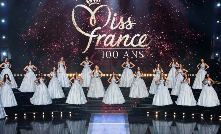 Image de Beauté/Mode. Pour la première fois dans l'histoire du prestigieux concours Miss France, le voyage de préparation des finalistes se déroulera en Afrique, et plus précisément en Côte d'Ivoire. En novembre 2024, les 30 candidates en lice pour le titre de Miss France 2025 auront l'occasion unique de découvrir ce pays d'Afrique de l'Ouest, reconnu pour son hospitalité chaleureuse, sa richesse culturelle et ses paysages variés. Cette décision inédite reflète non seulement un tournant dans la manière dont le concours envisage la diversité culturelle, mais également une volonté de renforcer les liens entre la France et la Côte d'Ivoire. Un voyage symbolique et décisif pour les finalistes La décision du Comité Miss France d'organiser ce voyage de préparation en Côte d'Ivoire est loin d'être anodine. Il s'agit non seulement d'une première dans l'histoire du concours, mais aussi d'un message fort envoyé quant à l'importance de la diversité et de l'ouverture sur le monde. Ce choix de destination met en lumière l'engagement du concours à faire de la future Miss France une ambassadrice de la culture et de la tolérance. Frédéric Gilbert, président de la Société Miss France, a exprimé son enthousiasme à l'idée de cette aventure unique. « C'est la première fois dans l'histoire du concours qu'un voyage Miss France est organisé en Afrique. La Côte d'Ivoire, avec son patrimoine culturel et historique très riche, est une destination idéale pour offrir aux candidates une expérience authentique et inoubliable », a-t-il déclaré lors d'une conférence de presse. Pour les candidates, ce voyage de préparation représente bien plus qu'une simple étape dans la compétition. Il s'agit d'un moment charnière, où elles pourront approfondir leur cohésion de groupe, renforcer leur détermination et affiner leurs compétences avant la grande finale. En s'imprégnant des coutumes locales et en découvrant l'histoire de la Côte d'Ivoire, elles auront l'opportunité de se préparer à devenir de véritables ambassadrices culturelles. Le séjour en Côte d'Ivoire promet d'être une expérience unique, tant pour la dimension culturelle que pour la préparation au titre de Miss France. Les candidates auront l'occasion de visiter des sites emblématiques du pays, notamment la Basilique Notre-Dame de la Paix à Yamoussoukro, les plages bordées de cocotiers de Grand-Bassam, ou encore le marché coloré de Treichville, qui offre un aperçu vivant de la diversité culinaire et artisanale ivoirienne. Ces visites seront également l'occasion pour les candidates de s'initier aux traditions locales, telles que les danses folkloriques, la musique traditionnelle et la gastronomie ivoirienne, très variée et généreuse. « Nous voulons que ces jeunes femmes s'imprègnent de l'authenticité africaine et en ressortent enrichies », a expliqué Siandou Fofana, Ministre du Tourisme et des Loisirs de Côte d'Ivoire. Pour lui, ce séjour est aussi une opportunité de promouvoir le pays sur la scène internationale et de montrer au monde la beauté et la diversité de la Côte d'Ivoire. Des préparatifs rythmés par l'accompagnement de Miss France 2024 Durant ce voyage, les candidates ne seront pas seules. Eve Gilles, Miss France 2024, les accompagnera tout au long de leur séjour. Elle jouera un rôle essentiel en tant que mentor, partageant son expérience et prodiguant de précieux conseils aux jeunes femmes qui aspirent à lui succéder. « C'est un privilège de pouvoir être aux côtés des nouvelles candidates, de les guider et de les aider à surmonter les défis », a confié Eve Gilles. Ce voyage est aussi une occasion pour les candidates de montrer leur engagement envers les valeurs prônées par le concours Miss France, telles que l'élégance, la bienveillance et la capacité à être un modèle pour les autres. Les différentes activités prévues au programme permettront de renforcer leur confiance en elles, développer leur capacité d'expression en public et d'approfondir leur connaissance des enjeux sociétaux, notamment en lien avec les défis auxquels fait face le continent africain. Ce séjour préparatoire ne se limite pas à l'aspect culturel et compétitif du concours. Il est également porteur d'un message de coopération et de rapprochement entre la France et la Côte d'Ivoire. En choisissant ce pays comme destination, la Société Miss France et TF1 souhaitent mettre en avant la richesse des relations franco-ivoiriennes et l'importance des échanges culturels entre les deux nations. Pour Siandou Fofana, ce séjour est « une belle occasion de présenter la Côte d'Ivoire sous son meilleur jour et de renforcer les liens d'amitié qui nous unissent à la France ». De nombreuses rencontres avec des personnalités locales sont prévues afin de permettre aux candidates de mieux comprendre les enjeux de développement de la Côte d'Ivoire et de s'inspirer des initiatives locales en matière d'éducation, de culture et de solidarité. Des retombées positives pour le tourisme ivoirien La venue des candidates de Miss France en Côte d'Ivoire est également une opportunité pour le pays de promouvoir son potentiel touristique. Avec des millions de téléspectateurs qui suivent chaque édition du concours, l'attention médiatique portée sur ce séjour pourrait susciter un regain d'intérêt pour la destination ivoirienne. « Accueillir un événement de cette envergure est une véritable vitrine pour notre pays. Cela nous permet de montrer au monde la beauté de nos paysages, la richesse de notre culture et l'hospitalité de notre peuple », a affirmé Siandou Fofana. Le secteur touristique en Côte d'Ivoire, en plein essor depuis quelques années, pourrait bénéficier de cette exposition internationale. Les autorités espèrent que cette opération contribuera à attirer de nouveaux visiteurs, notamment des touristes français et européens, curieux de découvrir un pays qui conjugue modernité et traditions. Après leur retour de Côte d'Ivoire, les candidates rejoindront le parc du Futuroscope, où elles poursuivront les derniers préparatifs en vue de la grande finale, prévue le 14 décembre 2024 à l'Arena Futuroscope. Présentée par Jean-Pierre Foucault et diffusée en direct sur TF1, la finale verra s'affronter ces trente jeunes femmes pour tenter de succéder à Eve Gilles et de remporter la couronne tant convoitée. Ce séjour en Côte d'Ivoire constitue ainsi une étape clé dans la préparation des candidates, qui auront à cœur de représenter non seulement leur région, mais également de porter haut les valeurs de la France sur la scène internationale. La finale promet d'être riche en émotions et en rebondissements, avec une mise en valeur de la diversité des parcours et des talents de chaque candidate. Le séjour des candidates de Miss France 2025 en Côte d'Ivoire est une première qui marque un tournant dans l'histoire du concours. Il reflète une volonté d'ouverture sur le monde, de valorisation des cultures et de renforcement des liens entre la France et l'Afrique. Ce voyage, au-delà de sa dimension touristique et culturelle, pourrait jouer un rôle déterminant dans la formation de la prochaine Miss France, qui devra être non seulement belle, mais aussi engagée et consciente des enjeux mondiaux. Mais alors, ce séjour en Côte d'Ivoire fera-t-il la différence dans la sélection de la prochaine Miss France et dans la manière dont elle portera son rôle d'ambassadrice ?