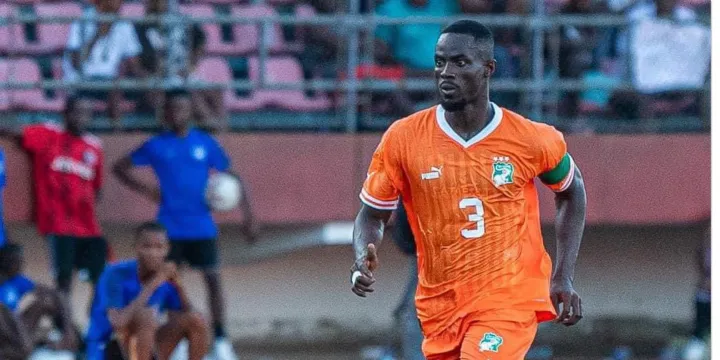 Image de Football. Suite à la défaite des Éléphants de Côte d'Ivoire face aux Leones Stars de Sierra Leone lors de la 4e journée des éliminatoires de la CAN 2025, le défenseur ivoirien Eric Bailly a choisi de s'adresser aux supporteurs sur ses comptes officiels de réseaux sociaux. Le match, qui s'est tenu au stade Samuel Doe de Monrovia au Libéria, a été marqué par une prestation décevante des Ivoiriens, suscitant la frustration des supporteurs et de vives critiques. Dans un contexte difficile, Bailly a présenté ses excuses, appelant à la résilience et promettant de tout donner pour obtenir la qualification de l'équipe. Un appel à la résilience et au travail Eric Bailly, défenseur évoluant à Villarreal, a publié un court communiqué sur ses réseaux sociaux pour adresser un message clair aux supporteurs ivoiriens. Cette défaite contre la Sierra Leone a été vécue comme un coup dur, aussi bien pour l'équipe que pour les nombreux fans des Éléphants. Le joueur a tenu à reconnaître la douleur de cette défaite tout en insistant sur l'importance de tirer des leçons des erreurs commises. « Nous savons que cette défaite fait mal, à l'équipe et aux supporteurs. Nous continuons à travailler chaque jour pour progresser et apprendre de nos erreurs », a écrit Eric Bailly. Le défenseur a exprimé sa gratitude envers les supporteurs qui continuent de soutenir l'équipe malgré les échecs, rappelant que rien n'était encore perdu dans la course à la qualification. L'appel de Bailly à la résilience et à l'apprentissage illustre sa volonté de tourner la page de cet épisode difficile tout en préparant les prochains rendez-vous de l'équipe nationale. « On se battra jusqu'au bout, avec l'espoir que le meilleur reste à venir. Fier de la mentalité et l'engagement de l'équipe », a-t-il ajouté, soulignant ainsi la détermination collective des joueurs à rebondir. La défaite face à la Sierra Leone n'a pas manqué de susciter des critiques, parfois virulentes, de la part des amateurs de football ivoiriens. Sur les réseaux sociaux, beaucoup ont pointé du doigt la prestation de certains joueurs, et en particulier celle d'Eric Bailly, estimant qu'ils n'avaient pas été à la hauteur des attentes. Certains fans n'ont pas hésité à exprimer leur frustration quant au manque d'efficacité défensive de l'équipe et à critiquer certaines décisions prises pendant le match. Face à ces critiques, Bailly a choisi de répondre avec dignité et responsabilité. Plutôt que de se laisser abattre par la pression, il a fait une promesse importante aux supporteurs ivoiriens : celle de se battre jusqu'au bout pour obtenir la qualification pour la Coupe d'Afrique des Nations 2025. « Il reste deux matches lors desquels nous donnerons tout pour nous qualifier », a promis le défenseur, bien conscient des attentes qui pèsent sur les Éléphants. Ce message, qui se veut rassurant, est aussi un rappel de l'engagement que les joueurs ont envers leurs supporteurs. Pour Bailly, il est évident que l'équipe doit redoubler d'efforts pour gagner la confiance des fans et leur prouver qu'elle a les ressources nécessaires pour atteindre ses objectifs. Des enjeux importants pour la qualification à la CAN 2025 La défaite contre la Sierra Leone place les Éléphants dans une situation délicate pour la suite des éliminatoires de la CAN 2025. Avec deux matchs restants, la marge d'erreur est extrêmement réduite, et chaque point comptera pour espérer obtenir la qualification. Les prochains matchs seront décisifs, tant pour l'équipe que pour les supporteurs, qui souhaitent voir la Côte d'Ivoire figurer parmi les meilleures nations du continent lors de la compétition au Maroc. Pour les joueurs, il s'agit non seulement de se battre pour obtenir une qualification, mais aussi de redorer l'image de l'équipe nationale après des performances en demi-teinte lors des précédents matchs. Les Éléphants, qui ont longtemps été considérés comme l'une des équipes les plus redoutables du continent, doivent retrouver leur splendeur passée et prouver qu'ils sont toujours capables de rivaliser avec les meilleures formations africaines. « Les deux prochains matchs seront cruciaux pour nous », a affirmé Bailly. « Nous savons ce qui est en jeu, et nous ferons tout ce qui est en notre pouvoir pour atteindre notre objectif ». Ces propos montrent l'importance que les joueurs accordent à ces éliminatoires et leur détermination à ne pas décevoir leurs supporteurs. Malgré la déception de la défaite, Eric Bailly a voulu transmettre un message d'espoir et de positivisme. Selon lui, les difficultés rencontrées lors du match contre la Sierra Leone doivent servir de leçons pour l'équipe, qui doit continuer à travailler ensemble pour surmonter les obstacles et atteindre ses objectifs. « Fier de la mentalité et de l'engagement de l'équipe », a-t-il affirmé, soulignant l'unité qui prévaut au sein des Éléphants malgré les difficultés. Le défenseur de Villarreal croit en la capacité de l'équipe à se ressaisir et à démontrer sa valeur sur le terrain. Il reconnaît que la route vers la qualification est semée d'embûches, mais insiste sur l'importance de ne jamais abandonner. Les joueurs, dit-il, sont prêts à se battre jusqu'à la dernière minute pour atteindre leur objectif. Cette attitude est essentielle pour remobiliser les troupes et affronter les défis qui attendent les Éléphants. Les deux derniers matchs des éliminatoires représentent une occasion de montrer que l'équipe a tiré des leçons de ses erreurs et qu'elle est capable de se hisser au niveau attendu par la nation. Le soutien des supporteurs, un élément déterminant Le soutien des supporteurs est un élément crucial pour les Éléphants, surtout dans ces moments de doute et de remise en question. Eric Bailly n'a pas manqué de saluer l'engagement des fans, qui continuent de soutenir leur équipe malgré les difficultés. « Merci pour votre soutien inconditionnel, rien n'est fait », a-t-il écrit, réitérant ainsi l'importance de la relation entre l'équipe nationale et ses supporteurs. Pour de nombreux supporteurs, le football représente bien plus qu'un simple sport : il est une fierté nationale, une source de joie et un vecteur d'union. Les Éléphants savent qu'ils portent les espoirs de toute une nation, et cela ajoute une pression supplémentaire à leurs performances. Cependant, c'est aussi cette pression qui peut les pousser à se dépasser et à tout donner pour atteindre leurs objectifs. Les deux derniers matchs des éliminatoires de la CAN 2025 représentent une dernière chance pour les Éléphants de se qualifier pour la compétition. Le chemin est encore long, et les obstacles nombreux, mais Eric Bailly et ses coéquipiers semblent déterminés à ne rien lâcher. Leur engagement, combiné au soutien indéfectible des supporteurs, pourrait bien faire la différence dans ces moments décisifs. Pour la Côte d'Ivoire, la qualification pour la CAN est bien plus qu'un objectif sportif : c'est une question de fierté nationale et de réputation sur la scène continentale. Les Éléphants, qui ont connu des heures de gloire par le passé, se doivent de prouver qu'ils sont toujours parmi les meilleures équipes d'Afrique. Reste à savoir si l'équipe sera capable de transformer les promesses d'Eric Bailly en réalité et de retrouver la confiance nécessaire pour atteindre ses objectifs. La question qui se pose maintenant est simple : les Éléphants parviendront-ils à retrouver leur splendeur et à offrir à leurs supporteurs la qualification tant espérée pour la CAN 2025 ?