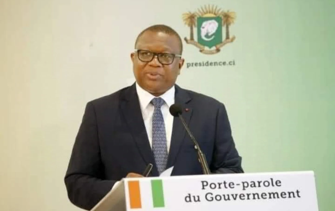 Image de Société. La tension monte en Côte d'Ivoire alors que le conflit entre le gouvernement et les enseignants du secteur public prend une tournure de plus en plus intransigeante. En cause, la décision des autorités de ne pas rémunérer les enseignants pour les jours de grève, une annonce faite par le porte-parole du gouvernement, le ministre de la Communication, Amadou Coulibaly, lors du compte rendu du Conseil des ministres du mercredi 16 octobre 2024. Le bras de fer s'intensifie, chaque camp campant sur ses positions, avec des conséquences directes pour le système éducatif et les élèves. La grève, une action jugée illégale par le gouvernement Depuis le mardi 16 octobre, une partie des enseignants du secteur public ivoirien a entamé un mouvement de grève de 72 heures, revendiquant, entre autres, l'instauration d'une prime d'incitation pour les personnels éducatifs. Cependant, le gouvernement a rapidement qualifié cette grève d'« illégale » et d'« injustifiée ». Le porte-parole du gouvernement, Amadou Coulibaly, n'a pas manqué de rappeler que ce mouvement ne respectait aucune des étapes prévues par la législation en vigueur en matière de conflits sociaux. « Cette grève est illégale, et tous ceux qui y participent savent qu'aucune des étapes n'a été respectée », a souligné Amadou Coulibaly, mettant ainsi en avant l'absence de dialogue préalable entre les syndicats et les autorités, un dialogue pourtant requis par la loi avant tout débrayage. Cette position gouvernementale laisse entrevoir une volonté de s'inscrire dans une posture intransigeante vis-à-vis des grèves jugées non conformes aux règles. En outre, le porte-parole a également remis en question les raisons avancées par les syndicats enseignants pour justifier cette mobilisation. Ces derniers réclament une prime d'incitation, mais, selon le gouvernement, ils n'ont fourni aucune explication claire sur la nature de cette prime ni sur son impact financier pour l'État. « À quoi correspond cette prime ? Combien cela va coûter à l'État ? », s'est interrogé Amadou Coulibaly, laissant entendre que les revendications des enseignants ne reposaient pas sur une base suffisamment solide. Face à ce mouvement jugé illégal, le gouvernement a adopté une position ferme : les jours de grève ne seront pas payés. « Chacun de ceux qui ont participé à cette grève connaît la loi et sait à quoi ils s'exposent. Ce sont des jours de travail non assumés qui ne peuvent pas être payés », a affirmé le porte-parole du gouvernement. Cette décision de ne pas payer les jours non travaillés est perçue par certains comme une tentative de dissuader les enseignants de poursuivre leur mouvement de grève, en les privant de ressources financières indispensables. Cependant, elle risque aussi d'envenimer davantage le climat social, déjà tendu entre les syndicats d'enseignants et le gouvernement. Pour beaucoup de grévistes, cette décision est une preuve supplémentaire du manque de considération des autorités envers leurs préoccupations et leurs revendications légitimes. Du côté des syndicats, cette annonce a été accueillie avec une grande indignation. Les représentants des enseignants estiment que la décision de ne pas payer les jours de grève est une mesure injuste, qui ne tient pas compte des conditions de travail difficiles des enseignants et de leur faible rémunération. Pour eux, il s'agit d'une tentative d'intimidation visant à faire taire toute contestation et à décourager les mouvements sociaux dans le secteur de l'éducation. Des revendications jugées floues par les autorités Les revendications des enseignants, qui portent principalement sur l'octroi d'une prime d'incitation, sont jugées floues par les autorités. Selon Amadou Coulibaly, aucune justification précise n'a été apportée quant à la nécessité de cette prime ou son impact sur le budget de l'État. Le porte-parole du gouvernement a souligné l'importance de la transparence dans les négociations et a appelé les syndicats à fournir des éléments concrets pour soutenir leurs demandes. « Nous avons besoin de savoir à quoi correspond exactement cette prime d'incitation, et quel serait son coût pour l'État », a déclaré Amadou Coulibaly. Pour le gouvernement, toute nouvelle allocation doit être justifiée par des arguments solides et évaluée en fonction de sa faisabilité budgétaire. En l'absence de ces informations, il est difficile pour les autorités de considérer favorablement les revendications des enseignants. Les syndicats, de leur côté, soutiennent que cette prime est essentielle pour motiver les enseignants et compenser les difficultés qu'ils rencontrent au quotidien. Selon eux, les conditions de travail dans les écoles publiques sont de plus en plus précaires, avec un manque de ressources pédagogiques, des classes surchargées et des infrastructures souvent dégradées. Pour les enseignants, cette prime d'incitation serait une reconnaissance de leur travail et un moyen de les encourager à poursuivre leurs efforts malgré les obstacles. La décision du gouvernement de ne pas rémunérer les jours de grève pourrait avoir des conséquences lourdes sur le climat social en Côte d'Ivoire. Le secteur de l'éducation a déjà été marqué par de nombreux mouvements sociaux ces dernières années, et cette nouvelle grève risque de renforcer le sentiment de frustration des enseignants face à un gouvernement qu'ils jugent sourd à leurs revendications. Pour beaucoup d'enseignants, la question de la rémunération est cruciale. Avec des salaires considérés comme insuffisants au regard du coût de la vie, notamment dans les grandes villes du pays, toute perte de revenus est difficilement supportable. La décision de ne pas payer les jours de grève est donc perçue comme une atteinte directe à leurs moyens de subsistance, ce qui risque de radicaliser encore davantage le mouvement. En outre, cette situation a des répercussions directes sur les élèves, qui se retrouvent privés de cours et voient leur année scolaire perturbée par ces conflits. Pour de nombreux parents, cette grève est une source d'inquiétude, car elle compromet la continuité de l'enseignement et la réussite éducative de leurs enfants. Les parents d'élèves appellent ainsi les deux parties à trouver un compromis pour mettre fin à cette situation qui pénalise avant tout les élèves. La nécessité d'un dialogue social renouvelé Face à cette impasse, de nombreuses voix s'élèvent pour appeler à un dialogue social renouvelé entre le gouvernement et les syndicats d'enseignants. Les organisations de la société civile, les parents d'élèves, ainsi que certains observateurs internationaux estiment que seule une reprise du dialogue permettra de trouver une solution durable à cette crise. Pour beaucoup, il est essentiel que le gouvernement fasse preuve de souplesse et accepte de discuter avec les syndicats, afin de trouver un terrain d'entente qui permette d'améliorer les conditions de travail des enseignants tout en préservant les équilibres budgétaires. De leur côté, les syndicats doivent également faire preuve de responsabilité et présenter des revendications claires et chiffrées, afin de faciliter les négociations. « Il est temps que le gouvernement et les enseignants s'assoient à la table des négociations et trouvent une solution qui soit dans l'intérêt de tous, et avant tout dans l'intérêt des élèves », a déclaré un représentant de la société civile. Pour lui, la priorité doit être de garantir la continuité de l'enseignement, tout en reconnaissant les efforts des enseignants et en améliorant leurs conditions de travail. Le bras de fer entre le gouvernement ivoirien et les enseignants grévistes montre à quel point le climat social est tendu en Côte d'Ivoire, en particulier dans le secteur de l'éducation. La décision de ne pas payer les jours de grève risque d'aggraver la situation et de renforcer la radicalisation des syndicats. Pourtant, seule une reprise du dialogue pourrait permettre de trouver une issue favorable pour toutes les parties, et avant tout pour les élèves, qui sont les principales victimes de ce conflit. La question demeure : le gouvernement et les syndicats seront-ils capables de surmonter leurs divergences pour parvenir à une solution équitable qui permette d'améliorer les conditions de travail des enseignants sans compromettre les finances publiques ?