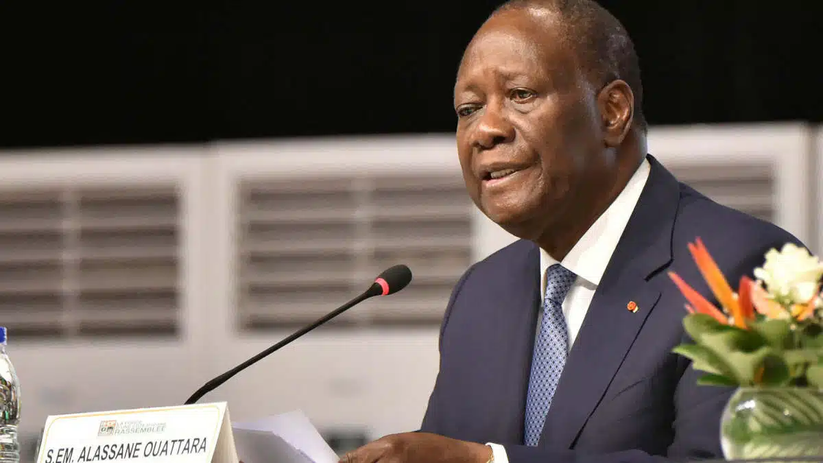 Image de Politique. La dissolution de la Fédération estudiantine et scolaire de Côte d'Ivoire (FESCI) a été annoncée par le Conseil national de sécurité, le 17 octobre 2024, marquant un tournant majeur pour le système universitaire ivoirien. Cette mesure survient dans un contexte de violences étudiantes et de troubles sur les campus, qui ont culminé avec l'assassinat de deux étudiants. Le gouvernement d'Alassane Ouattara a pris la décision radicale de dissoudre la FESCI et d'autres organisations syndicales, espérant ainsi ramener la sécurité et la sérénité dans les établissements d'enseignement supérieur. Violences universitaires : une situation devenue intolérable Les dernières semaines ont été marquées par une recrudescence des violences sur les campus universitaires ivoiriens, un phénomène qui a pris des proportions alarmantes. L'assassinat de deux étudiants, Khalifa Diomandé et Agui Mars Aubin Deagoué, tous deux membres de la FESCI, a été le détonateur d'une crise sans précédent. Les étudiants se sentaient de plus en plus menacés sur les campus, où les affrontements entre groupes rivaux et les violences étaient devenus monnaie courante. Les autorités, sous la présidence d'Alassane Ouattara, ont immédiatement pointé du doigt la FESCI, accusant l'organisation d'être à l'origine de nombreux troubles à l'ordre public. Ces accusations ont conduit à la décision radicale de dissoudre la FESCI ainsi que d'autres organisations syndicales estudiantines. Le ministre de l'Enseignement supérieur et de la Recherche scientifique a présenté cette proposition lors d'une réunion du Conseil national de sécurité, présidée par Alassane Ouattara, et elle a été validée sans délai. « Nous ne pouvons plus tolérer que des violences se produisent sur les campus, mettant en péril la vie de nos enfants. L'université doit rester un lieu de savoir et de développement intellectuel, et non un champ de bataille », a déclaré le ministre lors de son allocution. Cette mesure vise avant tout à rétablir l'ordre sur les campus et à garantir la sécurité des étudiants et du personnel enseignant. Suite à la dissolution de la FESCI, les forces de l'ordre ont procédé à d'importantes opérations de démantèlement dans les cités universitaires. Ces interventions avaient pour objectif de reprendre le contrôle de ces espaces qui étaient devenus des foyers de tensions et de violences. Les cités universitaires d'Abidjan, Bouaké, et Daloa ont été le théâtre d'évacuations massives. Près de 5000 personnes irrégulièrement logées ont été expulsées, tandis que de nombreuses armes ont été saisies dans le cadre des fouilles effectuées par les forces de sécurité. La réaction de l'État ivoirien face à cette crise a été rapide et intransigeante. Les locaux de la FESCI ont été démantelés, et plusieurs responsables de l'organisation ont été interpellés. Dix-sept étudiants, dont Kambou Sié, le secrétaire général de la FESCI, ont été arrêtés et déférés au parquet d'Abidjan Plateau. Par ailleurs, vingt-huit autres étudiants ont été interpellés et déférés suite aux opérations de déguerpissement menées dans les cités universitaires. Selon le Conseil national de sécurité, ces mesures sont nécessaires pour mettre fin à l'impunité qui prévalait au sein des campus universitaires. « Nous devons restaurer l'autorité de l'État et garantir que les établissements d'enseignement soient des lieux sûrs pour tous », a affirmé un responsable du gouvernement. La fin d'une époque : la FESCI, acteur controversé de la scène ivoirienne La dissolution de la FESCI marque la fin d'une époque pour le mouvement étudiant en Côte d'Ivoire. Fondée dans les années 1960, la FESCI a joué un rôle prépondérant dans la vie politique et sociale du pays. Au fil des décennies, l'organisation est devenue un acteur incontournable, à la fois redouté et controversé. La FESCI a souvent été accusée de méthodes violentes et de pratiques d'intimidation, mais elle était aussi perçue comme un contre-pouvoir face aux décisions gouvernementales jugées injustes par une partie de la jeunesse. Pour beaucoup d'étudiants et de citoyens ivoiriens, la FESCI représentait un espoir, un moyen de faire entendre la voix de la jeunesse face à un pouvoir souvent sourd à leurs revendications. Cependant, les accusations de violences récurrentes et les affrontements entre factions rivales ont terni l'image de l'organisation. En décidant de dissoudre la FESCI, le gouvernement ivoirien souhaite tourner la page d'une période marquée par l'instabilité et les tensions sur les campus. « La dissolution de la FESCI est une décision douloureuse mais nécessaire », a déclaré un officiel, soulignant l'importance de garantir un environnement propice aux études et au développement intellectuel des étudiants. La disparition de la FESCI soulève de nombreuses questions sur l'avenir du syndicalisme étudiant en Côte d'Ivoire. Pendant plusieurs décennies, la FESCI a été la principale organisation étudiante, capable de mobiliser des milliers d'étudiants pour revendiquer de meilleures conditions d'études et d'existence. Sa dissolution crée un vide dans le paysage syndical ivoirien et soulève la question de la représentation étudiante. Certains observateurs craignent que la disparition de la FESCI ne conduise à une perte de voix pour les étudiants, qui ne disposeront plus d'un organe fort pour faire valoir leurs revendications. D'autres, en revanche, estiment que la dissolution de l'organisation pourrait être une opportunité pour réinventer le syndicalisme étudiant en Côte d'Ivoire, en créant de nouvelles structures plus pacifiques et mieux organisées. Le ministre de l'Enseignement supérieur a proposé plusieurs mesures pour réorganiser le système universitaire et garantir la sécurité sur les campus. Parmi celles-ci, la réhabilitation des anciennes universités et des cités universitaires, ainsi que la mise en place d'un nouveau processus d'attribution des chambres universitaires, prenant en compte des critères tels que les résultats académiques, l'âge et la vulnérabilité sociale des étudiants. Ces mesures visent à restaurer un cadre éducatif propice au développement intellectuel et à la cohésion sociale. Entre sécurité et libertés : un équilibre précaire à trouver La décision de dissoudre la FESCI pose également la question des libertés académiques et du droit de manifester en Côte d'Ivoire. Si l'objectif affiché du gouvernement est de restaurer l'ordre sur les campus, certains craignent que cette mesure ne soit le prélude à une restriction plus large des libertés d'expression et de réunion pour les étudiants. Les défenseurs des droits humains ont exprimé leurs inquiétudes quant à l'impact de cette décision sur la démocratie universitaire. « Les étudiants ont le droit de s'organiser et de revendiquer de meilleures conditions de vie et d'études. Dissoudre la FESCI sans proposer de solution alternative pourrait étouffer toute forme de contestation légitime », a estimé un militant des droits de l'homme. Pour ces observateurs, il est crucial que le gouvernement accompagne cette décision par la création d'un espace de dialogue permettant aux étudiants de s'exprimer librement. En même temps, la question de la sécurité reste prépondérante. Les violences répétées sur les campus avaient créé un climat d'insécurité, nuisant non seulement aux étudiants, mais aussi aux enseignants et au personnel administratif. Pour le gouvernement, la dissolution de la FESCI représente une première étape vers le rétablissement d'un cadre sûr et serein, indispensable pour le bon fonctionnement des établissements d'enseignement supérieur. Le gouvernement ivoirien entend profiter de la dissolution de la FESCI pour réformer en profondeur le système universitaire. Outre la réhabilitation des infrastructures et la mise en place de critères rigoureux pour l'attribution des chambres universitaires, le ministre de l'Enseignement supérieur a également annoncé son intention de renforcer la présence de forces de sécurité sur les campus afin d'assurer la tranquillité des lieux. Des initiatives ont été évoquées pour encourager un climat de paix et de dialogue entre les étudiants. Parmi celles-ci, la création de comités consultatifs composés d'étudiants, d'enseignants, et de représentants du gouvernement, dans le but de favoriser une communication ouverte et de prévenir les conflits. Le gouvernement souhaite ainsi éviter que la dissolution de la FESCI ne laisse place à un vide syndical propice à l'émergence de nouveaux groupes extrémistes. Cependant, de nombreuses incertitudes demeurent quant à l'efficacité de ces mesures et leur capacité à éviter la réémergence de violences sur les campus. Certains analystes estiment que la dissolution de la FESCI pourrait engendrer une résistance de la part des membres les plus radicaux de l'organisation, qui pourraient chercher à continuer leurs actions dans la clandestinité. La dissolution de la FESCI marque un tournant majeur pour le système universitaire ivoirien. Alors que le gouvernement entend restaurer la sécurité et la paix sur les campus, cette décision suscite des interrogations sur l'avenir du syndicalisme étudiant et des libertés académiques en Côte d'Ivoire. L'État saura-t-il trouver un équilibre entre la sécurité des étudiants et le respect de leurs droits fondamentaux ? La jeunesse ivoirienne pourra-t-elle bénéficier d'un cadre éducatif paisible tout en conservant la possibilité de s'organiser et de revendiquer ses droits ? La question demeure : la dissolution de la FESCI marquera-t-elle le début d'une ère de stabilité ou ouvrira-t-elle la voie à de nouvelles tensions dans le monde universitaire ivoirien ? Seul l'avenir nous le dira.