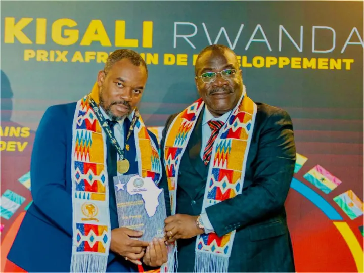 Image de Musique/Radio. L'édition 2024 du Prix Africain de Développement (PADEV) a mis à l'honneur une personnalité influente du secteur événementiel, l'Ivoirien Ange Diby. Le fondateur de la structure Boss+ & Co, établie à Paris, a été distingué pour son rôle dans la promotion de la culture africaine en Europe et sur la scène internationale. C'est lors de l'African Business Forum, tenu à Kigali au Rwanda du 12 au 15 octobre 2024, que ce prix a été remis, reconnaissant ainsi ses efforts constants pour faire rayonner l'art et la culture africains par la production de spectacles d'envergure. Le PADEV : une vitrine de l'excellence africaine Le Prix Africain de Développement (PADEV) est une initiative instituée en 2006 à Abidjan dans le but de récompenser les individus et organisations qui contribuent de manière significative au développement socio-économique du continent. Depuis ses débuts, cette distinction a su s'imposer comme un symbole d'excellence, encourageant les efforts des Africains à travers divers secteurs, allant de l'économie à la culture, en passant par l'éducation et la technologie. L'édition 2024 du PADEV, organisée à Kigali, au Rwanda, a rassemblé des décideurs, des opérateurs économiques et des personnalités influentes de plus de 25 pays africains ainsi que de la diaspora. Cet événement de premier plan a été l'occasion de saluer des initiatives ayant contribué à faire avancer l'Afrique et à répondre aux défis auxquels le continent fait face. Parmi les lauréats cette année, Ange Diby s'est distingué pour sa contribution au secteur événementiel et culturel. Sous la direction d'Ange Diby, la société Boss+ & Co s'est imposée comme une référence incontournable dans la production de spectacles vivants et l'organisation d'événements culturels tant en Afrique qu'en Europe. Installé à Paris, le promoteur ivoirien a su créer un pont entre les deux continents, permettant aux artistes africains de s'épanouir sur la scène internationale et de toucher un public toujours plus large. Boss+ & Co est aujourd'hui reconnue pour la qualité de ses productions et pour son approche novatrice dans la gestion des événements. L'entreprise se distingue par la manière dont elle valorise la richesse culturelle africaine tout en intégrant des méthodes modernes de production et de sécurité. « Notre objectif a toujours été de présenter le meilleur de la culture africaine, tout en respectant les standards internationaux », a affirmé Ange Diby lors de la remise du prix. Ange Diby a supervisé de nombreux événements emblématiques, dont des spectacles tels que "Ma grande famille", "La fête à Gohou", ainsi que des concerts d'artistes populaires comme Roseline Layo, VDA, et la Team Paiya. Ces événements ont eu lieu dans des lieux prestigieux tels que le Casino de Paris ou les Folies Bergères, témoignant de la capacité de Boss+ & Co à s'imposer sur la scène européenne. Un leadership visionnaire salué La distinction d'Ange Diby au PADEV 2024 ne récompense pas uniquement des réalisations individuelles, mais aussi le fruit d'un travail collectif. À ce titre, Ange Diby a tenu à remercier chaleureusement son équipe, sans qui ces succès n'auraient pas été possibles. « Ce trophée représente plus qu'un accomplissement personnel. Il est le reflet de notre unité, de cette alchimie unique qui nous pousse à aller au-delà des attentes », a-t-il déclaré. Il a salué la détermination, le dévouement et la créativité de chaque membre de son équipe, qu'il considère comme les véritables artisans de ce succès. Cette reconnaissance illustre à quel point Ange Diby a su transformer les pratiques du secteur de l'événementiel. Loin de se contenter des approches traditionnelles, il a adopté des méthodes modernes, rendant possible la mise en valeur de l'héritage culturel africain tout en satisfaisant aux exigences d'un public diversifié et exigeant. Boss+ & Co ne se limite pas seulement à la production de spectacles ; elle est également engagée dans des projets de développement culturel visant à favoriser les échanges entre artistes africains et européens. Pour Ange Diby, ce prix est aussi une source d'inspiration pour la nouvelle génération de promoteurs culturels et d'entrepreneurs africains. « Notre rôle est de créer des opportunités pour que la culture africaine soit visible, mais également de montrer aux jeunes que tout est possible avec du travail et de la détermination », a-t-il ajouté. En effet, en s'imposant dans un secteur aussi concurrentiel que celui de l'événementiel, Ange Diby montre la voie à une nouvelle génération d'entrepreneurs qui souhaitent contribuer au rayonnement de l'Afrique sur la scène mondiale. Le rôle de la culture dans la promotion de l'image positive du continent est crucial, et Diby est convaincu que la mise en valeur de l'art et de la musique africains peut contribuer à dépasser les clichés souvent associés à l'Afrique. Boss+ & Co a ainsi multiplié les partenariats avec des acteurs institutionnels et privés pour soutenir la production d'événements culturels de grande ampleur. L'objectif est non seulement de présenter des spectacles de qualité, mais aussi de créer un environnement propice à l'épanouissement des talents africains. En facilitant les échanges entre artistes de différents horizons, Ange Diby espère encourager la création artistique et l'émergence de nouveaux talents capables de porter haut les couleurs du continent. Les défis du secteur événementiel en Afrique Bien que l'événementiel connaisse un essor considérable sur le continent, les défis restent nombreux. Le manque d'infrastructures adéquates, les problèmes de financement et les difficultés d'accès aux marchés internationaux sont autant d'obstacles auxquels se heurtent les promoteurs culturels en Afrique. Ange Diby a souligné ces défis lors de son discours, tout en appelant les gouvernements et les investisseurs privés à soutenir le secteur culturel. « La culture est un vecteur essentiel de développement. Pour que l'Afrique puisse pleinement tirer parti de son potentiel artistique, il est crucial d'investir dans des infrastructures modernes et d'encourager les initiatives locales », a-t-il déclaré. Le promoteur a également évoqué la nécessité de renforcer la coopération entre les différents acteurs du secteur culturel, qu'ils soient publics ou privés, afin de créer des synergies et de mettre en place des projets ambitieux. Selon lui, la réussite du secteur événementiel africain passe par une approche collaborative où chacun, des artistes aux organisateurs, en passant par les pouvoirs publics, doit jouer un rôle actif. Le Prix Africain de Développement décerné à Ange Diby constitue une reconnaissance des efforts déployés par ce dernier pour promouvoir la culture africaine au-delà des frontières du continent. Ce prix marque une étape importante pour tout le secteur culturel, en mettant en lumière le rôle central que joue l'événementiel dans la construction d'une identité africaine moderne et dynamique. Alors que le continent est souvent associé à des images de conflits et de crises économiques, des initiatives comme celles d'Ange Diby montrent une autre réalité : celle d'une Afrique créative, ambitieuse et capable d'offrir au monde des spectacles de grande qualité. Le rôle de la culture est essentiel pour changer les perceptions et pour promouvoir une vision positive du continent africain. En ce sens, Ange Diby et son équipe incarnent une dynamique de transformation et d'émancipation qui inspire non seulement les professionnels du secteur culturel, mais également l'ensemble des Africains. Avec cette distinction, Ange Diby réaffirme son ambition de poursuivre son travail de promotion de la culture africaine à travers le monde. Cependant, de nombreux défis subsistent. Comment les acteurs du secteur culturel africain pourront-ils surmonter les obstacles liés aux infrastructures et aux financements pour continuer à faire briller l'Afrique sur les plus grandes scènes internationales ? La question reste ouverte et appelle à une réflexion collective, impliquant toutes les forces vives du continent.