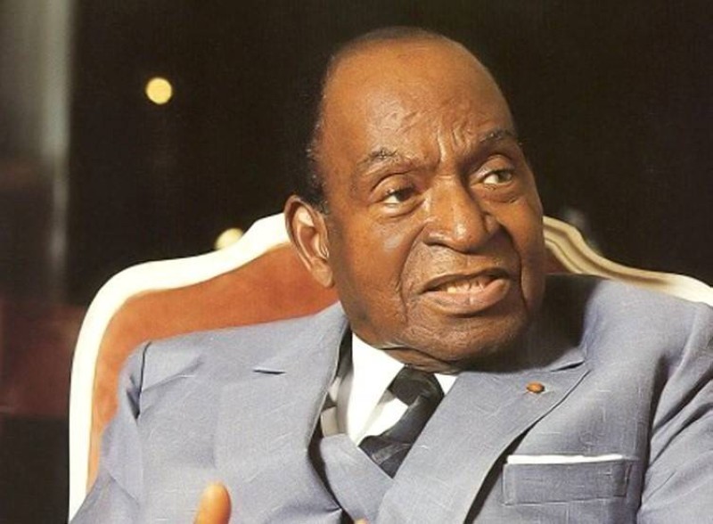 Image de Politique. Ce 18 octobre 2024, la Côte d'Ivoire célèbre l'anniversaire de la naissance de Félix Houphouët-Boigny, premier président de la République et figure charismatique qui a marqué de son empreinte l'histoire du pays. Né le 18 octobre 1905 à Yamoussoukro, il est considéré comme le père fondateur de la Côte d'Ivoire moderne et reste une source d'inspiration pour les nouvelles générations. Son engagement pour la paix, le dialogue et le développement a permis au pays de s'établir comme un modèle de stabilité en Afrique de l'Ouest. Aujourd'hui, son héritage demeure au centre des aspirations nationales, rappelant les valeurs qui ont permis à la Côte d'Ivoire de devenir une nation unie et prospère. Un parcours exceptionnel : Du médecin au président de la République Félix Houphouët-Boigny a vécu une vie riche et pleine de transformations, à l'image de l'évolution de son pays. Né à Yamoussoukro en 1905, il reçoit à sa naissance le prénom baoulé Djaha, souvent contracté en Dia. Converti au christianisme en 1916, il adopte le prénom Félix, et c'est en 1946 qu'il ajoute le nom Boigny, symbolisant ainsi son enracinement dans la culture ivoirienne tout en embrassant une vision moderne de la société. Avant d'entrer en politique, Houphouët-Boigny fut médecin, une profession qui témoigne de son engagement envers les autres. Il est rapidement devenu un dirigeant syndical, défendant les droits des planteurs ivoiriens face aux autorités coloniales, ce qui lui a valu une notoriété croissante. Sa carrière politique a commencé avec son élection comme député à l'Assemblée nationale française, où il a joué un rôle crucial dans le processus de décolonisation de l'Afrique de l'Ouest. En tant que ministre au sein du gouvernement français, il a défendu les intérêts des colonies et a œuvré à l'amélioration des conditions de vie des peuples africains. Félix Houphouët-Boigny a été président de l'Assemblée nationale de la Côte d'Ivoire, Premier ministre, puis président de la République en 1960, date de l'indépendance de la Côte d'Ivoire. Il est resté au pouvoir jusqu'à sa mort en 1993, faisant de lui l'un des dirigeants les plus influents et les plus respectés de son époque. Son surnom, "Le Vieux", illustre à la fois la sagesse et l'expérience qu'il incarnait. L'un des aspects les plus marquants de l'héritage de Félix Houphouët-Boigny est son engagement indéfectible pour la paix et le dialogue. Dans une époque où de nombreux pays africains étaient plongés dans des conflits, Houphouët-Boigny a su préserver la Côte d'Ivoire de la guerre civile, optant pour une approche pragmatique fondée sur la réconciliation et la coopération. À travers des politiques d'ouverture et de tolérance, il a su intégrer les différentes communautés présentes en Côte d'Ivoire, faisant du pays un véritable melting-pot où coexistaient diverses cultures et ethnies. « La paix n'est pas un vain mot, c'est un comportement », aimait-il à rappeler, faisant de cette maxime un principe directeur de son action politique. Son engagement pour la paix ne s'est pas limité à la scène nationale. Sur le plan international, Houphouët-Boigny a joué un rôle crucial dans la promotion de la coopération entre les pays africains, participant activement à la fondation de l'Organisation de l'Unité Africaine (OUA) en 1963. Il a également œuvré pour le règlement pacifique des conflits dans la région, gagnant le respect de ses pairs et des observateurs internationaux. Le bâtisseur d'une économie prospère Outre son engagement pour la paix, Félix Houphouët-Boigny est également reconnu pour son rôle de bâtisseur économique. Sous sa direction, la Côte d'Ivoire a connu un véritable "miracle économique". En misant sur l'agriculture, et en particulier sur la production de cacao et de café, il a fait de la Côte d'Ivoire l'un des pays les plus prospères de la région. La politique économique d'Houphouët-Boigny reposait sur une collaboration étroite avec les partenaires occidentaux, notamment la France, et sur l'ouverture aux investissements étrangers. Cette stratégie a permis au pays de connaître une croissance économique soutenue pendant plusieurs décennies, attirant des travailleurs venus de toute la sous-région et contribuant à la construction d'une économie diversifiée. La capitale économique, Abidjan, est devenue un centre névralgique en Afrique de l'Ouest, surnommé "le Petit Paris" pour son dynamisme et sa modernité. Houphouët-Boigny a aussi œuvré à la construction d'infrastructures majeures, telles que des routes, des hôpitaux et des écoles, visant à améliorer le niveau de vie de la population. Cependant, cette politique économique n'était pas exempte de critiques. La dépendance à l'égard des matières premières a exposé la Côte d'Ivoire aux fluctuations des prix internationaux, et les disparités entre les zones rurales et urbaines se sont accrues au fil des ans. Malgré ces défis, l'héritage économique de Félix Houphouët-Boigny reste un modèle de développement pour de nombreux pays africains. Parmi les nombreuses réalisations de Félix Houphouët-Boigny, la transformation de sa ville natale, Yamoussoukro, en capitale politique et administrative de la Côte d'Ivoire est sans doute l'une des plus symboliques. Houphouët-Boigny avait pour ambition de faire de Yamoussoukro un centre de rayonnement politique, économique et spirituel. C'est ainsi qu'il décida de faire construire la basilique Notre-Dame de la Paix, inspirée de la basilique Saint-Pierre de Rome. Ce bâtiment imposant, inauguré en 1990, est aujourd'hui l'une des plus grandes églises au monde et témoigne de la foi profonde d'Houphouët-Boigny ainsi que de sa volonté de laisser un legs spirituel au pays. Yamoussoukro est à l'image de l'ambition de son bâtisseur : une ville moderne au cœur de la savane ivoirienne, témoignant du désir de décentraliser le pouvoir et de développer l'intérieur du pays. Toutefois, le développement de Yamoussoukro n'a jamais vraiment atteint l'ampleur espérée par Houphouët-Boigny. Après sa mort, la ville est restée en grande partie dépendante d'Abidjan, et beaucoup considèrent aujourd'hui que la vision d'Houphouët-Boigny pour Yamoussoukro n'a pas été pleinement réalisée. Félix Houphouët-Boigny a laissé derrière lui un héritage complexe, qui continue de susciter des débats en Côte d'Ivoire et ailleurs. D'un côté, il est largement loué pour avoir préservé la paix et la stabilité pendant les premières décennies de l'indépendance du pays, permettant ainsi à la Côte d'Ivoire de connaître une prospérité relative dans une région souvent marquée par les conflits. De l'autre, il est critiqué pour son exercice prolongé du pouvoir, marqué par un parti unique et un contrôle strict de la vie politique. Les décennies qui ont suivi sa disparition ont été marquées par des crises politiques et économiques qui ont mis à l'épreuve la solidité des fondations posées par "Le Vieux". La guerre civile de 2002 et les violences post-électorales de 2010-2011 ont illustré les faiblesses d'un système politique qui, malgré ses succès économiques, avait laissé des divisions profondes au sein de la soci