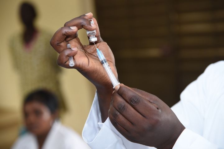 Image de Santé. Lors d'une conférence de presse tenue le lundi 14 octobre 2024 à Abidjan-Plateau, le ministère de la Santé, de l'Hygiène publique et de la Couverture maladie universelle a signalé un total de 1 287 cas confirmés de rougeole. Le directeur de cabinet adjoint, Pr Soro Gona Kountélé, a détaillé la situation en insistant sur la nécessité de prendre des mesures rapides pour contenir la flambée épidémique, notamment une campagne de vaccination qui ciblera plus de six millions d'enfants sur l'ensemble du territoire national. Une flambée épidémique alarmante : près de 1 300 cas recensés Le directeur de cabinet adjoint, Pr Soro Gona Kountélé, a fait part de chiffres préoccupants : 1 287 cas de rougeole confirmés, avec une flambée récente de 64 cas, dont 10 toujours actifs. Ce constat alarmant vient rappeler la nécessité de renforcer les mesures de prévention et de protection contre cette maladie contagieuse, qui représente une menace majeure pour la santé publique, en particulier pour les enfants non vaccinés. La rougeole, bien que prévenable par la vaccination, demeure une maladie à forte contagiosité, pouvant entraîner de graves complications, en particulier chez les jeunes enfants. Près de 77 % des cas confirmés concernent des enfants âgés de 1 à 9 ans, une tranche d'âge particulièrement vulnérable. Selon Pr Soro, environ 87 % de ces enfants n'étaient pas vaccinés ou avaient un statut vaccinal inconnu, mettant en évidence la nécessité d'une couverture vaccinale accrue. Face à la recrudescence des cas de rougeole, une campagne nationale de vaccination est prévue du 18 au 24 octobre 2024. Cette campagne ciblera plus de 6,8 millions d'enfants âgés de 9 à 59 mois à travers tout le pays, avec pour objectif d'enrayer la propagation du virus et de protéger les enfants contre une maladie qui peut être mortelle. « J'encourage tous les parents et gardiens d'enfants à faire vacciner leurs enfants contre la rougeole et la rubéole. La vaccination est un acte de prévention qui sauve des vies. C'est à la fois un droit pour les enfants et une responsabilité pour les parents », a déclaré Pr Soro. Il a également salué le soutien des partenaires techniques et financiers, dont l'appui est crucial pour la réussite de cette vaste campagne de santé publique. Plus de 30 000 agents vaccinateurs seront déployés dans les villes, quartiers, villages, campements et hameaux, afin d'assurer la couverture vaccinale des enfants visés. Ces agents iront à la rencontre des populations, dans une démarche proactive visant à atteindre les familles les plus éloignées et à surmonter les obstacles liés à l'accessibilité. Cette mobilisation massive montre l'importance accordée par le gouvernement et ses partenaires à la santé des enfants ivoiriens. Le vaccin : une solution sûre, efficace et gratuite pour prévenir la rougeole L'un des messages clés de la conférence de presse tenue par Pr Soro a été de rassurer les parents sur la sécurité et l'efficacité du vaccin contre la rougeole et la rubéole. « Le vaccin contre la rougeole et la rubéole est sûr, efficace et gratuit. Il est possible, grâce à une mobilisation collective, d'éliminer cette maladie et d'assurer un avenir plus sain aux enfants », a-t-il affirmé. La vaccination constitue le moyen le plus efficace de prévenir la rougeole, réduisant considérablement le risque de transmission et évitant des complications potentiellement graves. La rougeole reste une maladie mortelle pour les enfants les plus vulnérables. Elle peut entraîner des complications graves, telles que la pneumonie, la cécité, l'encéphalite ou encore des problèmes nutritionnels. C'est pourquoi la campagne de vaccination est d'une importance capitale pour la prévention de ces complications, surtout dans les zones rurales où l'accès aux soins de santé peut être limité. Pr Soro a également partagé des données positives concernant l'évolution des cas de rougeole en Côte d'Ivoire. Le nombre de cas est passé de 1 974 en 2021 à 1 361 en 2023, avec une diminution significative des flambées épidémiques, de 75 en 2021-2022 à 42 en 2023. Cette tendance révèle les efforts entrepris pour lutter contre la propagation de la maladie et l'efficacité des campagnes de sensibilisation et de vaccination. Cependant, le fait que des cas continuent de survenir souligne la nécessité de rester vigilant et de poursuivre les efforts de vaccination. Le ministère de la Santé insiste sur l'importance de maintenir une couverture vaccinale élevée afin d'éviter la réapparition de flambées. Les zones où le taux de vaccination est faible sont particulièrement vulnérables, et c'est dans ces régions que les agents de santé se concentrent pour atteindre les enfants non encore vaccinés. La coopération communautaire est également essentielle pour garantir que tous les enfants soient pris en compte, et que personne ne soit laissé pour compte. Les partenaires en santé publique, des acteurs incontournables Le succès de la campagne de vaccination repose également sur le soutien indéfectible des partenaires techniques et financiers de la Côte d'Ivoire. Ces partenaires, parmi lesquels l'Organisation mondiale de la santé (OMS), l'UNICEF et diverses organisations non gouvernementales, apportent non seulement une aide financière, mais également une expertise technique et logistique. Leur rôle est essentiel pour l'achat des vaccins, la formation des agents vaccinateurs et la mise en place des stratégies de sensibilisation auprès des communautés. La mobilisation des partenaires internationaux témoigne de la volonté commune de faire reculer la rougeole dans le pays et de réduire la mortalité infantile liée à cette maladie. Cette coopération multilatérale permet de garantir l'efficacité et l'efficience des campagnes de vaccination, en touchant les populations les plus vulnérables et en élevant le niveau de vigilance à l'égard de cette épidémie. L'épidémie actuelle de rougeole en Côte d'Ivoire souligne la nécessité d'intensifier les efforts pour atteindre une couverture vaccinale optimale. Les campagnes de vaccination sont essentielles pour protéger les enfants et garantir leur avenir. Toutefois, il est également indispensable de renforcer les initiatives de sensibilisation, afin de convaincre les parents de l'importance de faire vacciner leurs enfants. La réduction des cas enregistrés ces dernières années est encourageante, mais le chemin vers l'éradication de la rougeole reste semé d'embûches. Pour atteindre cet objectif ambitieux, il est crucial de s'assurer que chaque enfant ait accès à la vaccination et que chaque parent soit conscient des risques encourus en cas de non-vaccination. Alors que la Côte d'Ivoire se mobilise pour vaincre la rougeole, une question se pose : comment garantir que les efforts actuels en matière de vaccination soient suffisants pour éradiquer définitivement cette maladie de nos communautés ?