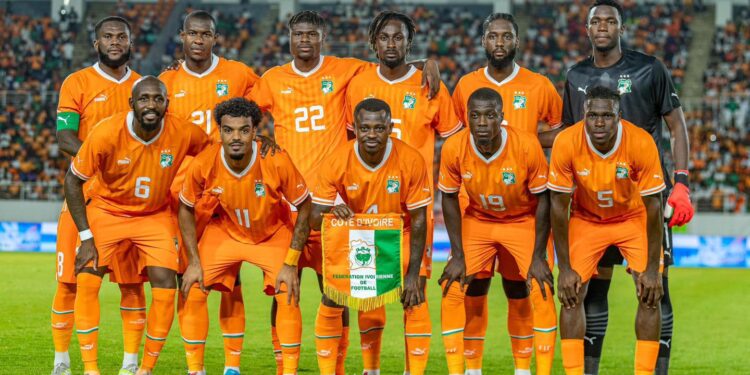 Image de Football. Les Éléphants de Côte d’Ivoire ont vu leur position s’effriter au classement FIFA, avec une chute qui les relègue à la 40e place mondiale et à la 6e place sur le continent africain. Une situation qui suscite des interrogations sur l'état actuel du football ivoirien et sur les conséquences de cette dérégulation sportive. Entre déception des supporters, critiques sur le coaching et difficultés à s'affirmer face aux équipes supposées plus faibles, le football ivoirien traverse une passe difficile. Cet article analyse la régression des Éléphants et les perspectives d'avenir pour cette équipe emblématique. Une régression qui pose question La mise à jour imminente du classement FIFA, prévue pour le 24 octobre, ne fait que confirmer une réalité que les observateurs du football ivoirien redoutaient depuis quelque temps : les Éléphants de Côte d’Ivoire sont en perte de vitesse. Après une période de progression notable, qui avait permis aux Ivoiriens d’atteindre la 33e place mondiale en avril dernier et de se hisser parmi les cinq meilleures nations africaines, la sélection nationale chute aujourd’hui à la 40e place mondiale et sort du top 5 continental. Les raisons de cette dégringolade sont multiples et, pour certains analystes, la situation n’est pas seulement conjoncturelle mais plutôt symptomatique d’une crise plus structurelle du football ivoirien. Le manque de performances stables et les contre-performances récentes, notamment lors de la 4e journée des éliminatoires de la Coupe d’Afrique des Nations (CAN) 2025, sont les principaux facteurs de cette régression. La défaite des Éléphants face à la Sierra Leone a constitué un véritable coup de massue pour la sélection ivoirienne. Après une victoire convaincante lors du match aller au stade Laurent Pokou de San Pedro, les Éléphants se sont inclinés lors de la manche retour disputée à Monrovia, au Liberia. Cette contre-performance a mis fin à la série positive du coach Emerse Faé, qui subit ainsi sa première défaite depuis sa prise de fonctions. Les répercussions de cette défaite se font sentir au classement, où chaque faux pas est lourdement sanctionné par la FIFA. Les Éléphants perdent des points précieux, non seulement en termes de positionnement mondial, mais aussi au niveau continental, où ils sont dépassés par des nations en pleine ascension, à l’instar du Maroc et du Sénégal, qui continuent de montrer une constance remarquable. Le coaching d’Emerse Faé sous le feu des critiques Avec cette déroute, les critiques fusent, et c’est le coaching d’Emerse Faé qui se retrouve principalement sur la sellette. Dès sa nomination à la tête de la sélection nationale, l’ancien international avait suscité de grands espoirs, étant perçu comme l’homme capable de ramener les Éléphants vers les sommets. Or, cette défaite inattendue contre une équipe considérée comme inférieure a été vue comme une preuve de ses lacunes tactiques et de la difficulté à trouver une alchimie parmi les talents dont regorge la sélection. Certains observateurs soulignent un manque de cohésion sur le terrain, où les Éléphants n'ont pas réussi à imposer leur jeu face à la Sierra Leone. "Il manque une véritable stratégie de jeu", commente un analyste sportif ivoirien. "On a l’impression que l'équipe est composée de bons éléments, mais sans un chef d’orchestre capable de coordonner l'ensemble de ces talents." Les critiques portent aussi sur le choix des joueurs, certains d’entre eux étant jugés en deçà du niveau requis pour une équipe avec des ambitions continentales. La régression de la Côte d'Ivoire au classement FIFA n'est pas seulement le reflet des déceptions sur le terrain. Elle met en évidence des problèmes plus larges, touchant notamment à l'organisation du football national et aux infrastructures. Les installations sportives, par exemple, sont souvent jugées insuffisantes pour permettre à l'équipe de s’entraîner dans des conditions optimales. Le stade Laurent Pokou, où s'est déroulé le match aller, a été critiqué pour la qualité de sa pelouse et pour des infrastructures en dessous des standards internationaux. Par ailleurs, le manque de cohérence dans la gestion de la fédération ivoirienne de football est également pointé du doigt. Depuis quelques années, des luttes internes pour la direction de la fédération ont éclaboussé l'image du football ivoirien et ont eu un impact sur la continuité des projets de développement. "Nous avons besoin de stabilité pour avancer", affirmait un ancien dirigeant de la fédération, regrettant le manque de vision à long terme et l’absence d’un plan de relance ambitieux pour le football national. Quelles solutions pour relancer les Éléphants ? Face à cette situation, les questions se multiplient sur les mesures à prendre pour redresser la barre. Certains prônent un retour aux bases, avec un accent mis sur la formation des jeunes talents locaux et le renforcement des centres de formation. D'autres estiment qu'il faudrait investir dans des compétences étrangères pour encadrer les équipes techniques, afin d'apporter un regard neuf et une expérience internationale qui manquent cruellement aux Éléphants. L’une des solutions envisagées pourrait être un changement d'entraîneur, bien que cela ne soit pas toujours la panacée. Le cas de l’équipe nationale marocaine est souvent cité en exemple : grâce à une réorganisation profonde et à une détermination sans faille, les Lions de l’Atlas ont su s’imposer sur la scène continentale et mondiale, et aujourd’hui, ils caracolent en tête du classement africain. La question de la motivation des joueurs est aussi cruciale. Beaucoup d'observateurs pointent du doigt une équipe de Côte d'Ivoire qui semble manquer d'envie et de combativité sur le terrain. "Il est évident que certains joueurs ont perdu leur flamme", explique un ancien international ivoirien. "Le problème n'est pas seulement physique ou technique, il est aussi mental. Pour gagner, il faut avoir faim." Le soutien des supporters a toujours été l’une des forces des Éléphants de Côte d’Ivoire. Néanmoins, les résultats récents et le manque de spectacle sur le terrain commencent à entamer l’enthousiasme des fans. Le stade Laurent Pokou, habituellement bouillonnant, n'a pas affiché complet lors du dernier match contre la Sierra Leone, signe que la ferveur commence à s’étioler. Une situation qui préoccupe les dirigeants sportifs, conscients que sans un soutien massif du public, les Éléphants auront du mal à retrouver leur dynamisme. Il est donc impératif pour les joueurs, l’encadrement technique et la fédération de redoubler d’efforts afin de reconquérir le cœur des supporters. En plus de résultats probants, c’est une identité de jeu attrayante et un état d’esprit combatif qui doivent être mis en avant. "Le public ivoirien est exigeant, et c'est légitime", souligne un analyste sportif. "Les supporters veulent voir des joueurs qui mouillent le maillot et se battent pour le pays." Le football ivoirien à la croisée des chemins Le recul des Éléphants au classement FIFA est bien plus qu'une simple statistique. Il s'agit du reflet d'une équipe qui peine à retrouver son lustre d'antan et d'un système qui a besoin d’être repensé de fond en comble. De nombreux défis attendent le football ivoirien : restaurer la confiance du public, améliorer la formation, stabiliser la gestion fédérative et trouver une identité de jeu forte. Ce n'est qu'en répondant à ces attentes que les Éléphants pourront espérer se hisser de nouveau parmi les élites du football mondial. En fin de compte, la question qui demeure est la suivante : la Côte d'Ivoire saura-t-elle tirer les leçons de ses déboires actuels pour renverser la vapeur et redevenir une nation phare du football africain ?