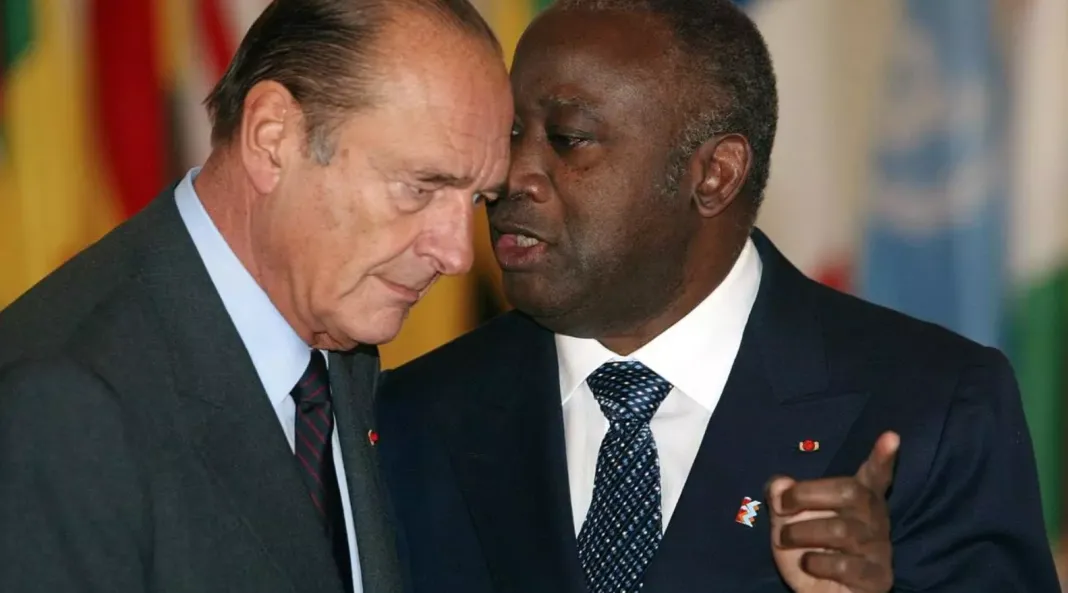 Image de Politique. L'ancien président ivoirien Laurent Gbagbo a récemment confirmé avoir offert deux milliards de francs CFA au président français Jacques Chirac lorsqu'il était encore en fonction. Un geste surprenant, qui laisse perplexe quant à ses motivations réelles. Si les raisons de ce don restent évasives, cette transaction a suscité de nombreuses interrogations sur la nature des relations entre les deux hommes d’État et sur les dessous des relations politiques entre l'Afrique et la France. Revenons sur cette histoire, à la fois énigmatique et symptomatique des mécanismes complexes de la Françafrique. Un don controversé : La confirmation d'une relation ambiguë Lorsque Robert Bourgi, avocat et figure emblématique des réseaux de la Françafrique, a révélé que Laurent Gbagbo avait donné deux milliards de francs CFA à Jacques Chirac, beaucoup ont été pris de court. Quelques semaines plus tard, l'ancien président ivoirien, interrogé par Alain Foka lors d’un entretien exclusif, a confirmé ces propos. Pourtant, les détails qui auraient pu éclairer ce geste demeurent flous. Pourquoi un président africain offrirait-il une telle somme à un chef d'État français ? Laurent Gbagbo n’a pas été très loquace quant à ses motivations. Lorsqu'Alain Foka lui a demandé pourquoi il avait fait un tel don, sa réponse était aussi simple qu'énigmatique : « Parce qu'ils me l'ont demandé ». En dépit de l’insistance du journaliste, aucune raison tangible n’a été avancée. Était-ce pour garantir une certaine bienveillance de la part de la France ? Pour s'assurer de l'appui politique de l'ancien président français ? Ou bien, s'agissait-il d'une pratique courante dans les coulisses des relations diplomatiques ? La réponse de Gbagbo, empreinte de mystère, ne révèle qu'une partie du tableau. « Écoute ! C'est Chirac ! », s’est exclamé Laurent Gbagbo, comme pour signifier que le simple fait que Jacques Chirac ait demandé cette somme suffisait à justifier l’acte. Mais pour beaucoup d’observateurs, cette explication reste bien trop sommaire, et laisse entrevoir des arrangements occultes plus larges entre les dirigeants africains et français. Une surprise étonnante : Gbagbo face à la requête de Chirac Pour Gbagbo, la requête de Jacques Chirac fut d'abord source d’étonnement. Dans l'entretien, il a confié sa surprise lorsqu'il a reçu cette demande. « C'était d'abord un étonnement de voir un chef d'État français me demander de l'argent. J'étais stupéfait », a-t-il affirmé. Cette réaction met en lumière une pratique qui, si elle n'est pas courante, n’en demeure pas moins problématique. Ce qui est également frappant dans les propos de l'ancien président ivoirien, c'est la référence à d'autres chefs d'État qui lui auraient fait des demandes similaires. Gbagbo a mentionné un président africain qu'il a décrit comme « coutumier du fait », suggérant que ces transactions ne sont pas exceptionnelles dans le contexte des relations diplomatiques. Si l'identité de ce président n’a pas été dévoilée, cette révélation montre bien l'opacité de certaines pratiques politiques sur le continent, où les intérêts personnels se mêlent à des jeux de pouvoir dépassant le cadre officiel. Laurent Gbagbo n'a pas caché le sentiment de trahison qu'il a ressenti après cet épisode. Après avoir donné les deux milliards de francs CFA à Jacques Chirac, il s'attendait à un geste de reconnaissance de la part du président français. Gbagbo raconte que Chirac lui avait assuré de sa loyauté en ces termes : « Laurent, je ne suis pas un ingrat. Je saurai m'en souvenir ». Pourtant, les événements qui ont suivi ont contredit cette promesse. Selon Laurent Gbagbo, Jacques Chirac, la France et le Burkina Faso auraient été impliqués dans la mise en place d'une rébellion visant à le déstabiliser. Une rébellion qui, à partir de 2002, a plongé la Côte d'Ivoire dans une guerre civile marquée par des affrontements sanglants et une division du pays entre le nord, contrôlé par les rebelles, et le sud, resté loyal au gouvernement de Gbagbo. Pour beaucoup, cette rébellion fut le résultat de mécanismes complexes liés aux relations franco-africaines, où la France jouait un rôle ambivalent. « Au moment où il reçoit l'argent, il m'appelle et me fait une promesse déloyale. Puis, dans mon dos, il monte une rébellion pour m'attaquer », a affirmé Gbagbo. Ces propos illustrent non seulement l'ingratitude que l'ancien président ivoirien attribue à Chirac, mais aussi la fragilité et la duplicityé des relations entre certains dirigeants africains et leurs homologues occidentaux. Derrière les sourires diplomatiques et les poignées de main se cachent des intérêts personnels et nationaux qui, souvent, viennent à bout des alliances affichées publiquement. Le financement occulte : Une pratique répandue ? L'affaire Gbagbo-Chirac soulève une question plus large sur le financement des politiques, notamment en Afrique. Cette somme colossale de deux milliards de francs CFA, prélevée sur les ressources de l'État ivoirien, a suscité des interrogations sur l’utilisation des fonds publics par les dirigeants africains. Comment un président peut-il disposer de telles sommes à sa guise, sans qu'aucune institution ne vienne contrôler l'utilisation qui en est faite ? Pour certains analystes, ces dons et financements occultes font partie d'une réalité plus vaste où la diplomatie se mêle aux intérêts financiers personnels. Le manque de transparence dans la gestion des fonds publics en Afrique reste un problème récurrent qui alimente la corruption et renforce la défiance des populations envers leurs dirigeants. En effet, pour les citoyens ivoiriens qui ont traversé des périodes d'instabilité, l'idée que des milliards aient été offerts à un président étranger sans réelle justification est difficilement acceptable. Cette affaire illustre aussi les mécanismes de la Françafrique, ce réseau complexe de relations qui lie la France à ses anciennes colonies. Pendant des décennies, la France a établi un système de clientélisme où les chefs d'État africains étaient maintenus au pouvoir en échange de leur fidélité aux intérêts français. Les dons, les financements et les aides en tout genre faisaient partie de ces relations souvent basées sur des arrangements personnels plutôt que sur des conventions officielles. Robert Bourgi, dans ses confessions, n'a pas seulement mentionné Laurent Gbagbo et Jacques Chirac. Il a également évoqué d'autres chefs d'État africains qui auraient contribué à financer des campagnes électorales en France, alimentant ainsi le système de dépendance et démontrant que les relations entre la France et l'Afrique étaient loin d'être désintéressées. Ce réseau, souvent qualifié d'état dans l'État, perpétuait une forme de néocolonialisme où la souveraineté des pays africains était constamment compromise. Le cas de Laurent Gbagbo et Jacques Chirac pose la question de la transparence dans les relations diplomatiques. Les relations entre l'Afrique et la France, souvent qualifiées de paternalistes, ont besoin d'un profond renouvellement. Il s'agit de dépasser les logiques de clientélisme et de dépendance pour construire des partenariats fondés sur des intérêts mutuels, la transparence et le respect de la souveraineté des nations. Pour y parvenir, plusieurs pistes peuvent être envisagées. D'abord, une plus grande implication des institutions internationales dans la surveillance des transactions financières entre les États pourrait empêcher ce genre de pratiques occultes. Ensuite, les citoyens africains doivent être informés et impliqués dans les questions relatives à la gestion des fonds publics. Les jeunes, en particulier, ont un rôle crucial à jouer dans la demande de comptes et dans la promotion de la bonne gouvernance. À l'heure où les relations internationales sont scrutées avec de plus en plus d'attention par les populations, la transparence devient un impératif. Les dirigeants africains doivent comprendre que leurs actions ne peuvent plus se dérouler à l'abri des regards. De leur côté, les puissances occidentales, notamment la France, doivent renoncer aux pratiques néocoloniales qui entravent le développement des pays africains et instaurer des rapports basés sur l'égalité et le respect. En fin de compte, la question reste ouverte : la France et l'Afrique sauront-elles rompre avec les pratiques du passé pour construire une relation enfin équitable et transparente, au service des peuples et non des dirigeants ?