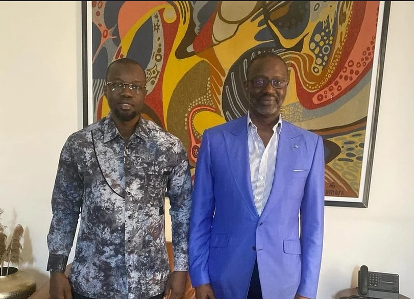 Image de Politique. L'audience récente à Dakar entre Tidjane Thiam, président du Parti démocratique de Côte d'Ivoire (PDCI), et Ousmane Sonko, Premier ministre sénégalais et leader du PASTEF, ouvre la voie à un rapprochement politique d'envergure qui laisse présager des initiatives économiques ambitieuses. Cette rencontre de haut niveau s'inscrit dans une volonté commune d'approfondir la coopération régionale et de travailler ensemble pour relever les défis communs auxquels sont confrontés leurs pays respectifs. Ce dialogue pourrait être le prélude à une véritable alliance politique, tournée vers la construction d'un avenir prospère pour l'Afrique de l'Ouest. Une audience qui symbolise un rapprochement historique La rencontre entre Tidjane Thiam et Ousmane Sonko à Dakar est loin d'être anodine. Elle constitue un épisode marquant dans les relations entre la Côte d'Ivoire et le Sénégal, deux pays qui partagent des aspirations communes et qui occupent une place de choix dans le paysage économique de l'Afrique de l'Ouest. Ces deux personnalités influentes, chacune forte de son parcours distinct, cherchent à renforcer la coopération bilatérale entre leurs pays dans un contexte où la région fait face à des défis multiples, notamment économiques, sociaux et sécuritaires. L'initiative de Tidjane Thiam et Ousmane Sonko s'inscrit dans une dynamique de rapprochement politique et économique, avec une volonté claire de bâtir une vision commune pour l'avenir de la sous-région. Leur tête-à-tête a permis d'aborder des sujets cruciaux, allant de l'économie à la sécurité, tout en explorant les possibilités de créer des synergies afin d'assurer une prospérité durable aux populations des deux pays. Cette rencontre, qui a eu lieu dans une ambiance constructive et cordiale, révèle la volonté partagée des deux leaders de promouvoir une coopération régionale accrue. Tidjane Thiam, fort de son expérience à la fois dans le secteur financier international et sur la scène politique, a salué les avancées réalisées par le Sénégal ces dernières années. Sur son compte Instagram, il n'a pas manqué d'exprimer son admiration pour la stratégie ambitieuse mise en œuvre par le gouvernement sénégalais. « Je suis reparti impressionné par la dynamique qui anime le Sénégal et la stratégie ambitieuse de son gouvernement », a-t-il publié, rendant hommage au travail accompli par Ousmane Sonko et son équipe. Les discussions ont porté sur des thèmes majeurs pour l'avenir économique de la région. Parmi les sujets abordés figuraient le développement durable, l'investissement dans les infrastructures, la sécurité énergétique, et la nécessité de renforcer les capacités de production agricole pour atteindre une souveraineté alimentaire. Ces enjeux, cruciaux pour la stabilité et le développement de l'Afrique de l'Ouest, ont été au cœur des discussions entre les deux leaders, qui partagent la conviction que seule une approche collective permettra de surmonter les défis auxquels leurs nations sont confrontées. L'admiration de Thiam pour la vision sénégalaise L'admiration de Tidjane Thiam pour la vision et les initiatives du gouvernement sénégalais était palpable lors de cette rencontre. Reconnu pour son parcours prestigieux dans le secteur financier, notamment à la tête du Crédit Suisse, Thiam apporte une expertise unique, qui, combinée à celle d'Ousmane Sonko, pourrait transformer la coopération entre leurs pays respectifs. Tidjane Thiam a souligné l'importance de promouvoir des projets économiques conjoints capables de renforcer l'intégration économique sous-régionale. "Il est impératif que nos pays coopèrent de manière plus étroite, notamment dans le domaine des infrastructures. Le Sénégal a déjà pris des initiatives remarquables, et nous pouvons nous en inspirer pour nos projets en Côte d'Ivoire", a déclaré Tidjane Thiam, mettant en avant la nécessité d'une synergie d'action. De son côté, Ousmane Sonko, en tant que Premier ministre du Sénégal, a salué la volonté de collaboration exprimée par son homologue ivoirien. "Le Sénégal et la Côte d'Ivoire sont des nations sœurs, unies par des liens historiques et culturels forts. Cette rencontre est le début d'une nouvelle ère de coopération qui bénéficiera à nos deux peuples", a-t-il affirmé. Les deux hommes ont longuement discuté des défis économiques auxquels sont confrontés leurs pays respectifs. Le Sénégal, avec son Plan Sénégal Émergent (PSE), et la Côte d'Ivoire, moteur économique de la sous-région, partagent une ambition commune de renforcer leur résilience face aux incertitudes économiques mondiales. Les deux dirigeants ont mis en avant la nécessité de répondre aux besoins d'investissement, de développer des infrastructures modernes et d'assurer un meilleur accès à l'énergie pour leurs populations. Également, la question de l'éducation et de la formation a été évoquée comme un axe central de coopération. Tidjane Thiam et Ousmane Sonko ont souligné l'importance de promouvoir l'éducation technique et professionnelle afin de préparer les jeunes aux défis du marché du travail. "L'éducation est la clé pour relever nos économies. Nous devons investir dans la jeunesse, former des talents locaux capables de porter nos économies vers de nouveaux sommets", a affirmé Tidjane Thiam. Tidjane Thiam : un acteur influent sur la scène internationale En plus de son rôle politique, Tidjane Thiam est une figure reconnue sur la scène internationale, notamment en tant que membre du Comité international olympique (CIO) et président de Rwanda Finance Limited (RFL). Sa présence à Dakar est un signal fort de son engagement pour le développement de l'Afrique. En tant qu'acteur majeur du secteur financier mondial, il est convaincu que l'Afrique doit être positionnée au centre des enjeux économiques globaux. Ce positionnement international est crucial pour comprendre la stratégie de Thiam. Il entend mettre à profit son expérience acquise dans les plus hautes sphères financières pour attirer des investissements en Afrique, soutenir l'émergence d'une économie africaine intégrée et promouvoir une meilleure image de l'Afrique sur la scène mondiale. Outre les questions économiques, la rencontre entre Tidjane Thiam et Ousmane Sonko a également ouvert la voie à une alliance politique entre le PDCI et le PASTEF. Les deux leaders partagent une vision d'un renouveau politique pour l'Afrique de l'Ouest, fondée sur la transparence, la bonne gouvernance et la promotion des intérêts de leurs peuples. L'idée d'une alliance politique est donc plus que jamais sur la table, et pourrait permettre d'influer sur les futures dynamiques politiques de la région. Cette possibilité est d'autant plus importante que l'Afrique de l'Ouest traverse une période de bouleversements politiques, avec de nombreux États confrontés à des problématiques de stabilité. Une telle alliance, entre deux figures emblématiques et respectées, pourrait offrir une alternative crédible pour un leadership régional soucieux de l'intérêt général et de la démocratie. La rencontre entre Tidjane Thiam et Ousmane Sonko revêt également une dimension symbolique importante pour la jeunesse africaine. Les deux dirigeants, tous deux perçus comme des personnalités dynamiques et visionnaires, incarnent une nouvelle manière de faire de la politique sur le continent. En misant sur la transparence, la collaboration et la responsabilité, ils envoient un message fort aux jeunes Africains : celui d'une politique différente, à l'écoute des aspirations populaires et orientée vers l'action. "Nos jeunes ont soif de changement, et il est de notre devoir de leur offrir des perspectives et des raisons d'espérer", a déclaré Ousmane Sonko à l'issue de la rencontre. Ce sentiment est partagé par Tidjane Thiam, qui estime que "l'énergie de la jeunesse africaine est notre atout le plus précieux". Pour eux, l'avenir de l'Afrique passe par l'émergence d'une nouvelle génération de leaders, prêts à relever les défis du développement. Cette première rencontre de haut niveau entre Tidjane Thiam et Ousmane Sonko est riche de promesses et ouvre des perspectives nouvelles pour la coopération entre le Sénégal et la Côte d'Ivoire, ainsi que pour l'ensemble de l'Afrique de l'Ouest. La question qui reste en suspens est la suivante : cette volonté d'alliance et de coopération aboutira-t-elle à une transformation concrète et durable des relations entre ces deux puissances de la sous-région, pour le bénéfice des populations ?