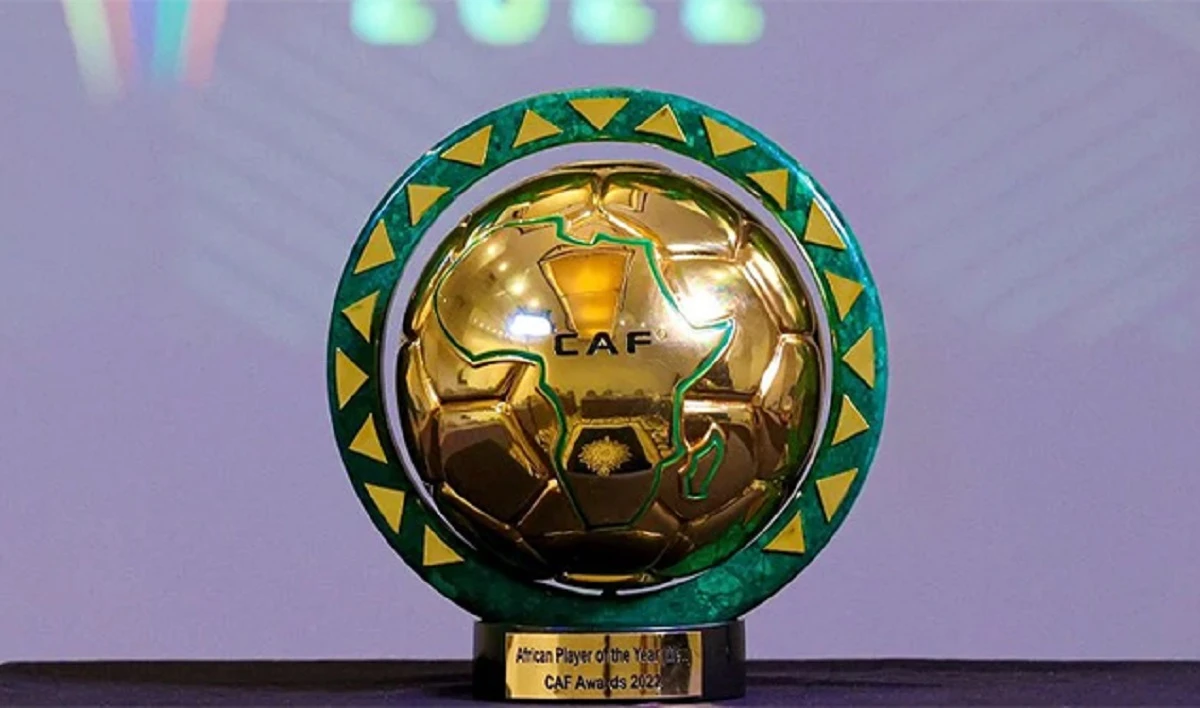 Image de Football. Terre de gloire du football africain, le Maroc s'apprête à accueillir, une nouvelle fois, la prestigieuse cérémonie des CAF Awards. Le 16 décembre 2024, la capitale Rabat sera l'épicentre de la célébration du football africain, alors que le Ballon d'Or Africain 2024 y sera décerné. Cet événement symbolise à la fois la reconnaissance du talent individuel et la progression collective du football africain sur la scène mondiale. Entre infrastructures modernes et passion pour le sport roi, le Maroc confirme ainsi sa place incontournable dans le paysage sportif international. Un rendez-vous continental de prestige Ce n'est pas la première fois que le Maroc accueille un tel événement de prestige. Pour la troisième édition consécutive, la Confédération Africaine de Football (CAF) a fait confiance au royaume chérifien pour organiser la soirée des CAF Awards. Cet événement emblématique, qui célèbre les talents les plus brillants du football africain, témoigne de la capacité du Maroc à se positionner en tant que centre névralgique du sport sur le continent. En accueillant la cérémonie, le Maroc affirme son statut de leader en matière d'infrastructures sportives modernes et de passion inébranlable pour le football. Les autorités marocaines, conscientes de l'importance de ce rendez-vous, ont mobilisé toutes les ressources nécessaires pour faire de cet événement un succès. Le ministre de la Jeunesse et des Sports, Aziz Ouchen, a déclaré lors d'une récente conférence de presse : « Le Maroc est honoré d'accueillir cette cérémonie prestigieuse et nous sommes prêts à offrir une expérience inoubliable aux passionnés de football de tout le continent. » Une ambition qui ne fait que confirmer le rôle moteur du royaume sur la scène sportive africaine et mondiale. Cette année encore, la compétition s'annonce électrisante avec une liste de nominés qui témoigne de la richesse du talent africain. Parmi les prétendants au prestigieux Ballon d'Or Africain 2024, on retrouve des noms qui ont marqué la scène internationale cette saison. Le Nigérian Ademola Lookman, pilier de l'attaque de l'Atalanta Bergame, le Guénéen Sehrou Guirassy, fraîchement recruté par le Borussia Dortmund, et le Marocain Brahim Diaz, qui brille sous les couleurs du Real Madrid, font partie des favoris pour cette distinction tant convoitée. À leurs côtés, le Burkinabé Edmond Tapsoba, solide défenseur du Bayer Leverkusen, est également en lice pour le titre. Ces joueurs, par leur engagement et leur brio sur le terrain, représentent l'excellence et la détermination du football africain qui continue de gravir les échelons vers la reconnaissance mondiale. Le Ballon d'Or Africain ne célèbre pas seulement la performance individuelle ; il incarne la fierté de tout un continent et l'inspiration qu'il suscite auprès des jeunes. Les observateurs de la scène sportive ne manquent pas de commenter les chances des différents nominés. Pour beaucoup, Brahim Diaz semble être le favori, notamment grâce à ses performances impressionnantes au sein du Real Madrid. Toutefois, les amateurs de football africain gardent un œil attentif sur la progression d'Ademola Lookman, dont l'influence grandissante à l'Atalanta pourrait créer la surprise. Une édition sous le signe de l'excellence et de l'inclusivité L'édition 2024 des CAF Awards se déroulera sous le signe de l'excellence, mais également de l'inclusivité. Le Ballon d'Or Africain, au-delà de la célébration du meilleur joueur, met en avant la diversité du talent africain. Pour cette édition, des événements parallèles sont prévus afin de promouvoir le football féminin, dont le développement est une priorité pour la CAF. « Le football africain ne peut progresser que si nous sommes inclusifs et si nous donnons la possibilité à toutes les composantes de notre société de s'exprimer », a souligné le président de la CAF, Patrice Motsepe. En effet, la cérémonie de cette année ne se limitera pas à la remise du Ballon d'Or masculin, mais inclura également des prix destinés aux meilleures joueuses et aux meilleurs entraîneurs, afin de récompenser l'ensemble des acteurs du football africain. Cette approche permet de mettre en lumière les progrès réalisés dans le football féminin et de promouvoir l'égalité des chances dans un domaine où les inégalités demeurent encore fortes. Avec la tenue des CAF Awards à Rabat, le Maroc confirme sa capacité à organiser des événements d'envergure internationale. Depuis quelques années, le royaume chérifien multiplie les initiatives pour se positionner comme un acteur incontournable du sport mondial. Ses infrastructures modernes, telles que le stade Mohammed V de Casablanca ou le Complexe sportif Prince Moulay Abdellah à Rabat, permettent au pays d'accueillir des compétitions internationales dans des conditions optimales. Ce choix de la CAF n'est pas anodin. Il reflète la confiance de la confédération envers le Maroc pour offrir un événement à la hauteur des attentes du public africain. Le pays a déjà fait ses preuves en organisant les deux éditions précédentes des CAF Awards, ainsi que d'autres compétitions continentales, renforçant ainsi son image de pôle sportif et culturel en Afrique. En outre, le Maroc a également fait part de son ambition d'accueillir des événements d'une envergure encore plus grande, comme une Coupe du Monde de la FIFA. Pour les autorités marocaines, la tenue des CAF Awards est une nouvelle opportunité de démontrer la capacité du royaume à s'imposer comme une destination privilégiée pour le sport, tout en promouvant la culture et les valeurs africaines. Le Ballon d'Or Africain n'est pas qu'une simple récompense individuelle, c'est un symbole de la reconnaissance du football africain sur la scène internationale. Depuis de nombreuses années, les footballeurs africains s'imposent parmi les meilleurs au monde, et cette cérémonie est l'occasion de leur rendre hommage. Toutefois, la question demeure : pourquoi la Côte d'Ivoire, pourtant riche en talents footballistiques, ne figure-t-elle pas parmi les favoris cette année ? De nombreux observateurs se sont interrogés sur l'absence de joueurs ivoiriens sur la liste restreinte des nominés pour le Ballon d'Or Africain 2024. Bien que le football ivoirien ait produit des talents éminents comme Didier Drogba ou Yaya Tour