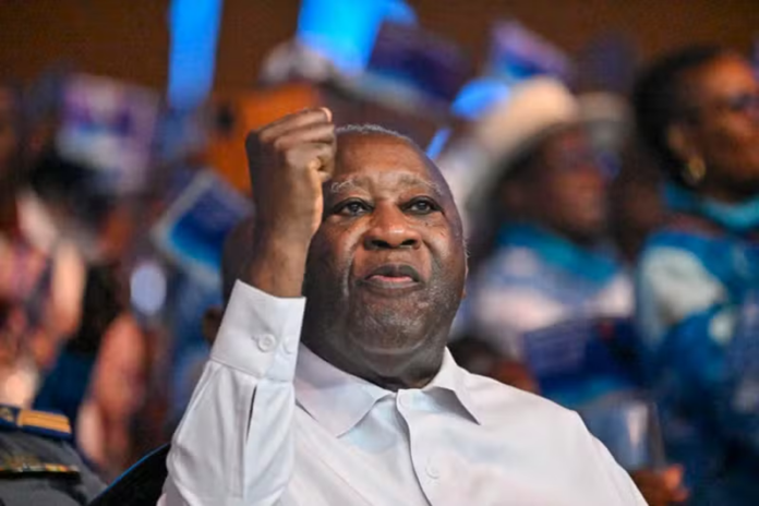 Deuxième Image de Politique. Laurent Gbagbo, né le 31 mai 1945 à Gagnoa, est un historien, écrivain et homme politique ivoirien. Il a été président de la Côte d'Ivoire du 26 octobre 2000 au 11 avril 2011. Avec son épouse Simone, il fonde le Front populaire ivoirien (FPI), un parti politique de gauche. Gbagbo a été un opposant de longue date au président Félix Houphouët-Boigny. Il est élu président en 2000 face à Robert Guéï, le chef d'État sortant. Son mandat est marqué par une crise politico-militaire prolongée. À la suite de l'élection présidentielle de 2010, dont les résultats sont reportés à plusieurs reprises, la Commission électorale indépendante annonce la victoire de son adversaire Alassane Ouattara. Cependant, Gbagbo refuse de quitter le pouvoir et est déclaré vainqueur par le Conseil constitutionnel. Cette situation conduit à une crise politique et militaire qui dure plusieurs mois, la majorité de la communauté internationale soutenant Ouattara. Gbagbo est finalement arrêté le 11 avril 2011 par les forces de Ouattara. Transféré à la Cour pénale internationale (CPI) à La Haye, il est acquitté en 2019. De retour en Côte d'Ivoire en 2021, il quitte le FPI en raison de tensions internes et crée le Parti des peuples africains – Côte d'Ivoire (PPA-CI). Laurent Gbagbo a passé huit ans en prison, puis deux ans en liberté conditionnelle, bien qu'il ait été acquitté. Biographie et formation de Laurent Gbagbo Laurent Gbagbo est né le 31 mai 1945 à Gagnoa, en Côte d'Ivoire, dans une famille bété. Il grandit au sein d'une famille catholique modeste, originaire du village de Mama, dans l'ouest du pays. Son père, Paul Koudou, est sergent de police, et sa mère, Marguerite Gado, ménagère, est originaire du village de Blouzon. Paul Koudou, blessé et fait prisonnier par les troupes allemandes pendant la Seconde Guerre mondiale, est décoré en 2003 pour sa contribution. Gbagbo étudie à l'école primaire publique Plateau d'Agboville, où travaille son père. En 1965, il obtient son baccalauréat au lycée classique de Cocody, puis une licence d'histoire à l'université d'Abidjan en 1969. Il devient professeur d'histoire au lycée classique d'Abidjan en 1970, puis chercheur à l'Institut d'histoire, d'art et d'archéologie africaine (IHAAA) en 1974. Il est également titulaire d'une maîtrise d'histoire de la Sorbonne et d'une thèse en histoire à l'université Paris-Diderot. Ascension politique En tant que membre du Syndicat national de la recherche et de l'enseignement supérieur (SYNARES), Gbagbo est un syndicaliste actif dans les années 1970. Il est emprisonné à Séguéla et Bouaké de 1971 à 1973. En 1980, il devient directeur de l'IHAAA et se fait connaître lors des manifestations étudiantes de 1982, provoquant la fermeture des universités. En 1982, Gbagbo fuit la Côte d'Ivoire pour rejoindre la France. Il crée alors clandestinement le FPI avec Simone Ehivet et d'autres compagnons. De retour en Côte d'Ivoire en 1988, il devient secrétaire général du FPI. Lors de l'élection présidentielle de 1990, il obtient 18,3 % des voix et devient le chef de l'opposition. En 1995, Gbagbo appelle au boycott de l'élection présidentielle, et en 1999, il est choisi comme candidat du FPI pour la présidentielle de 2000. Gbagbo est élu président face au général Robert Guéï, qui conteste les résultats. Présidence de la République Sous la présidence de Laurent Gbagbo, la politique vise à favoriser l'enrichissement de l'ensemble de la population. Toutefois, son mandat est marqué par des crises, notamment des problèmes de corruption, de dégradation des infrastructures, ainsi que des tensions éthniques. La crise politico-militaire de 2002 divise le pays entre le nord, contrôlé par les rebelles, et le sud, sous le contrôle du gouvernement. Les accords de paix sont signés en 2003, mais les tensions persistent. Gbagbo repousse à plusieurs reprises la tenue des élections présidentielles prévues pour 2005. En 2010, le premier tour de l'élection présidentielle voit Gbagbo et Ouattara accéder au second tour. Le Conseil constitutionnel annonce la victoire de Gbagbo après l'invalidation des résultats de la CEI, provoquant une crise politique majeure. Après plusieurs mois de conflit, Gbagbo est capturé le 11 avril 2011. Après la présidence Gbagbo est d'abord placé en résidence surveillée avant d'être transféré à La Haye. Après un procès qui s'ouvre en 2016, il est acquitté en 2019 et retrouve la liberté. De retour en Côte d'Ivoire en 2021, Gbagbo se tourne vers la politique en fondant le PPA-CI. En 2022, il est gracié par le président Ouattara, mais ne peut pas participer aux élections présidentielles. Laurent Gbagbo a été marié à Jacqueline Chamois, avec qui il a un fils, Michel. Il a ensuite épousé Simone Ehivet, avec qui il a deux filles. En 2021, il demande le divorce de Simone, et en 2024, il se marie avec Nady Bamba, une épouse traditionnelle qu'il avait depuis 2001.