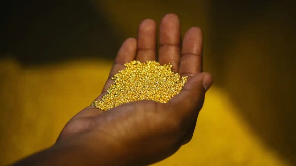 Image de Business/Investissement. La Côte d'Ivoire poursuit son expansion dans le secteur minier avec l'inauguration officielle de la mine d'or de Lafigué. Située près de M'Bengué, cette nouvelle mine incarne les ambitions économiques du pays et met en lumière la stratégie d'un gouvernement qui, plus que jamais, mise sur l'extraction aurifère pour renforcer son développement économique. Retour sur cette cérémonie du 19 octobre 2024, sur les perspectives qu'elle ouvre pour le secteur minier ivoirien, et sur les espoirs qu'elle suscite tant au niveau national qu'international. Un nouveau joyau minier pour la Côte d'Ivoire La Côte d'Ivoire a officiellement lancé l'exploitation de la mine d'or de Lafigué, ce samedi 19 octobre 2024, en présence de Mamadou Sangafowa-Coulibaly, ministre des Mines, du Pétrole et de l'Énergie. Cet événement marque une nouvelle étape dans le développement du secteur minier ivoirien, qui connaît depuis une décennie une expansion impressionnante. Cette mine, située dans le nord du pays près de M'Bengué, constitue une pièce essentielle dans la stratégie économique de diversification initiée par le gouvernement. La mine d'or de Lafigué, découverte en 2017, fait suite à la mise en exploitation des sites d'Abujar et de Séguéla, renforçant ainsi la présence de la Côte d'Ivoire parmi les pays producteurs d'or en Afrique de l'Ouest. Selon Mamadou Sangafowa-Coulibaly, "cette inauguration témoigne de l'engagement constant du gouvernement à développer une économie forte, diversifiée et créatrice de richesse pour tous les Ivoiriens". La mine devrait produire jusqu'à cinq tonnes d'or par an pendant une durée prévisionnelle de treize ans, une prouesse technologique et industrielle qui résulte de l'expertise de la société canadienne Endeavour Mining. La contribution de la mine d'or de Lafigué à l'économie nationale va bien au-delà de la production aurifère. L'État ivoirien s'attend à une augmentation significative de la production annuelle totale d'or, qui pourrait passer de 50 à 55 tonnes. Cette progression placerait la Côte d'Ivoire parmi les principaux producteurs de la région, lui permettant de se rapprocher des performances de pays comme le Ghana ou le Mali, considérés comme des poids lourds de l'industrie aurifère ouest-africaine. Le secteur minier devrait voir sa contribution au produit intérieur brut (PIB) passer de 3 % à 6 % à l'horizon 2025. Cette hausse est le fruit d'une stratégie claire de diversification économique, visant à dépasser la dépendance traditionnelle de l'économie ivoirienne vis-à-vis de l'agriculture, et notamment de la cacaoculture. L'objectif affiché par les autorités est de faire du secteur minier un véritable levier de développement inclusif, créateur d'emplois et capable de générer des revenus substantiels pour l'État. Endeavour Mining, qui exploite déjà plusieurs autres mines d'or en Côte d'Ivoire, dont la mine d'Ity, est chargée de la mise en valeur de ce site stratégique. Le coût de production estimé à environ 975 dollars par once devrait permettre une rentabilité optimale, tout en maintenant un standard élevé de respect des normes environnementales et sociales. L'implication d'une entreprise internationale dans l'exploitation de Lafigué traduit la confiance des investisseurs étrangers dans le potentiel économique et la stabilité de la Côte d'Ivoire. Un secteur minier en pleine mutation Depuis quelques années, la Côte d'Ivoire s'affirme comme une destination prisée pour les investissements dans le secteur des ressources naturelles. Le pays est doté d'un sous-sol riche, non seulement en or, mais également en manganèse, en bauxite, en cuivre et en nickel. Cette diversité des ressources minières offre au gouvernement une formidable opportunité pour réduire la vulnérabilité de son économie face aux fluctuations des cours des matières premières agricoles, qui ont longtemps constitué le poumon de l'économie nationale. Le cadre juridique a été considérablement renforcé ces dernières années pour encourager l'exploitation des ressources minières. La loi sur le code minier de 2014, revue en 2019, vise notamment à attirer les investisseurs tout en assurant une redistribution équitable des retombées économiques. Des mesures ont été mises en place pour renforcer la transparence et l'équité dans l'attribution des permis d'exploitation, réduire les effets négatifs sur l'environnement, et garantir la participation des communautés locales aux bénéfices économiques. "Notre ambition est de faire de la Côte d'Ivoire une référence en matière de bonne gouvernance du secteur minier en Afrique", a déclaré Mamadou Sangafowa-Coulibaly lors de l'inauguration. Il a également souligné l'importance d'assurer un développement durable des activités minières, en accordant une attention particulière à la préservation de l'environnement et au bien-être des communautés locales. Le développement du secteur minier en Côte d'Ivoire n'est pas sans défis. La question des retombées pour les communautés locales reste cruciale. L'exploitation de ressources naturelles a souvent été associée à des conflits sociaux et à des dégradations environnementales, en particulier dans les pays en développement. La mine de Lafigué, située dans une région agricole, suscite des interrogations quant à son impact potentiel sur les activités agricoles locales et sur l'accès des populations aux ressources naturelles. Endeavour Mining a toutefois pris des engagements pour minimiser ces effets. Des programmes de compensation pour les populations impactées ont été prévus, ainsi que des initiatives de développement communautaire axées sur l'amélioration des infrastructures, la formation professionnelle et la création d'emplois. L'objectif est de s'assurer que l'exploitation de Lafigué se fasse de manière responsable, en intégrant les principes du développement durable. La réduction des impacts environnementaux passe également par la gestion des rejets, la reforestation des zones impactées et l'utilisation de technologies moins polluantes. Lafigué, un moteur de développement pour le Nord de la Côte d'Ivoire La mine de Lafigué revêt une importance toute particulière pour le développement économique et social du nord de la Côte d'Ivoire, une région souvent considérée comme étant à la marge des dynamiques économiques du pays. Avec l'inauguration de la mine, de nombreux emplois ont été créés, tant pour la phase de construction que pour la phase d'exploitation. Les activités liées à la mine vont favoriser l'émergence de PME locales et renforcer les investissements dans les infrastructures de base, telles que les routes, l'électricité et l'eau potable. L'exploitation de Lafigué pourrait également servir de catalyseur pour d'autres projets d'investissement dans la région, contribuant ainsi à réduire les inégalités entre les différentes régions du pays. Le ministre des Mines a souligné lors de son discours que "la mine de Lafigué est une opportunité de redynamisation économique pour la région nord, permettant une meilleure intégration de cette partie du territoire au reste du pays". Cette vision est en phase avec le Plan national de développement (PND) 2021-2025, qui vise à renforcer la cohésion nationale par le biais d'un développement équilibré du territoire. L'exploitation de l'or en Côte d'Ivoire se déroule dans un contexte mondial caractérisé par de fortes fluctuations des cours des matières premières. Le prix de l'or est particulièrement sensible aux incertitudes économiques et géopolitiques, ce qui représente à la fois une opportunité et un risque pour le secteur minier ivoirien. Ces dernières années, le prix de l'or a connu une forte hausse, porté par la demande des investisseurs cherchant des valeurs refuges face à l'instabilité des marchés financiers et aux tensions internationales. Toutefois, la Côte d'Ivoire semble bien préparée à affronter ces fluctuations grâce à une politique de stabilisation et de diversification des sources de revenus issus de l'industrie minière. L'engagement des autorités ivoiriennes à renforcer la valeur ajoutée locale dans le secteur est également un facteur clé pour limiter la vulnérabilité du pays aux chocs externes. La question de la transformation locale de l'or produit, qui pourrait générer davantage de valeur ajoutée, est d'ailleurs au centre des discussions entre les acteurs du secteur et le gouvernement. L'inauguration de la mine d'or de Lafigué marque sans aucun doute une nouvelle étape dans la stratégie de développement économique de la Côte d'Ivoire. Le pays cherche à s'imposer comme un acteur majeur de l'industrie minérale en Afrique, tout en veillant à garantir un développement durable et inclusif. Cette ambition nécessite toutefois de surmonter certains défis, notamment en matière de gouvernance, de respect de l'environnement et d'équité sociale. La mine de Lafigué, tout comme les autres sites en exploitation, peut-elle constituer un modèle de développement économique respectueux des populations et de l'environnement ? Cette question reste ouverte, alors que les autorités et les acteurs du secteur devront faire preuve d'une vigilance constante pour que l'or de Lafigué profite à tous, et que son exploitation ne se fasse pas au détriment des générations futures.