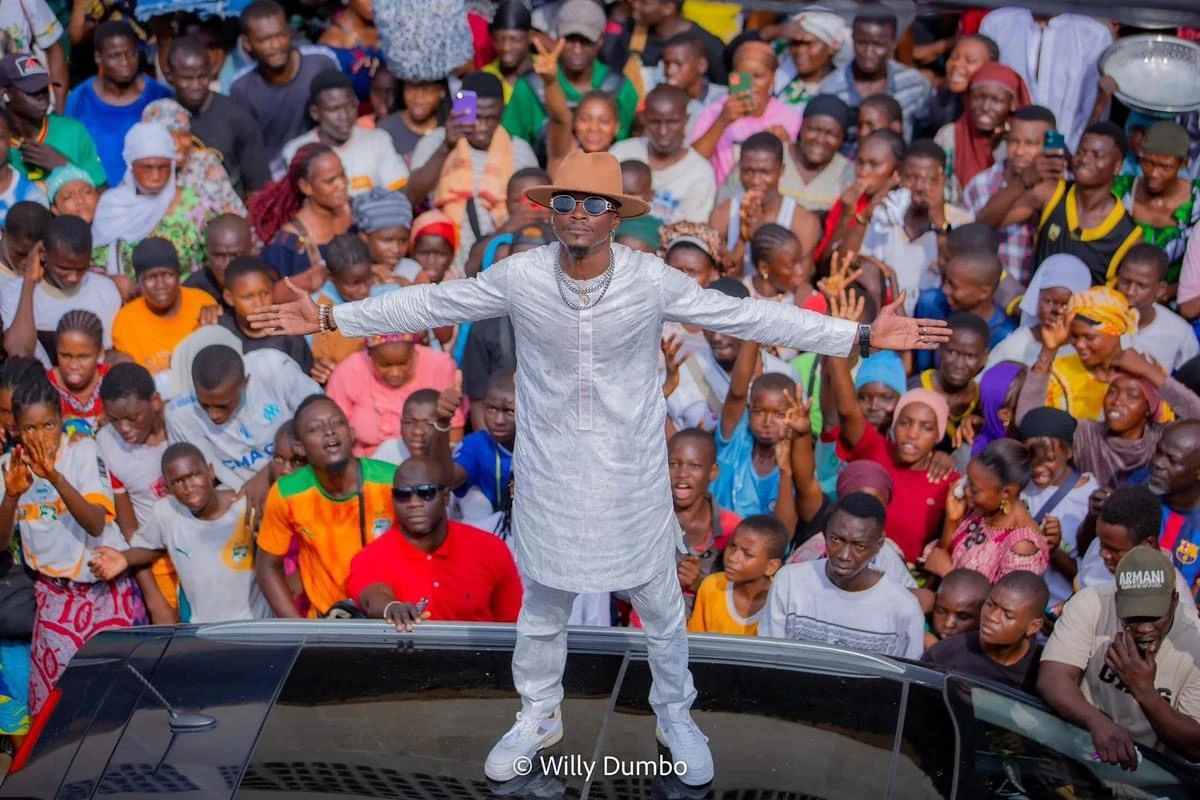 Image de Musique/Radio. Ce samedi 19 octobre 2024, le quartier d'Adjamé a été le théâtre d'un véritable engouement populaire à l'occasion du tournage du clip du nouveau titre de Debordo Leekunfa, "Djeneba Djaba". L'artiste, longtemps absente de la scène musicale, fait un retour tonitruant, galvanisé par le soutien massif de ses fans. Analyse d'un retour marqué par la ferveur populaire et la solidarité nationale. Un retour attendu : Debordo et la foule d'Adjamé Après plusieurs mois d'absence, Debordo Leekunfa, figure emblématique de la musique ivoirienne, a fait son grand retour. Et quel retour ! Ce samedi 19 octobre, Adjamé, commune cosmopolite et bouillonnante, a été le cadre d'un déferlement populaire à l'occasion du tournage de son nouveau clip, "Djeneba Djaba". Une véritable marée humaine s'est mobilisée pour acclamer et encourager celui que l'on surnomme affectueusement le "mimi national". Ce retour fracassant de Debordo marque la fin d'une longue période de retrait volontaire de la scène. Une absence qui n'a pourtant en rien diminué l'attachement des Ivoiriens à cet artiste qui, au fil des années, a su marquer les esprits par son talent, son audace et ses prises de position sans compromis. La présence massive de la foule lors de ce tournage témoigne de l'importance de Debordo dans le paysage musical ivoirien et de l'affection que lui portent ses fans. Ce n'était pas un simple tournage de clip, mais une véritable manifestation de soutien que les habitants d'Adjamé et d'ailleurs ont offert à Debordo Leekunfa. La foule, d'une diversité à l'image de la commune d'Adjamé elle-même, s'est rassemblée spontanément pour manifester son soutien et son admiration envers l'artiste. Des jeunes, des moins jeunes, des amateurs de coupé-décalé, des curieux : tous se sont donné rendez-vous pour faire partie de ce moment historique. Ce soutien populaire intervient dans un contexte particulier, celui de la polémique autour du remix de "Viviane", une chanson de Pierre Aimé qui a été source de tensions entre Ivoiriens et Camerounais sur les réseaux sociaux. Face à cette controverse, les fans de Debordo ont voulu élever la voix pour défendre leur idole et, par extension, la musique ivoirienne. Pour eux, le tournage de "Djeneba Djaba" était une façon de dire haut et fort que Debordo Leekunfa reste une icône, un artiste qui représente fièrement la culture ivoirienne. "Debordo, c'est notre fierté. Ce n'est pas parce qu'il s'est absenté un moment qu'on l'a oublié. Aujourd'hui, on est tous là pour lui montrer qu'il est toujours le bienvenu", a témoigné Kouassi, un jeune homme présent sur place. Cette mobilisation populaire souligne la capacité de Debordo à rassembler au-delà des polémiques et des divisions. Djeneba Djaba : une chanson comme message "Djeneba Djaba", le nouveau single de Debordo Leekunfa, n'est pas seulement une chanson, c'est aussi un symbole. Le titre résonne comme une réponse à ceux qui avaient douté de la capacité de l'artiste à revenir sur le devant de la scène. La mélodie accrocheuse et les paroles fortes de "Djeneba Djaba" traduisent la détermination de Debordo à s'imposer de nouveau comme un acteur incontournable du coupé-décalé. Cette chanson, aux sonorités dansantes et énergétiques, a été conçue pour plaire autant aux fidèles fans de l'artiste qu'aux nouveaux adeptes. Le texte, qui se veut rassembleur, évoque la résilience, la solidarité et la nécessité de rester unis face aux difficultés. Debordo semble vouloir adresser un message non seulement à ses fans, mais aussi à tous ceux qui peuvent se retrouver dans son parcours semé d'embûches. "Djeneba Djaba, c'est l'hymne du retour, c'est le chant de ceux qui ne baissent jamais les bras", a déclaré l'artiste dans une vidéo postée sur ses réseaux sociaux. La mobilisation pour "Djeneba Djaba" est également venue en réaction à une polémique plus large qui a pris naissance sur les réseaux sociaux. Il y a quelques semaines, le remix de la chanson "Viviane" de Pierre Aimé a provoqué des tensions entre internautes ivoiriens et camerounais. Pour beaucoup, les paroles du remix ont été perçues comme un manque de respect à la culture ivoirienne, ce qui a entraîné une levée de boucliers chez les fans de Debordo, l'un des visages emblématiques du coupé-décalé. "Nous sommes fiers de nos artistes et nous devons les soutenir, surtout lorsqu'ils représentent notre culture sur la scène internationale", a affirmé Mariam, une fan de la première heure de Debordo. Pour elle, la sortie de "Djeneba Djaba" n'est pas anodine, elle constitue une façon de rappeler la place qu'occupe la musique ivoirienne en Afrique et de réaffirmer la prééminence des artistes ivoiriens dans le paysage musical du continent. Le grand retour de Debordo : perspectives et attentes Avec "Djeneba Djaba", Debordo Leekunfa espère retrouver une place de choix dans le paysage musical ivoirien et continental. Ce retour est très attendu, d'autant plus que l'artiste a souvent été perçu comme un innovateur, un créateur de tendances dans l'univers du coupé-décalé. Depuis les années 2000, il a su se réinventer et proposer des morceaux qui ont marqué l'histoire de la musique ivoirienne. Son retour est également un enjeu important pour la dynamique musicale actuelle du pays. Alors que de nouveaux talents émergent sur la scène ivoirienne, Debordo souhaite rappeler qu'il est toujours prêt à relever les défis et à proposer des hits qui feront danser la nation. "Je suis de retour, et je viens avec quelque chose de nouveau, quelque chose de puissant", a-t-il annoncé avec conviction lors d'une prise de parole à la fin du tournage. Les attentes sont donc grandes pour ce nouveau titre, et le public ivoirien est prêt à l'accueillir à bras ouverts. Le clip de "Djeneba Djaba" s'annonce comme un événement incontournable, et la présence massive des fans lors du tournage en est la preuve évidente. Ce qui s'est passé à Adjamé va au-delà de la musique. Il s'agit d'un élan de solidarité qui traduit la relation forte entre les artistes et leur public en Côte d'Ivoire. Dans un contexte où la culture est souvent un vecteur de rassemblement, Debordo Leekunfa a su créer un lien indéfectible avec ses fans, qui ont répondu présents au moment de son retour. La question qui se pose désormais est de savoir comment ce retour marquera l'évolution de la carrière de Debordo Leekunfa. Pourra-t-il retrouver sa place parmi les plus grands artistes de la scène africaine et continuer à inspirer de nouvelles générations ?