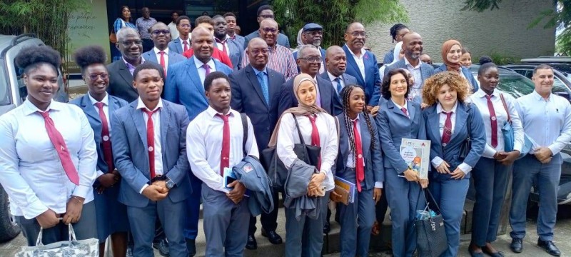 Image de Études/Devoirs. La rentrée académique 2024-2025 à l'École d'Architecture d'Abidjan (Eaa) a été officiellement lancée le samedi 19 octobre 2024 par le président de l'Ordre des Architectes de Côte d'Ivoire (Oaci), Joseph Amon. Cette cérémonie de réouverture a été placée sous le signe de l'innovation et de nouvelles orientations visant à garantir une formation de qualité et des perspectives enrichissantes pour les apprenants. Retour sur les grandes annonces de cette rentrée qui s'annonce décisive pour l'avenir de la profession d'architecte en Côte d'Ivoire. Un tournant marqué par l'homologation des diplômes La rentrée académique de l'École d'Architecture d'Abidjan s'inscrit dans une dynamique de transformation et de renouvellement. Cette année, l'un des faits marquants est l'obtention de l'homologation des diplômes de l'école. Joseph Amon, président de l'Oaci et président du Conseil d'administration de l'École, a exprimé sa satisfaction quant aux efforts fournis pour arriver à cette reconnaissance officielle. "L'homologation des diplômes de l'École d'Architecture d'Abidjan est une étape essentielle qui atteste de la qualité de l'enseignement dispensé à nos étudiants et de notre capacité à les préparer au mieux pour affronter les défis du monde professionnel", a-t-il déclaré. L'homologation est le fruit d'un travail continu visant à améliorer les programmes de formation et les infrastructures de l'école, afin de répondre aux standards internationaux. Cette reconnaissance donne aux diplômés une plus grande visibilité et une meilleure crédibilité, tant sur le marché national qu'international, ce qui ouvre de nouvelles perspectives aux jeunes architectes en devenir. Selon Joseph Amon, l'homologation est aussi un signal fort adressé aux parents et aux employeurs, garantissant que les étudiants formés à l'Eaa sont compétents et prêts à contribuer au développement du pays. Le vice-président de l'Oaci, Koupo Gnoléba, également directeur général adjoint de l'Eaa, a rappelé l'importance de la mission de l'école, qui est de former les meilleurs architectes de la sous-région. "Nous voulons non seulement assurer la relève dans la profession, mais aussi contribuer au développement durable du pays", a-t-il affirmé. Selon Koupo Gnoléba, la sortie récente de vingt-deux nouveaux diplômés, issus des quatre premières promotions ayant soutenu leur Master II, a joué un rôle déterminant dans l'obtention de cette homologation. La formation dispensée à l'Eaa ne se limite pas aux compétences techniques. Elle vise à inculquer aux étudiants une vision globale de l'architecture, englobant l'urbanisme et l'aménagement du territoire. L'objectif est de faire des architectes formés à l'Eaa des acteurs du développement, capables de proposer des solutions durables et innovantes pour répondre aux enjeux actuels de l'urbanisation en Afrique. "L'architecture est au cœur de la transformation de nos villes. Nous devons former des professionnels capables de penser différemment, de proposer des solutions qui respectent l'environnement et répondent aux besoins des populations", a ajouté Gnoléba. L'importance de l'engagement parental dans la réussite des étudiants Le directeur général de l'Eaa, Kouadio Benié Marcel, a saisi l'occasion pour rappeler aux parents des apprenants l'importance de leur implication dans la réussite des étudiants. "Le succès de nos étudiants ne dépend pas seulement de la qualité de la formation, mais également de l'environnement familial et du soutien qu'ils reçoivent de leurs proches", a-t-il expliqué. Selon lui, l'engagement des parents est crucial pour permettre aux apprenants de se concentrer sur leurs études et de relever les défis académiques qui les attendent. Kouadio Benié Marcel a exhorté les familles à s'investir davantage dans le suivi et l'encadrement de leurs enfants, soulignant que l'école ne peut réussir pleinement sa mission sans la collaboration active des parents. "L'excellence ne se construit pas seulement à l'école, elle se cultive aussi à la maison. Nous avons besoin d'une synergie entre les éducateurs et les parents pour que nos étudiants puissent réaliser leur plein potentiel", a-t-il ajouté. La cérémonie de rentrée a été marquée par une volonté claire de placer cette année sous le signe de l'innovation et de l'excellence. Le président de l'Oaci a insisté sur l'importance de répondre aux nouvelles attentes du secteur de l'architecture, qui est en constante évolution. Pour ce faire, de nouveaux programmes ont été introduits, mettant l'accent sur l'utilisation des technologies numériques dans la conception architecturale, l'intégration des pratiques durables et la collaboration avec d'autres disciplines. L'événement a également été l'occasion de récompenser les étudiants les plus méritants, notamment ceux ayant terminé leur cycle de Master II avec brio. Cette reconnaissance vise à encourager l'excellence et à motiver les étudiants à se surpasser dans leur parcours académique. "L'excellence est un objectif que nous devons tous poursuivre. Les étudiants qui ont été récompensés aujourd'hui sont la preuve que le travail acharné et la détermination portent toujours leurs fruits", a déclaré Joseph Amon