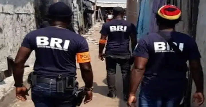 Image de Faits Divers. Dans la nuit du 22 octobre 2024, les forces de l'ordre ivoiriennes ont mis un terme à une tentative de cambriolage à Bingerville, près d'Abidjan. Cette opération, menée par la Brigade de Recherche et d'Intervention (BRI) NORD, a permis de neutraliser deux dangereux individus sur le point de s'enfuir. Les faits rappellent la vigilance permanente des forces de sécurité face à la recrudescence des actes criminels en Côte d'Ivoire. Une tentative de cambriolage qui tourne court La tranquillité nocturne du quartier Sigogi II de Bingerville a été rompue par une tentative de cambriolage qui aurait pu tourner au drame. Les deux individus, apparemment déterminés à mener à bien leur entreprise criminelle, ont fait irruption dans ce secteur résidentiel avec pour objectif de piller un domicile. Ce type de cambriolage n'est malheureusement pas rare dans les environs d'Abidjan, où les malfaiteurs ciblent des habitations en pleine nuit, profitant de la vulnérabilité des habitants endormis. Toutefois, dans ce cas précis, leur projet a été rapidement compromis par l'intervention des forces de l'ordre. Informée de l'intention de ces malfaiteurs, la Brigade de Recherche et d'Intervention NORD, connue pour sa réactivité et sa précision, a mis en place un dispositif de surveillance qui s'est avéré payant. Les hommes de la BRI ont fait preuve d'une coordination remarquable pour déjouer les plans de ces malfrats. Les éléments de la BRI sont intervenus avec une rapidité exemplaire. Alertés d'un projet de vol par des informations recueillies à travers leur réseau de renseignement, les forces de sécurité ont mis en place une surveillance discrète, mais efficace, pour prévenir tout passage à l'acte. Leur préparation rigoureuse leur a permis d'intercepter les malfaiteurs à l'instant même où ceux-ci tentaient de commettre leur forfait. Lorsque les deux hommes ont pris conscience de la présence des forces de l'ordre, ils ont tenté de fuir en ouvrant le feu, croyant pouvoir échapper à l'étau qui se resserrait autour d'eux. Mais la réaction de la BRI a été rapide et proportionnée : les forces de l'ordre ont riposté avec maîtrise, neutralisant les deux individus avant qu'ils ne puissent représenter une menace plus grande. Selon un responsable de la police, « la riposte était inévitable face à la dangerosité des malfaiteurs qui avaient décidé de se battre plutôt que de se rendre ». Des armes retrouvées sur les lieux Suite à l'opération, les forces de l'ordre ont procédé à une inspection minutieuse des lieux et ont mis la main sur une arme à feu que les malfaiteurs avaient en leur possession. Ce type d'intervention, bien que parfois dangereux, est nécessaire pour limiter la prolifération des armes illégales qui alimente la criminalité en Côte d'Ivoire. La saisie de cette arme contribue à affaiblir le potentiel de nuisance des individus qui cherchent à déstabiliser la sécurité publique. Le porte-parole de la police a déclaré que « cette intervention est une preuve supplémentaire de la détermination des forces de sécurité à lutter contre la criminalité et à protéger la population ». En effet, ces dernières années, la présence de plus en plus régulière des équipes spéciales comme la BRI sur le terrain a permis de prévenir et de déjouer un certain nombre de crimes. La Brigade de Recherche et d'Intervention, branche spécialisée des forces de l'ordre ivoiriennes, a pour mission de combattre les formes les plus violentes de la criminalité. Opérant avec une discrétion et une réactivité remarquables, la BRI est souvent appelée à intervenir dans des situations où la vigilance et la force doivent se combiner à une parfaite connaissance du terrain. Ses agents sont spécialement formés pour faire face aux situations de crise, et leur expertise est souvent saluée par les citoyens qui voient en eux une garantie de sécurité. L'action de la BRI ne se limite pas aux interventions armées. Ses membres sont également engagés dans des missions d'enquête de grande envergure visant à mettre à jour les réseaux criminels qui opèrent sur le territoire national. Ils s'emploient à identifier et à neutraliser les menaces avant qu'elles ne puissent se manifester par des actes de violence. Ces unités sont donc, au-delà de leur capacité à intervenir, des instruments de renseignement et de prévention cruciaux dans la lutte contre la délinquance. La sécurité publique, une priorité pour les autorités La neutralisation de ces deux cambrioleurs s'inscrit dans un contexte plus large de renforcement des mesures de sécurité en Côte d'Ivoire. Depuis plusieurs mois, les autorités multiplient les initiatives pour faire face à la montée de l'insécurité dans certaines zones urbaines et périurbaines. La ville de Bingerville, proche de la capitale économique Abidjan, a été particulièrement affectée par une recrudescence des cambriolages et des agressions. En conséquence, la présence policière y a été considérablement augmentée, et des opérations telles que celle du 22 octobre visent à rétablir la sécurité et la quiétude des habitants. Le ministre de l'Intérieur a récemment déclaré : « La sécurité des citoyens est une priorité absolue. Nous mettons tout en œuvre pour que chaque Ivoirien se sente protégé dans son quartier ». En élargissant le rôle des unités spéciales comme la BRI et en renforçant la coopération avec les communautés locales, les autorités espèrent parvenir à une réduction significative de la criminalité. Le succès de cette opération n'aurait sans doute pas été possible sans la participation des populations locales. La lutte contre la criminalité repose en effet sur une collaboration étroite entre les forces de sécurité et les citoyens, qui sont souvent les premiers témoins des comportements suspects. Dans le cas de Bingerville, c'est grâce à des informations transmises par des habitants que la BRI a pu intervenir à temps. Les citoyens sont encouragés à signaler toute activité douteuse aux autorités compétentes, et cette coopération est essentielle pour garantir la sécurité collective. Pour encourager cette participation, les autorités ont mis en place des plateformes de signalement anonymes et multiplient les rencontres avec les populations afin de renforcer la confiance entre les forces de l'ordre et les habitants. « La sécurité, c'est l'affaire de tous », a rappelé un officier de la BRI. « Nous ne pouvons pas être partout à la fois, mais avec l'aide des citoyens, nous pouvons prévenir bon nombre de crimes ». Ce partenariat entre la police et les citoyens est l'une des pierres angulaires de la stratégie de lutte contre la criminalité en Côte d'Ivoire. Un message dissuasif aux malfaiteurs L'intervention de la BRI à Bingerville envoie également un message fort aux individus qui seraient tentés de s'engager dans des activités criminelles. La réponse des forces de l'ordre face à cette tentative de cambriolage montre clairement que toute action de ce type sera traitée avec la plus grande fermeté. Les forces de sécurité ivoiriennes veulent établir une tolérance zéro vis-à-vis de la violence et de la criminalité. En se montrant intraitables, les autorités espèrent dissuader les malfaiteurs et assurer une meilleure sécurité pour les citoyens. « Nous ne reculerons pas face aux menaces », a affirmé un responsable de la police, soulignant la volonté des forces de l'ordre de répondre à chaque acte criminel par une action résolue. Si l'intervention de la BRI à Bingerville a été couronnée de succès, elle pose également la question des mesures à prendre pour prévenir ce type de crimes à l'avenir. La répression des actes criminels est essentielle, mais la prévention l'est tout autant. Pour empêcher que des jeunes ne se tournent vers la délinquance, les autorités devront également miser sur des programmes sociaux, éducatifs et des opportunités économiques. La lutte contre la pauvreté et le chômage est un élément crucial dans la réduction de la criminalité. De même, le renforcement de la présence policière dans les quartiers sensibles et le développement d'initiatives de proximité avec la jeunesse sont des pistes qui peuvent permettre de prévenir efficacement les dérives. Face à ces défis, la question reste ouverte : comment les autorités ivoiriennes peuvent-elles continuer à équilibrer la répression et la prévention afin de réduire durablement la criminalité en Côte d'Ivoire ?