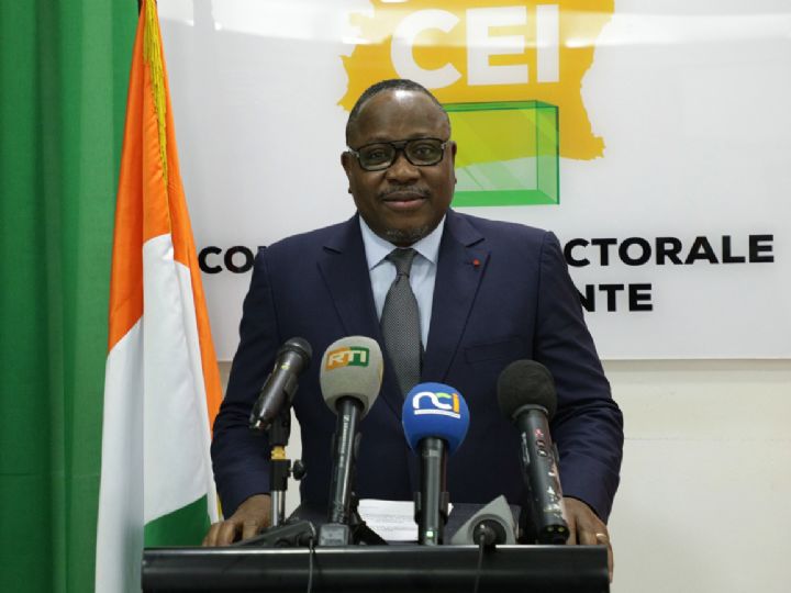 Image de Politique. En Côte d'Ivoire, la révision de la liste électorale (RLE) pour les élections à venir bat son plein, avec une ambition affichée de renforcer la crédibilité et l'exactitude du fichier électoral. Mais, à peine lancée, l'opération rencontre déjà des difficultés. Selon le président de la Commission électorale indépendante (CEI), Ibrahime Coulibaly-Kuibiert, près de la moitié des lieux de recensement n'ont reçu aucun requérant, soulevant des interrogations sur l'implication des citoyens dans ce processus crucial. Retour sur les premiers jours d'une opération aux enjeux multiples pour la démocratie ivoirienne. Une faible mobilisation malgré un dispositif renforcé Le mardi 22 octobre 2024, Ibrahime Coulibaly-Kuibiert, président de la CEI, a dressé un premier bilan mitigé de la campagne de révision de la liste électorale en cours. Lors du "Press Club" organisé par l'Union nationale des journalistes de Côte d'Ivoire (UNJCI) à la Maison de la Presse, au Plateau, il a révélé que, malgré l'ouverture de 12 089 lieux de recensement à travers le pays, 5 798 d'entre eux n'ont encore accueilli aucun requérant. Une situation d'autant plus inquiétante que ces chiffres concernent les 48 premières heures de l'opération. La CEI avait pourtant fait un effort notable en augmentant le nombre de lieux de recensement, créant 1 022 nouveaux sites afin de faciliter l'accès des citoyens. Cette mesure visait à réduire les files d'attente et à encourager une participation massive. Mais la réalité sur le terrain semble indiquer un désintérêt des électeurs, ou tout du moins un démarrage plus lent que prévu. « Malheureusement, jusqu'à hier, 5 798 lieux n'ont reçu aucun requérant, malgré les promesses d'engorgement », a regretté Coulibaly-Kuibiert. Malgré ces zones d'ombre, des chiffres encourageants ont aussi été enregistrés. En effet, sur les 75 % des lieux ayant transmis leurs statistiques pour les deux premiers jours, 65 876 requérants se sont présentés. Parmi eux, 30 456 ont sollicité des modifications de données personnelles ou un changement de lieu de vote, tandis que 35 420 étaient des primo-électeurs, c'est-à-dire des citoyens s'inscrivant pour la première fois sur la liste électorale. Ces chiffres traduisent une dynamique contrastée : d'un côté, une participation significative de nouveaux électeurs, reflétant l'intérêt de certains jeunes pour le processus démocratique, et de l'autre, une faible mobilisation générale dans de nombreux lieux de recensement. Le président de la CEI a rappelé que l'objectif de cette révision est de mettre à jour le fichier électoral en tenant compte des évolutions démographiques et des nouveaux inscrits. Les défis d'une révision inclusive et équitable L'opération de révision de la liste électorale vise à garantir que tous les citoyens ivoiriens en âge de voter puissent exercer leur droit de suffrage. Pour ce faire, la CEI a repoussé la limite d'enrôlement des nouveaux majeurs au 28 février 2025, permettant ainsi aux jeunes qui atteindront l'âge de 18 ans d'ici cette date de s'inscrire sur la liste, même s'ils ne remplissent pas encore cette condition au moment du recensement. Cette décision se veut inclusive et vise à favoriser la participation de la jeunesse, un enjeu crucial pour l'avenir politique du pays. Cependant, des défis importants subsistent. Les lieux de recensement non fréquentés, les difficultés d'accès à certaines zones rurales et le manque d'information chez certains citoyens constituent autant d'obstacles à une révision pleinement réussie. Coulibaly-Kuibiert a insisté sur la nécessité d'une mobilisation de tous les acteurs, notamment les autorités locales et la société civile, pour sensibiliser les populations à l'importance de leur participation. Pour s'inscrire sur la liste électorale, la CEI a défini des critères clairs afin d'assurer la transparence et l'accessibilité du processus. Les nouveaux inscrits doivent présenter une carte nationale d'identité en cours de validité, un récépissé d'enrôlement pour l'établissement de la carte biométrique, ou un certificat de nationalité ivoirienne, délivré par l'Office national de l'État civil et de l'identification. Ces mesures visent à garantir que seuls les citoyens remplissant les conditions légales puissent participer aux prochaines élections, évitant ainsi toute fraude ou contestation sur la légitimité des inscrits. La CEI se veut rassurante quant à la transparence de l'opération et a promis de prendre toutes les dispositions nécessaires pour garantir un processus sans faille. Le lancement de l'opération de révision de la liste électorale ne concerne pas uniquement les citoyens résidant en Côte d'Ivoire. En effet, le président de la CEI a annoncé que le recensement électoral se déroulait également dans 21 pays à travers le monde, permettant ainsi aux Ivoiriens de la diaspora de prendre part à ce processus démocratique. La participation des expatriés est un enjeu de taille pour la Côte d'Ivoire, car elle témoigne de la volonté de garantir une représentativité maximale, incluant ceux qui ont quitté le pays pour des raisons professionnelles ou familiales. L'implication des Ivoiriens de la diaspora est souvent perçue comme un indicateur de l'engagement des citoyens à l'égard des affaires politiques du pays. « La voix de chaque citoyen, où qu'il soit, compte. Il est crucial que nos compatriotes de l'étranger puissent également participer à la construction de l'avenir politique de notre pays », a déclaré Coulibaly-Kuibiert lors de son discours à Guiglo, où il a lancé officiellement l'opération le 19 octobre 2024. Des défis logistiques et une prise de conscience nécessaire L'ampleur de cette opération de révision de la liste électorale met en lumière les défis logistiques auxquels la CEI et les autorités doivent faire face. Avec 12 089 lieux de recensement, dont 1 022 nouveaux sites, le défi consiste à assurer que chaque centre soit pleinement fonctionnel et en mesure d'accueillir les électeurs dans de bonnes conditions. Les moyens humains, matériels et financiers doivent être adéquats pour éviter des dysfonctionnements qui pourraient porter atteinte à la crédibilité du processus. L'une des préoccupations majeures est la faible mobilisation observée dans près de la moitié des lieux de recensement. Cela soulève des questions sur l'efficacité des campagnes de sensibilisation menées par la CEI. Est-ce que les citoyens ont été suffisamment informés sur l'importance de leur inscription sur la liste électorale ? Est-ce que les canaux de communication utilisés ont atteint toutes les couches de la population, y compris les jeunes et les habitants des zones rurales ? Ces questions restent ouvertes et nécessitent une analyse approfondie. Pour relever ces défis, l'implication de la société civile apparaît comme indispensable. Associations, ONG et leaders communautaires peuvent jouer un rôle déterminant en sensibilisant les populations sur l'importance de la participation citoyenne. Plusieurs organisations ont déjà commencé à se mobiliser, mais des efforts supplémentaires sont nécessaires pour s'assurer que chaque citoyen soit conscient de son rôle dans le processus électoral. « Il est essentiel que chaque citoyen comprenne que la révision de la liste électorale est la première étape pour garantir des élections crédibles et transparentes », a souligné un représentant d'une ONG ivoirienne active dans le domaine de la gouvernance. La mobilisation de la société civile est donc cruciale pour combler les lacunes laissées par les campagnes officielles de sensibilisation et pour garantir une participation inclusive et représentative. Alors que l'opération de révision de la liste électorale se poursuit, la question demeure : comment renforcer la mobilisation citoyenne pour garantir une participation massive et représentative ? Le faible taux de requérants dans certains lieux de recensement met en lumière les défis de l'engagement des citoyens dans le processus démocratique. La CEI, avec le soutien des autorités locales et de la société civile, devra redoubler d'efforts pour sensibiliser et encourager les citoyens à s'inscrire sur la liste électorale. La réussite de cette opération est essentielle pour assurer des élections libres, crédibles et inclusives en 2025. Mais au-delà des chiffres et des lieux de recensement, c'est la question de la confiance des citoyens envers les institutions démocratiques qui se pose. Comment rétablir et renforcer cette confiance afin que chaque Ivoirien se sente concerné et motivé à participer activement à la vie politique de son pays ?