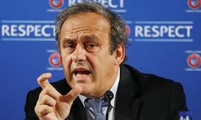 Image de Football. C’est une question que nous nous posons tous suite aux récents événements qui ont frappé la plus grande institution du foot mondial. Sachant que Michel Platini, président de l’UEFA, était candidat au poste de président de la FIFA, nous nous demandons si cette suspension dont lui et d’autres hauts responsables de la FIFA que sont Sepp Blatter, Jérome Valcke et Chung Mong-Joon ne constituera pas un obstacle à sa candidature sinon que cela ne l’annulera pas. En effet, Michel Platini, Sepp Blatter et Jérome Valcke ont été provisoirement suspendu pour 90 Jours et 6 ans pour Chung Mong-Joon et ne devrons pas exercer dans le monde du foot durant cette période. Issa Hayatou, le Président de la CAF assure actuellement le rôle de président intérimaire de président de la FIFA suite à la suspension den Blatter. Que deviendront ces potentiels candidats à la présidence de la FIFA ? Peut-on encore espérer que l’un d’eux devienne président de la FIFA ? Quelles sont leurs chances ?