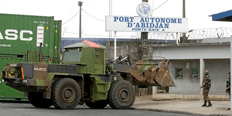 Image de Affaires Etrangères. La France a pris la décision de fermer plusieurs de ses bases militaires en Afrique dans le cadre d'une profonde réorientation de sa politique africaine. Selon des informations rapportées par RFI, les bases militaires de Dakar au Sénégal, d'Abidjan en Côte d'Ivoire et de Libreville au Gabon seront concernées par cette mesure. Une annonce qui marque la fin d'une époque pour la présence militaire française sur le continent africain, témoignant d'un changement de paradigme dans les relations entre la France et ses partenaires africains. Une réorientation nécessaire dans un contexte de changements politiques Cette décision de la France de fermer certaines de ses bases militaires en Afrique s'inscrit dans un contexte de transformations profondes des relations entre Paris et plusieurs pays africains. Les coups d'État récents au Mali, au Burkina Faso et au Niger ont fragilisé la coopération militaire traditionnelle, tout en mettant en évidence la nécessité de redéfinir la présence militaire française sur le continent. Les bases de Dakar, Abidjan et Libreville, qui ont longtemps constitué des piliers du dispositif militaire français en Afrique, seront donc fermées dans le cadre de cette nouvelle approche. Le président français Emmanuel Macron a récemment déclaré : "Nous devons faire évoluer notre présence en Afrique pour qu'elle réponde aux attentes de nos partenaires et qu'elle soit plus adaptée aux enjeux actuels". Ce changement d'orientation témoigne d'une volonté de la France de rompre avec une vision postcoloniale de sa relation avec l'Afrique, en adoptant une approche plus partenariale, où l'accent est mis sur la souveraineté et l'autonomie des armées africaines. Les récents bouleversements politiques dans la région, notamment les coups d'État militaires, ont également modifié les rapports de force, rendant difficile la poursuite d'une présence militaire classique. Face à une montée du sentiment anti-français dans certains pays et une redéfinition des alliances locales, Paris a pris acte de la nécessité de changer de cap pour maintenir une relation apaisée et constructive avec ses partenaires africains. Les bases militaires de Dakar, Abidjan et Libreville ont longtemps symbolisé la puissance de la France en Afrique. Implantées dès l'époque coloniale ou peu après les indépendances, elles ont constitué des éléments essentiels du dispositif de défense français sur le continent. Au-delà de leur dimension militaire, ces bases étaient également des symboles de l'influence de Paris en Afrique francophone, jouant un rôle clé dans la stabilité des régions où elles étaient implantées. Pendant des décennies, ces installations militaires ont été perçues comme un filet de sécurité pour les gouvernements locaux, face aux menaces internes et externes. Par exemple, la base de Libreville au Gabon a joué un rôle important dans le soutien au président Ali Bongo Ondimba lors de la tentative de coup d'État de 2019. La base d'Abidjan, quant à elle, a été stratégique pendant la crise ivoirienne, notamment en 2011, lors des affrontements consécutifs aux élections présidentielles contestées. Cependant, l'héritage de ces bases est contrasté. Pour beaucoup, elles symbolisent la perpétuation d'une ingérence étrangère, freinant la pleine souveraineté des pays africains concernés. Le discours anti-français, très présent dans certaines nations, trouve ses racines dans le ressentiment émanant de cette présence militaire perçue comme une atteinte à l'indépendance nationale. La fermeture de ces bases pourrait être vue comme une opportunité pour ces pays de tourner la page et de renforcer leur propre capacité à assurer leur sécurité. Vers une approche plus souple et partenariale Face à ce contexte en mutation, la France souhaite mettre en place une approche plus souple et plus partenariale, privilégiant la coopération directe avec les forces armées locales et des échanges de savoir-faire. Cette nouvelle orientation vise à renforcer les capacités des armées africaines en leur fournissant les outils nécessaires pour garantir leur propre sécurité, sans dépendance directe vis-à-vis d'une puissance étrangère. "Nous voulons aider nos partenaires africains à devenir plus autonomes dans la gestion de leur sécurité", a affirmé le ministre français des Armées, Sébastien Lecornu, lors d'une intervention publique. Cette approche, qui met l'accent sur les opérations conjointes et le transfert de compétences, vise à réduire la présence visible des troupes françaises tout en renforçant la coopération sur des thématiques telles que la lutte contre le terrorisme et le maintien de la paix. Le renforcement des capacités militaires locales est essentiel pour répondre aux enjeux de sécurité auxquels sont confrontés les pays africains. Le Sahel, par exemple, reste une région particulièrement touchée par l'activité des groupes terroristes et par l'instabilité politique. Plutôt que de maintenir une présence directe sur le terrain, Paris envisage de former les armées locales à travers des partenariats bilatéraux ou via des missions menées par l'Union européenne. L'objectif est clair : permettre aux armées africaines d'assumer pleinement la responsabilité de leur sécurité. Il est à noter que la base militaire française de Djibouti ne fait pas partie des installations concernées par ces fermetures. Avec près de 1 500 soldats stationnés, cette base reste un élément essentiel de la stratégie militaire française en Afrique et au-delà. Son rôle principal est aujourd'hui axé sur la surveillance de la zone Indo-Pacifique, une région où la France entend être un acteur important, en particulier face aux ambitions croissantes de la Chine. La base de Djibouti, située dans une région stratégique au carrefour de l'Afrique de l'Est et du Moyen-Orient, a une importance capitale pour la France et pour la sécurité internationale. Sa mission va au-delà de la simple coopération militaire avec les pays africains voisins. En effet, cette installation permet à Paris de préserver une présence militaire dans une zone marquée par des tensions géopolitiques importantes, que ce soit en mer Rouge ou dans le golfe d'Aden, où la piraterie reste une menace. Une nouvelle ère dans les relations franco-africaines La fermeture de ces bases marque une rupture avec le passé et la fin d'une époque de présence militaire directe sur le sol africain. Mais elle offre également l'opportunité de redéfinir les relations entre la France et ses partenaires africains, sur la base d'une coopération plus équilibrée et respectueuse des souverainetés nationales. Le sentiment anti-français qui s'est répandu ces dernières années a souvent été alimenté par la perception d'une présence militaire imposée et d'une ingérence dans les affaires intérieures des pays africains. En mettant fin à sa présence directe dans certaines régions, la France espère apaiser ces tensions et contribuer à la construction de relations de confiance, fondées sur l'échange et le respect mutuel. Pour les pays africains, cette décision est l'occasion de renforcer leur propre capacité à assurer leur sécurité et à prendre le contrôle de leur destin militaire et politique. Cependant, la question de l'efficacité de cette autonomie reste en suspens. Les forces armées locales seront-elles prêtes à relever les défis de sécurité croissants, notamment dans le Sahel, où les groupes terroristes continuent de mener des attaques meurtrières ? La question de la lutte contre le terrorisme reste au cœur des préoccupations, notamment au Sahel, où la menace djihadiste reste présente et persistante. Sans le soutien direct de la France, certains observateurs redoutent une recrudescence des attaques terroristes, qui pourrait avoir des conséquences dévastatrices sur la stabilité des États fragiles de la région. C'est pourquoi Paris s'efforce de réorienter sa coopération vers un soutien logistique et une formation des troupes locales, afin que ces États soient mieux équipés pour faire face à ces défis. La France pourra également compter sur le soutien de ses partenaires européens et internationaux, qui partagent les mêmes inquiétudes quant à la sécurité de la région. La coalition antiterroriste au Sahel, qui regroupe plusieurs pays européens, continuera d'œuvrer pour prévenir la propagation des groupes armés et soutenir les États fragiles dans la construction d'une paix durable. Cette réorientation de la politique militaire française en Afrique est l'occasion de repenser la coopération en matière de défense et de sécurité sur le continent. La France semble désormais prête à jouer un rôle de facilitateur plutôt que d'intervenant direct, en misant sur la formation, le conseil, et les missions de soutien. Cette approche plus discrète pourrait à terme permettre de renforcer l'efficacité des forces armées africaines, tout en réduisant les tensions liées à la présence étrangère. Mais la question de l'avenir de cette coopération militaire reste ouverte. Si l'objectif est de rendre les armées africaines plus autonomes, les moyens mis en œuvre seront-ils suffisants pour atteindre cet objectif ambitieux ? Les armées locales pourront-elles relever les défis de sécurité sans le soutien direct de la France ? Ces questions restent posées, alors que les transformations en cours pourraient redéfinir les rapports de force sur le continent africain. Et vous, chers lecteurs, que pensez-vous de cette nouvelle orientation de la politique militaire française en Afrique ? Croyez-vous que la fermeture des bases militaires est une étape nécessaire vers une autonomie accrue des armées africaines, ou au contraire, un risque supplémentaire dans une région déjà fragilisée ?