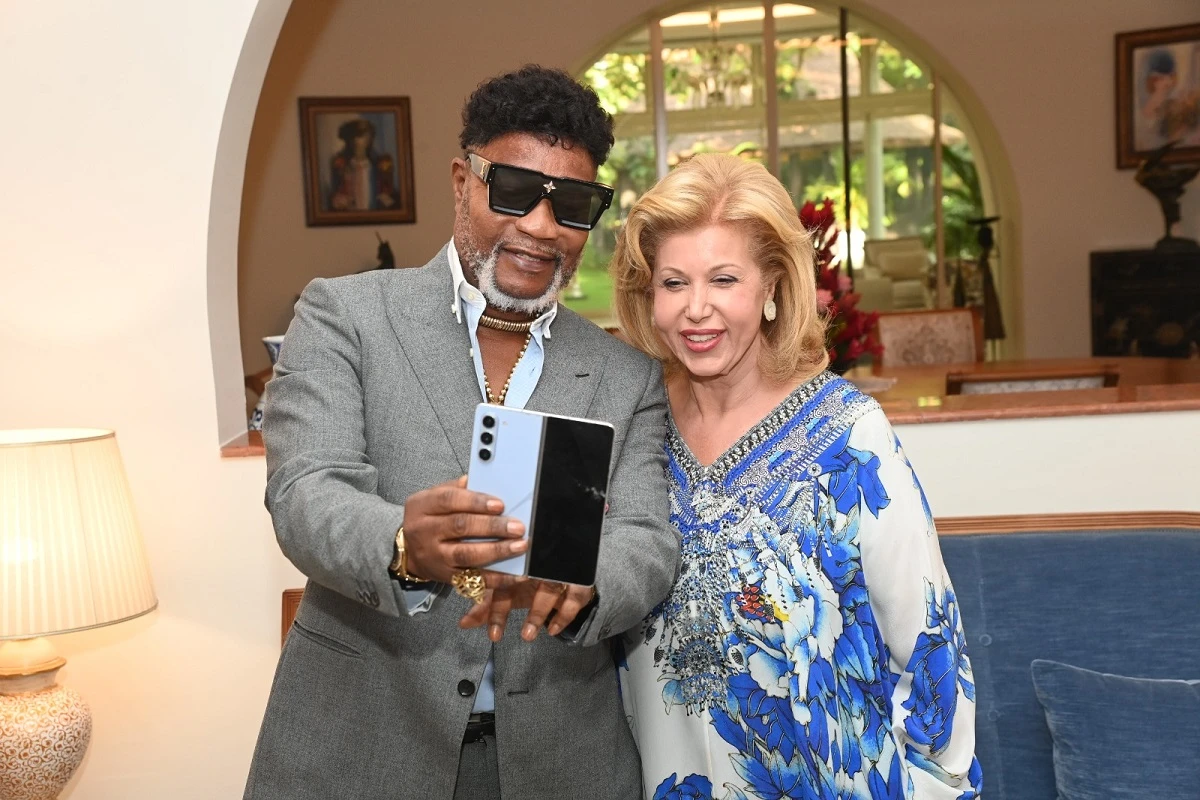 Image de Célébrités. Le célèbre artiste congolais Koffi Olomidé, figure emblématique de la musique africaine, est actuellement en Côte d'Ivoire pour un concert très attendu au Palais des Congrès de l'Hôtel Ivoire. Avant ce grand événement prévu pour le samedi 26 octobre 2024, Koffi Olomidé a été reçu par la Première Dame de Côte d'Ivoire, Mme Dominique Ouattara, lors d'une visite de courtoisie au domicile du couple présidentiel, situé à la Riviera Golf. Cette rencontre, empreinte de chaleur et de cordialité, illustre l'importance des liens entre la culture et les institutions en Côte d'Ivoire. Retour sur ce moment marquant et sur l'événement musical inédit qui se prépare à Abidjan. Un moment de courtoisie chargé d'émotions La visite de Koffi Olomidé chez la Première Dame Dominique Ouattara est loin d'être anodine. Ce moment de courtoisie s'inscrit dans la tradition des grandes personnalités artistiques qui rendent hommage aux représentants des institutions lors de leurs passages en Côte d'Ivoire. « Quand on a la chance que Mme la Première Dame accepte notre sollicitation de venir la saluer, lui dire tout le bien qu'on a toujours pensé d'elle, on ne peut pas rater l'occasion », a confié Koffi Olomidé, visiblement ému à la sortie de l'audience. Pour le chanteur congolais, cette rencontre a été l'occasion de témoigner tout son respect à Mme Ouattara, qu'il décrit comme une femme de grande générosité et d'une simplicité rare. L'un des moments les plus touchants de leur échange a été lorsque la Première Dame l'a appelé « mon frère ». « Je m'attendais à tout, sauf à ça. Pour cela, je la salue et je la respecte », a ajouté l'artiste, soulignant combien ce geste l'a touché au plus profond. Cette rencontre reflète l'humilité et la chaleur humaine qui caractérisent Dominique Ouattara, des qualités qui ont su gagner le cœur de nombreuses personnalités en Afrique et au-delà. Un concert interactif et inédit : "Koffi à la carte" Koffi Olomidé se prépare à offrir au public ivoirien une expérience musicale unique en son genre. Le concert prévu pour le samedi 26 octobre 2024 au Palais des Congrès de l'Hôtel Ivoire s'annonce déjà comme un événement exceptionnel. Intitulé « Koffi à la carte », ce concept novateur permettra aux spectateurs de choisir eux-mêmes les chansons qu'ils souhaitent entendre parmi le large répertoire de l'artiste, couvrant ses 38 ans de carrière. « Les gens se feront leur soirée eux-mêmes », a expliqué l'artiste, en détaillant cette formule inédite où chaque fan pourra revivre les morceaux qui ont marqué sa vie. Pour Koffi Olomidé, il s'agit d'une manière de rapprocher son public et de rendre l'expérience encore plus intime. « Si les choix sont trop nombreux, on ne pourra peut-être pas toutes les jouer en entier, mais on en fera une bonne partie », a-t-il précisé, le regard étincelant de motivation et d'énergie. Ce concept de concert interactif est une première pour le Palais des Congrès de l'Hôtel Ivoire et, plus largement, pour la scène musicale ivoirienne. « Je suis boosté comme si on m'avait dopé. Je me sens vraiment plein d'énergie », a-t-il ajouté, promettant une soirée mémorable. L'engagement de l'artiste envers son public ivoirien est palpable, et tout laisse à penser que ce concert sera un moment d'anthologie. La Côte d'Ivoire, une "seconde patrie" pour Koffi Olomidé Le choix de la Côte d'Ivoire pour cet événement n'est pas un hasard. Pour Koffi Olomidé, ce pays a une valeur sentimentale particulière. Il le considère comme sa « seconde patrie », un lieu qui a été essentiel dans le lancement de sa carrière à l'échelle africaine. « C'est la Côte d'Ivoire qui m'a lancé aux Africains. Ce n'est pas de la démagogie, ce n'est pas de la propagande, c'est vrai », a-t-il souligné avec émotion. L'artiste a évoqué, avec une certaine nostalgie, l'époque de l'émission « Afrique Étoile », une plateforme qui lui a permis de se faire connaître auprès du public ivoirien et, plus largement, auprès des Africains. Des figures emblématiques des médias ivoiriens telles que Djira Youssouf, Macy Domingo, Yves Zogbo et Consty Eka ont joué un rôle clé dans cette ascension, en lui offrant une visibilité unique. « J'étais au Congo avec ma guitare et j'ai reçu un accueil incroyable. Partout, c'était plein, les gens étaient heureux. C'est de là que tout est parti », a-t-il raconté, visiblement ému de ces souvenirs. La relation entre Koffi Olomidé et la Côte d'Ivoire va au-delà de la musique. Elle est fondée sur une histoire d'amour entre un artiste et un peuple, une connexion qui transcende les frontières et qui résiste au temps. Ce concert s'inscrit dans la continuité de cette belle histoire, marquant une nouvelle étape dans une carrière jalonnée de succès et de reconnaissance. Koffi Olomidé n'a pas manqué d'inviter ses fans à se joindre à cette soirée qui promet d'être inoubliable. « J'invite tous les fans de Koffi Olomidé… On a connu des générations de musiciens, des jeunes qui ont évolué et on va faire une espèce de condensé », a-t-il lancé, insistant sur le caractère unique de cette événement. Pour l'artiste, ce concert sera l'occasion de revisiter les grands moments de sa carrière et de les partager avec toutes les générations qui ont suivi son parcours. Il a laissé entendre que ce concert pourrait marquer une étape importante dans sa trajectoire artistique. « Je réfléchis beaucoup à l'avenir de ma carrière, et ce concert pourrait être l'une des dernières grandes étapes », a-t-il confié. Pour les fans, cette déclaration revêt une signification particulière, laissant planer une pointe de nostalgie sur ce qui pourrait être l'un des derniers grands concerts de l'artiste en Côte d'Ivoire. Le concert "Koffi à la carte" sera aussi l'occasion de mettre en avant la diversité de la musique congolaise, avec un mélange de genres allant de la rumba à la world music. Koffi Olomidé, avec sa présence scénique légendaire et son charisme, promet de faire vibrer le Palais des Congrès de l'Hôtel Ivoire comme jamais auparavant. Ses fans pourront revivre les tubes qui ont marqué leurs vies, dans une atmosphère chargée d'émotion et de souvenirs. Une carrière marquée par l'innovation et la constance Depuis plus de quarante ans, Koffi Olomidé est l'une des figures incontournables de la musique africaine. Son style unique, qui mélange des influences congolaises traditionnelles à des sonorités modernes, a fait de lui une icône au-delà des frontières du continent. Avec des titres comme « Loi », « Effrakata » ou encore « Papa Ngwasuma », il a su conquérir des millions de fans à travers le monde et s'imposer comme l'un des grands noms de la rumba congolaise. Toujours en quête d'innovation, l'artiste n'a jamais hésité à se réinventer pour surprendre son public. Le concept de « Koffi à la carte » en est la parfaite illustration. Cette envie de dépasser les attentes et de proposer une nouvelle façon de vivre un concert témoigne de la passion inébranlable de l'artiste pour la musique et de son désir de toujours créer un lien unique avec son public. Alors que l'artiste se prépare à monter sur scène à Abidjan, beaucoup se demandent quelle sera la prochaine étape pour celui que l'on surnomme « le Quadra Koraman ». La réflexion qu'il mène sur son avenir musical laisse planer des interrogations sur une possible retraite ou une reconversion. Pour les fans, ce concert sera sans doute une occasion de célébrer une carrière remarquable et de partager un dernier grand moment avec leur idole. En attendant le grand soir, les Ivoiriens et les amateurs de musique de Koffi Olomidé se préparent à vivre une soirée où la nostalgie, l'innovation et l'excellence musicale se rencontreront. Mais alors que l'artiste évoque l'avenir de sa carrière et que ce concert pourrait marquer une étape importante, une question se pose : quel avenir pour Koffi Olomidé et comment la scène musicale congolaise saura-t-elle se réinventer dans un paysage musical en constante évolution ?