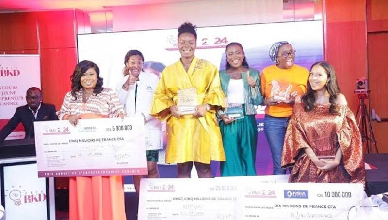 Image de Carrière. Le Prix Bénédicte Jeannie Kakou Diagou (BJKD) a une nouvelle fois mis à l'honneur le talent et la créativité des jeunes entrepreneurs ivoiriens. Lors de la septième édition du concours, récemment tenue à Abidjan, c'est la jeune Carole Aurélie Bayéré qui a été sacrée lauréate. Avec son entreprise ‘Nayou CI’, spécialisée dans la puériculture « Made in Côte d'Ivoire », Carole Bayéré a su convaincre le jury et apporter une véritable innovation dans le secteur. Elle remporte une récompense de 25 millions de francs CFA, consacrant ainsi son parcours exceptionnel dans l'entrepreneuriat. Un hommage à l'innovation ivoirienne La victoire de Carole Bayéré au Prix BJKD 2024 est bien plus qu'une simple récompense personnelle ; elle incarne le dynamisme et la créativité de la jeunesse ivoirienne, ainsi que la capacité d'innovation qui caractérise cette nouvelle génération d'entrepreneurs. « C'est un immense honneur de recevoir ce prix. Je suis fière de pouvoir montrer que des entreprises comme Nayou CI peuvent contribuer au développement économique de notre pays tout en valorisant la production locale », a déclaré Carole Bayéré lors de la cérémonie de remise des prix. Nayou CI se distingue par son approche innovante de la puériculture en Côte d'Ivoire et dans la sous-région ouest-africaine. En mettant l'accent sur la qualité, la sécurité et l'adaptation aux besoins des parents africains, Carole Bayéré souhaite faire de Nayou CI un acteur majeur du secteur, capable de rivaliser avec les grandes marques internationales. Son engagement pour la production locale et la création de valeur ajoutée en Côte d'Ivoire fait d'elle un exemple pour tous les jeunes entrepreneurs. Outre la victoire de Carole Bayéré, la septième édition du Prix BJKD a permis de récompenser plusieurs autres entreprises qui se sont distinguées par leur excellence et leur contribution au développement économique et social du pays. Parmi elles figure Afro-Conscience (Les Icônes de Kimia), qui a remporté le Prix NSIA Banque Côte d'Ivoire avec une enveloppe de 10 millions de francs CFA. Cette entreprise se distingue par son approche innovante de la valorisation de la culture africaine à travers des produits qui résonnent avec l'identité et les valeurs locales. Aftermarket, une autre entreprise lauréate, a reçu le Prix de la Bourse régionale des valeurs mobilières (BRVM) de l'Union économique et monétaire ouest-africaine (UEMOA), assorti d'un financement de 5 millions de francs CFA. Aftermarket s'est illustrée par sa capacité à répondre aux besoins en pièces détachées de qualité, un secteur essentiel pour l'industrie automobile de la région. Le Prix SODECI de l'entrepreneuriat féminin, d'une valeur de 5 millions de francs CFA, a été attribué à Kwiyiah Style by LG, une entreprise de mode qui valorise le savoir-faire ivoirien en matière de stylisme et de confection de vêtements. Kwiyiah Style by LG s'engage à promouvoir la mode ivoirienne et à offrir des créations uniques, éthiques et adaptées aux tendances actuelles. De plus, l'entreprise Bobo a été récompensée par le Prix OAPI de la meilleure performance, avec un montant de 3 millions de francs CFA, tandis que Siwen Pharma a décroché le Prix spécial SIEE (Salon international de l'entrepreneuriat étudiant) avec une dotation de 3 millions de francs CFA. Ces récompenses témoignent de la diversité des initiatives et des secteurs dans lesquels les jeunes ivoiriens s'investissent, de la santé à la mode, en passant par la technologie et la culture. Encourager la jeunesse à entreprendre Lors de son intervention, Olga Djadji, présidente de la Fondation BJKD, a rappelé l'importance de soutenir les jeunes entrepreneurs dans leur parcours. « Les jeunes sortent de l'école après avoir fini leurs formations, ils n'ont pas d'emploi et ils peuvent se décourager. La fondation vient un tant soit peu aider ces jeunes à croire en leur rêve », a-t-elle affirmé, témoignant sa gratitude aux organisateurs et aux partenaires de la fondation pour leur soutien constant. Depuis 2018, le Prix BJKD a pour vocation d'encourager l'entrepreneuriat chez les jeunes en Côte d'Ivoire et de leur apporter un appui financier et technique pour booster leur productivité. Le concours permet ainsi de mettre en lumière les talents prometteurs et de stimuler l'innovation dans des secteurs souvent négligés par les investisseurs traditionnels. Cette initiative est devenue un tremplin essentiel pour de nombreux jeunes qui souhaitent se lancer dans l'entrepreneuriat et contribuer à la croissance économique de la région. L'édition 2024 du Prix BJKD a également mis en avant l'entrepreneuriat au féminin, un secteur qui connaît une véritable dynamique en Côte d'Ivoire. Des initiatives comme celle de Kwiyiah Style by LG montrent que les femmes sont de plus en plus présentes dans le monde des affaires et qu'elles apportent une contribution majeure au développement économique du pays. Le soutien apporté par des institutions telles que la SODECI est essentiel pour encourager davantage de femmes à se lancer dans l'entrepreneuriat et à croire en leur potentiel. Carole Bayéré, lauréate du Prix BJKD 2024, est un exemple inspirant pour toutes les jeunes femmes ivoiriennes qui souhaitent se lancer dans l'aventure entrepreneuriale. Son parcours montre que l'audace, la détermination et l'innovation peuvent mener à de grandes réalisations, même dans des secteurs traditionnellement dominés par des acteurs internationaux. Une jeunesse ivoirienne engagée pour le changement Les jeunes entrepreneurs récompensés lors de cette septième édition du Prix BJKD incarnent l'avenir de la Côte d'Ivoire. Leur engagement, leur créativité et leur capacité à innover sont autant de qualités qui permettront de relever les défis économiques, sociaux et environnementaux auxquels le pays fait face. En créant des entreprises locales, en valorisant les savoir-faire ivoiriens et en proposant des solutions adaptées aux besoins de la population, ces jeunes contribuent à la construction d'une économie plus résiliente et plus inclusive. Pour Olga Djadji, l'objectif de la Fondation BJKD est de continuer à soutenir ces jeunes talents et à les accompagner dans leur parcours entrepreneurial. Elle a ainsi réitéré l'engagement de la fondation à poursuivre ses actions de soutien, en partenariat avec des institutions publiques et privées. « Notre ambition est de faire du Prix BJKD un véritable catalyseur de la croissance économique par l'entrepreneuriat jeune. Nous devons encourager nos jeunes à innover, à rêver grand et à croire en leur capacité à changer le cours des choses », a-t-elle conclu. La remise du Prix BJKD 2024 est un signal fort envoyé à la jeunesse ivoirienne : l'innovation, l'engagement et la persévérance sont des valeurs qui peuvent mener au succès. Mais alors que de plus en plus de jeunes se tournent vers l'entrepreneuriat pour réaliser leurs ambitions, une question demeure : comment la Côte d'Ivoire peut-elle continuer à encourager et soutenir ces jeunes entrepreneurs pour en faire de véritables acteurs du développement durable du pays ?