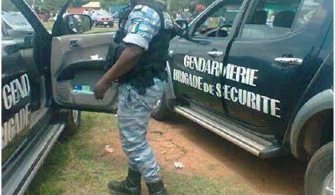 Image de Faits Divers. La lutte contre le grand banditisme s’intensifie en Côte d'Ivoire, en particulier dans la région du Haut-Sassandra, où les forces de l’ordre redoublent d'efforts pour prévenir et contrer les actes de cambriolage qui ciblent les magasins de produits agricoles. L’équipe de l’escadron de la gendarmerie de Daloa a mené une opération d'envergure dans le département de Bédiala, situé à une trentaine de kilomètres de Daloa, afin de sécuriser les ressources agricoles vitales que sont le cacao et le café. Cette intervention, qui a eu lieu du 18 au 20 octobre 2024, vise à renforcer la sécurité dans une localité marquée par une recrudescence des actes de vol ces derniers mois. Une opération planifiée sur plusieurs jours Durant trois jours, les éléments de la gendarmerie ont effectué des patrouilles pédestres et motorisées, couvrant les zones sensibles du département de Bédiala. Des rondes nocturnes ont été organisées afin de surveiller les magasins de cacao et de café les plus vulnérables. Cette présence renforcée visait non seulement à dissuader les potentiels malfaiteurs, mais également à rassurer les habitants et les producteurs agricoles dont les efforts sont systématiquement menacés par les cambriolages. Selon le lieutenant Kouassi Yao, en charge de l'opération, "la stratégie mise en place à Bédiala était basée sur la collaboration avec la population locale, qui a été très coopérative en nous signalant des mouvements suspects. Cela montre à quel point il est essentiel de travailler main dans la main avec les communautés locales pour assurer leur sécurité." Cette collaboration avec les populations a permis de cerner les points critiques du département et de cibler les actions de manière plus efficace. Les gendarmes ont notamment placé des points de surveillance autour des entrepôts de produits agricoles stratégiques, un aspect important du plan visant à prévenir les cambriolages avant qu'ils ne surviennent. Dans la nuit du 20 octobre, aux alentours de deux heures du matin, alors que les patrouilles poursuivaient leur mission de surveillance, des mouvements suspects ont été repérés dans un quartier commerçant de Bédiala. Quatre individus étaient aperçus, équipés de divers outils utilisés pour les effractions—pieds de biche, marteaux, tournevis, et machettes—et s'apprêtaient à forcer l'entrée d'un magasin contenant des sacs de cacao et de café. C'est une course contre la montre qui s'engage alors pour les gendarmes, déterminés à prévenir le vol de ces ressources vitales pour l'économie locale et nationale. Malgré la rapidité de l'intervention des gendarmes, les suspects, surpris par la lumière des torches et les injonctions des forces de l'ordre, parviennent à s'échapper en s'enfuyant dans l'obscurité des rues de Bédiala, abandonnant sur place tout leur arsenal. L’intervention a toutefois permis d’empêcher le cambriolage. Les gendarmes ont ensuite monté la garde jusqu’au lever du jour pour s’assurer qu’aucun autre malfaiteur ne tenterait de reprendre l’opération avortée. Au matin, une inspection minutieuse du magasin ciblé a confirmé que les individus avaient déjà forcé une fenêtre et n’étaient plus qu’à une étape d'accéder aux précieux sacs de cacao. Une enquête ouverte et des preuves rassemblées Au matin du 21 octobre, les éléments de la gendarmerie ont procédé au ramassage des outils abandonnés par les malfaiteurs. Ces outils ont été transportés à Daloa où ils ont été placés sous scellés en tant qu'éléments de preuve, utiles pour les besoins de l'enquête. Parallèlement, une enquête a été immédiatement ouverte afin d'identifier et d'appréhender les suspects en fuite. Les gendarmes ont réalisé plusieurs auditions dans le voisinage pour obtenir des informations permettant de retracer la trajectoire des cambrioleurs. Certains habitants ont affirmé avoir déjà aperçu des individus correspondant à la description des malfaiteurs, et la gendarmerie reste optimiste quant à la possibilité de les localiser. Selon le lieutenant Kouassi Yao, "nous ne baisserons pas la garde tant que ces individus n'auront pas été retrouvés. Nous avons recueilli plusieurs indices et comptons sur la collaboration continue des habitants pour résoudre cette affaire". Cette détermination illustre la volonté des forces de l'ordre de mener à bien la mission de protection des ressources agricoles du pays. L’opération de Bédiala s’inscrit dans le cadre d'une politique de tolérance zéro contre le grand banditisme en milieu rural. Les ressources agricoles, en particulier le cacao et le café, constituent une part essentielle de l'économie ivoirienne. La Côte d'Ivoire étant le premier producteur mondial de cacao, les attaques contre les magasins de produits agricoles ont des conséquences directes sur l’économie nationale, la sécurité alimentaire et la subsistance des producteurs. Pour le colonel Koffi Konan, commandant régional de la gendarmerie, "notre objectif est clair : prévenir tout acte de grand banditisme qui sévit dans la région et sécuriser les moyens de subsistance de nos populations. Les agriculteurs travaillent dur pour produire ces richesses, il est de notre devoir de protéger leurs biens". Cette politique de tolérance zéro inclut la multiplication des patrouilles, le renforcement des collaborations avec la population locale, et des actions ciblées visant à démanteler les réseaux de malfaiteurs avant qu'ils n'aient la possibilité de s'organiser. En outre, la gendarmerie prévoit des initiatives de sensibilisation des populations rurales, les incitant à être vigilantes et à rapporter toute activité suspecte. Une mobilisation citoyenne essentielle Le succès de cette opération doit beaucoup à l'implication des citoyens de Bédiala, qui ont joué un rôle clé en signalant des activités suspectes et en collaborant avec les gendarmes. La mobilisation citoyenne est en effet un levier essentiel pour lutter contre l'insécurité en zone rurale. Pour les habitants de cette localité, la sécurité est une affaire collective, et la lutte contre le grand banditisme n’est efficace que si chacun s'y engage activement. Cette dynamique de collaboration entre forces de l'ordre et population permet de créer un climat de confiance, nécessaire pour prévenir les actes de délinquance. Pour M. Konan, un habitant de Bédiala, "nous sommes tous concernés. Si nous laissons ces cambrioleurs opérer en toute impunité, c’est notre économie locale qui s’en trouve affectée. Nous devons continuer à soutenir les forces de l’ordre et à dénoncer ceux qui menacent notre sécurité". Les actes de cambriolage, au-delà des pertes matérielles, sont ressentis comme une véritable atteinte à la dignité des producteurs agricoles, qui investissent temps et énergie pour faire prospérer leurs exploitations. L'intervention des gendarmes de Daloa permet de rappeler l'engagement des autorités en faveur de la justice et de la protection des biens essentiels de la nation. Face à la recrudescence des actes de banditisme, une question demeure toutefois ouverte : quelles mesures supplémentaires devraient être mises en place pour assurer la sécurité des ressources agricoles en zone rurale ? La présence des forces de l'ordre est-elle suffisante, ou devrait-on envisager une modernisation des systèmes de surveillance et de protection des entrepôts agricoles ? La réponse à ces interrogations pourrait déterminer l'avenir de la lutte contre le banditisme dans les zones rurales ivoiriennes.