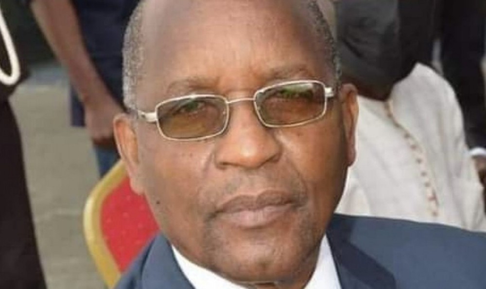 Image de Politique. La scène politique ivoirienne est plongée dans la consternation suite au décès de Djodjo Togba, vice-président du Parti des Peuples Africains - Côte d'Ivoire (PPA-CI). Ancien ambassadeur de Côte d'Ivoire en Libye et fidèle compagnon de lutte de Laurent Gbagbo, Djodjo Togba a été une figure emblématique de la résistance politique ivoirienne. Son départ soudain, survenu dans la nuit du vendredi 24 octobre 2024, laisse un vide immense, tant au sein de sa famille politique que parmi les militants qui voyaient en lui un modèle d'engagement et de détermination. Un homme dévoué à la cause commune Djodjo Togba était bien plus qu'un simple vice-président du PPA-CI. Pour les militants, il représentait l'esprit de dévouement à la cause commune, un homme qui n'a jamais cessé de se battre pour les valeurs d'équité et de justice sociale prônées par le parti. Sa trajectoire politique est marquée par son engagement sans faille au côté de Laurent Gbagbo, dont il fut un des plus fidèles compagnons. Ambassadeur de Côte d'Ivoire en Libye durant des années tumultueuses, Djodjo Togba a su défendre les intérêts de son pays avec conviction. Cet homme d'État savait allier une grande réserve personnelle à une ardeur politique indéfectible, le tout au service de l'idéal panafricaniste qui le passionnait. Son parcours diplomatique et politique était le reflet de sa vision d'une Afrique unie, forte et déterminée à résister aux influences étrangères pour bâtir son propre chemin. Face à cette perte tragique, le président du PPA-CI, Laurent Gbagbo, n'a pas tardé à exprimer son soutien aux proches de Djodjo Togba. Dans un message empreint d'émotion, l'ancien président de la République a présenté ses sincères condoléances à la famille biologique de son "compagnon de lutte". Il a tenu à rappeler l'importance du rôle joué par Djodjo Togba dans la structuration et la consolidation du parti, évoquant "un homme de conviction qui ne reculait devant aucun sacrifice pour la cause commune". Laurent Gbagbo, dans un communiqué, a réaffirmé la proximité émotionnelle qui le liait à son compagnon de route. "En cette douloureuse circonstance, son excellence le Président Laurent Gbagbo présente ses sincères condoléances à la famille biologique de son compagnon de lutte ainsi qu'à l'ensemble des militants et sympathisants du PPA-CI", pouvait-on lire. Ces paroles traduisent la profondeur de la peine qui frappe le parti à la suite de cette disparition. Un parti endeuillé, mais déterminé à poursuivre le combat Pour le PPA-CI, le décès de Djodjo Togba est un coup dur. Mais loin de se laisser abattre par le deuil, les membres du parti ont décidé de transformer leur douleur en force. "Nous avons perdu un grand homme, mais notre combat continue", a déclaré un militant du parti lors d'une rencontre organisée pour rendre hommage à l'illustre disparu. Cette phrase résume bien l'état d'esprit des militants : la perte d'un leader charismatique ne signifie pas la fin de la lutte, bien au contraire. La disparition de Djodjo Togba pourrait bien devenir un élément catalyseur pour le PPA-CI, qui se retrouve face à un nouveau défi : perpétuer l'héritage d'engagement laissé par son vice-président. Les militants, bien que ébranlés par la nouvelle, se disent déterminés à continuer de porter haut les idéaux d'égalité et de justice sociale qui étaient chers à Togba. "Nous devons honorer sa mémoire en étant plus que jamais déterminés à faire avancer les causes pour lesquelles il s'est battu", souligne un jeune cadre du parti. Au-delà du PPA-CI, c'est l'ensemble de la classe politique ivoirienne qui se montre solidaire face à ce drame. Djodjo Togba était une figure respectée, non seulement par ses compagnons de parti, mais aussi par ceux qui, à l'autre bout de l'échiquier politique, appréciaient son engagement et sa loyauté. Les messages de condéoléances se sont multipliés, les leaders des différentes formations politiques du pays n'hésitant pas à rendre hommage à un homme dont la disparition représente une perte pour la nation toute entière. Ainsi, Alassane Ouattara, président de la République de Côte d'Ivoire, a fait part de ses sincères condoléances, soulignant que "bien que nos opinions politiques divergent, nous ne pouvons ignorer la contribution de Djodjo Togba au paysage politique ivoirien. C'était un homme de conviction, et sa détermination est un exemple pour nous tous". Ces mots traduisent une reconnaissance à l'égard d'un homme dont l'idéal allait au-delà des clivages politiques. Djodjo Togba : un parcours qui inspire la jeune génération Pour de nombreux jeunes militants, le parcours de Djodjo Togba est une source d'inspiration. Parti de rien, il a gravi les échelons à force de travail, de persévérance et de fidélité à ses idéaux. Son engagement dans la politique n'était pas motivé par l'ambition personnelle, mais par la volonté d'améliorer la vie de ses concitoyens et de contribuer au développement de son pays. L'un de ses jeunes collaborateurs se souvient : "Il était pour nous un mentor. Sa simplicité, sa proximité avec les militants et sa détermination étaient des qualités rares. Il nous montrait chaque jour que le combat politique pouvait être noble, à condition de toujours mettre en avant l'intérêt général." Ces témoignages montrent à quel point Djodjo Togba a laissé une marque indélébile sur les jeunes générations de militants. La disparition de Djodjo Togba arrive à un moment crucial pour le PPA-CI. Le parti, qui continue de se structurer après sa fondation par Laurent Gbagbo, fait face à de nombreux défis : renforcer son influence sur la scène politique, conquérir de nouveaux adhérents, et défendre ses positions dans un contexte politique ivoirien souvent polarisé. Le départ d'un leader de la trempe de Djodjo Togba complique ces enjeux, mais peut aussi être l'occasion de consolider les rangs. "Il est temps pour nous de resserrer les liens, de nous montrer à la hauteur des idéaux que Djodjo a défendus jusqu'à son dernier souffle", a affirmé un cadre du parti lors d'une réunion exceptionnelle tenues au siège du PPA-CI. Le message est clair : malgré les épreuves, le PPA-CI entend poursuivre son chemin, fidèle à sa vision d'une Côte d'Ivoire juste et équitable. Un dernier hommage à un grand homme Les funérailles de Djodjo Togba devraient être l'occasion pour ses proches, ses compagnons de lutte et l'ensemble des citoyens ivoiriens de rendre un dernier hommage à celui qui fut, pour beaucoup, un héros de la nation. Selon des informations proches de la famille, une cérémonie officielle devrait être organisée afin de saluer la mémoire de ce militant infatigable. Dans le cadre de cet hommage, Laurent Gbagbo a déjà annoncé qu'une grande mobilisation des militants serait organisée pour accompagner la famille du défunt et montrer que, même dans la mort, Djodjo Togba reste présent dans le cœur de ses compagnons de lutte. "Nous ne l'oublierons jamais. Son combat, c'est le nôtre, et nous continuerons à le mener, pour lui, pour nous, pour la Côte d'Ivoire", a martelé le président du PPA-CI. Alors que la douleur de la perte est encore vive, la question se pose désormais sur l'avenir du Parti des Peuples Africains - Côte d'Ivoire. Comment le parti pourra-t-il surmonter cette épreuve ? Qui prendra la relève de Djodjo Togba pour continuer de porter haut le flambeau du panafricanisme et de la justice sociale ? La disparition d'un tel leader est toujours un moment de fragilité, mais aussi une opportunité de faire émerger de nouvelles voix, capables de reprendre le flambeau. Le PPA-CI saura-t-il transformer cette épreuve en une force nouvelle pour affronter les défis politiques à venir ?