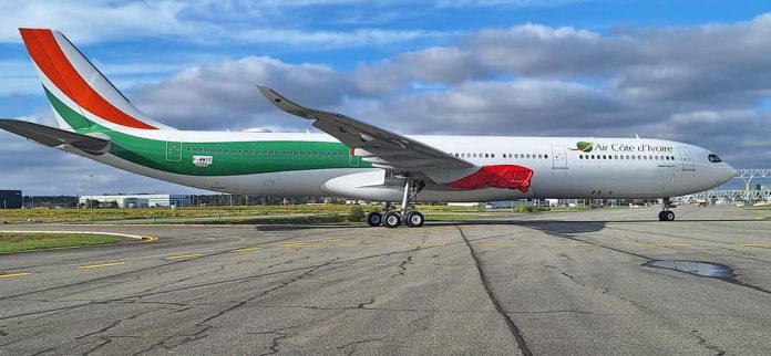 Image de Société. Air Côte d'Ivoire, la compagnie aérienne nationale ivoirienne, a annoncé la prochaine réception de deux nouveaux Airbus A330-900neo, prévus pour mars et avril 2025. Ces avions de dernière génération marquent un tournant dans l'expansion de la compagnie et sont destinés à desservir les lignes long-courriers, en particulier la route Abidjan-Paris. Cette acquisition illustre la stratégie de développement ambitieuse d'Air Côte d'Ivoire, qui vise à renforcer la connectivité entre l'Afrique de l'Ouest et l'Europe tout en offrant un service de qualité supérieure à ses passagers. Une modernisation de la flotte : l'acquisition des Airbus A330-900neo La réception imminente de deux Airbus A330-900neo constitue une avancée majeure pour Air Côte d'Ivoire, qui cherche à s'imposer comme une référence dans le secteur aérien en Afrique de l'Ouest. Ces appareils, initialement prévus pour une livraison fin 2024, ont vu leur arrivée repoussée à mars et avril 2025 en raison de délais dans la production des sièges. Cependant, cette attente n'altère en rien l'enthousiasme de la compagnie et de ses dirigeants, qui voient en ces nouveaux appareils une occasion de moderniser la flotte et d'améliorer l'expérience passager. Ces Airbus A330 sont des avions de dernière génération, équipés des technologies les plus avancées en termes de confort et d'efficacité énergétique. Capables de transporter 242 passagers, ils présentent une configuration sur quatre classes de service : quatre sièges en première classe, 44 en classe affaires, 21 en classe premium economy, et 173 en classe économique. Cette nouvelle configuration permettra à la compagnie de s'adapter aux besoins variés des voyageurs, tout en offrant une expérience raffinée et confortable. L'une des principales missions des nouveaux Airbus A330 d'Air Côte d'Ivoire sera de renforcer la liaison entre Abidjan et Paris, une route jugée stratégique pour le développement économique et touristique de la Côte d'Ivoire. Cette route, qui relie l'un des principaux hubs économiques d'Afrique de l'Ouest à une capitale européenne majeure, est essentielle pour le transport des hommes d'affaires, des investisseurs, mais également des membres de la diaspora ivoirienne. Avec ces nouveaux appareils, la compagnie vise à améliorer sa compétitivité face aux autres transporteurs étrangers qui desservent cette même route. Selon le général Abdoulaye Coulibaly, président du Conseil d'administration d'Air Côte d'Ivoire, "la modernisation de la flotte et l'acquisition de ces nouveaux Airbus répondent à la nécessité d'assurer un niveau de confort et de sécurité optimal pour les passagers tout en renforçant notre capacité à connecter la Côte d'Ivoire au reste du monde." La route Abidjan-Paris, en particulier, est considérée comme une priorisation en raison de son potentiel économique énorme et de la forte demande en termes de transport de passagers. Consolidation de la place de leader en Afrique de l'Ouest Air Côte d'Ivoire n'a jamais caché ses ambitions : devenir le leader du transport aérien en Afrique de l'Ouest. Avec cette nouvelle acquisition, la compagnie vise à non seulement moderniser sa flotte, mais également à s'établir comme un acteur incontournable dans le secteur de l'aviation en Afrique. Ces Airbus A330-900neo, avec leur efficacité énergétique et leur capacité à effectuer des vols long-courriers sans escale, permettront à Air Côte d'Ivoire de s'aligner sur les normes internationales en matière de transport aérien. Le général Coulibaly a également ajouté : "Cette visite à Toulouse, au cœur de la production des avions Airbus, illustre notre engagement envers l'excellence et notre détermination à placer Air Côte d'Ivoire au sommet du secteur aérien régional." Cette ambition de se positionner comme un leader s'accompagne d'un renforcement de la capacité à attirer les passagers grâce à un confort accru, mais aussi d'une volonté de renforcer les liaisons intra-africaines, un aspect souvent négligé par les compagnies aériennes traditionnelles. Les nouveaux Airbus A330-900neo sont équipés pour offrir aux passagers une expérience de vol optimale. Dotés des toutes dernières technologies, ces avions sont plus écoénergétiques, réduisant ainsi leur impact environnemental, ce qui répond aux enjeux contemporains de durabilité. Leur conception moderne permet également de réduire le bruit, tant pour les passagers à bord que pour les populations vivant à proximité des aéroports desservis. Outre les améliorations techniques, l'aménagement intérieur de ces appareils a été conçu pour maximiser le confort des passagers. La configuration en quatre classes de service permet une flexibilité et un confort adaptés aux différents profils de voyageurs : que ce soit pour des hommes d'affaires en première classe, des passagers en quête de confort accru en classe affaires, ou encore des familles voyageant en classe économique. "Nous voulons offrir à chaque passager une expérience unique, qu'importe la classe dans laquelle il voyage", a souligné Laurent Loukou, directeur d'Air Côte d'Ivoire, lors de la visite à Toulouse. Une collaboration renforcée avec Airbus La réception de ces nouveaux appareils est le fruit d'une collaboration étroite entre Air Côte d'Ivoire et Airbus, un des principaux constructeurs d'avions au monde. Les relations entre la compagnie ivoirienne et Airbus se sont intensifiées ces dernières années, illustrant la volonté des deux parties de bâtir un partenariat stratégique à long terme. Lors de la visite à Toulouse les 23 et 24 octobre derniers, une délégation de haut niveau, dirigée par le général Abdoulaye Coulibaly et Laurent Loukou, a pu constater l'évolution des travaux relatifs aux nouveaux appareils. Les dirigeants ont été impressionnés par le savoir-faire et la technologie embarquée dans ces avions. "Cette visite à Toulouse est pour nous une confirmation de notre choix : celui d'une flotte moderne et performante, capable de répondre aux attentes des passagers et de maintenir notre avance sur le marché ouest-africain", a déclaré Laurent Loukou. L'expansion de la flotte d'Air Côte d'Ivoire avec des avions de plus grande capacité et de plus grande autonomie ne répond pas seulement à une stratégie commerciale, elle a aussi un impact direct sur le développement économique du pays. La liaison entre Abidjan et Paris est cruciale pour les affaires, le tourisme, ainsi que pour les échanges culturels et universitaires. En renforçant cette ligne, Air Côte d'Ivoire participe activement au développement du hub aérien d'Abidjan, destiné à devenir une plateforme centrale pour les voyageurs de toute la sous-région. Le secteur touristique, en particulier, devrait bénéficier de cette modernisation de la flotte. Avec des avions plus modernes et un confort accru, la Côte d'Ivoire espère attirer davantage de touristes internationaux, notamment en provenance de France et d'Europe. "Nous voulons que l'expérience dès l'embarquement sur un vol Air Côte d'Ivoire soit le début d'une découverte de la Côte d'Ivoire", a affirmé un responsable du développement touristique ivoirien, soulignant l'importance de l'aviation pour promouvoir la destination. Les défis et perspectives pour Air Côte d'Ivoire Malgré les perspectives prometteuses, le défi pour Air Côte d'Ivoire est de taille. La compétition est rude, avec des compagnies aériennes internationales bien établies et dotées de moyens importants. Pour relever ce défi, Air Côte d'Ivoire mise sur la modernisation de sa flotte, mais aussi sur une amélioration constante de la qualité des services, tant au sol qu'en vol. "Nous sommes conscients des attentes de nos passagers et des exigences du marché international. C'est pourquoi nous continuons d'investir non seulement dans les avions, mais aussi dans la formation de nos équipes, pour offrir une expérience client exemplaire", a déclaré le général Coulibaly. Les efforts doivent aussi porter sur l'optimisation des coûts et l'augmentation des fréquences sur les liaisons régionales, où la compagnie espère renforcer son positionnement. Par ailleurs, la volonté de renforcer les liaisons intra-africaines constitue une perspective très ambitieuse pour la compagnie. En établissant de nouvelles liaisons entre les capitales ouest-africaines, Air Côte d'Ivoire pourrait contribuer à la mobilisation économique régionale. "L'avenir de l'aviation en Afrique passe par l'intégration régionale. Nous devons pouvoir connecter les grandes villes africaines entre elles, sans passer par l'Europe", a rappelé Laurent Loukou. L'acquisition des Airbus A330-900neo par Air Côte d'Ivoire représente une étape importante dans l'évolution du secteur aérien ivoirien. Avec une ambition d'expansion et une vision claire, la compagnie cherche à se positionner comme un acteur incontournable sur la scène aérienne régionale et internationale. Mais la route vers cet objectif reste semée d'embûches, avec des défis à la fois financiers, logistiques et concurrentiels. Comment Air Côte d'Ivoire parviendra-t-elle à maintenir le cap face à une concurrence internationale exacerbée, tout en répondant aux attentes de ses passagers et en consolidant sa position sur le marché ouest-africain ?