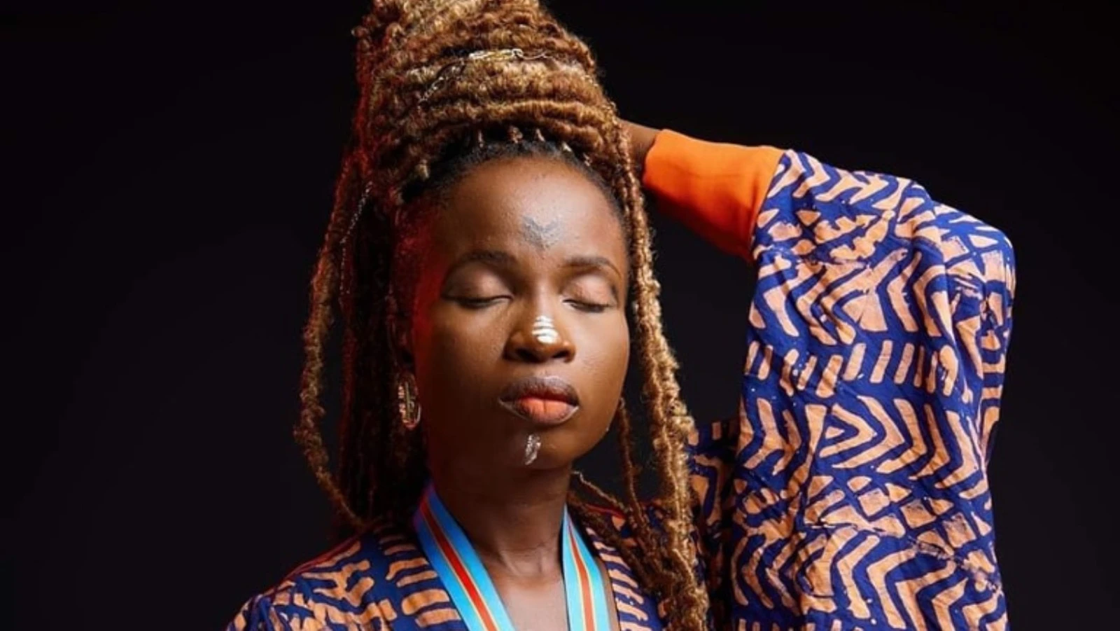 Image de Musique/Radio. Dans le cadre feutré d'une conférence de presse tenue le 26 octobre 2024 à Cocody Riviera, l'artiste pluridisciplinaire Lerie Sankofa a officiellement annoncé son concert live tant attendu, prévu pour le dimanche 22 décembre 2024 au Palais de la Culture de Treichville. Placé sous le thème "Invocation", ce spectacle de deux heures de musique promet d'être un événement phare de la scène artistique ivoirienne, célébrant à la fois les sonorités traditionnelles et modernes, destiné aux amateurs de culture africaine et d'authenticité. "Invocation" : une célébration de la culture et de l'identité africaine Le concert "Invocation" s'inscrit dans la lignée des événements qui réaffirment l'identité culturelle africaine en utilisant la musique comme vecteur d'un message d'union et de fierté. Pour Lerie Sankofa, cette performance est bien plus qu'un simple concert, c'est une invitation à renouer avec les racines profondes du continent africain. En faisant dialoguer les rythmes anciens avec des sonorités contemporaines, elle souhaite créer une passerelle entre le passé et le présent, illustrant la continuité et l'évolution de la culture africaine. Le thème de l'invocation n'a pas été choisi par hasard. Lerie Sankofa explique que c'est une manière d'appeler les âmes et les esprits des ancêtres à se réunir et à insuffler leur sagesse à la nouvelle génération. "L'Afrique est un continent riche de son passé, de ses traditions et de ses rituels. Avec ce concert, je souhaite invoquer cette mémoire collective et inviter le public à célébrer cette culture en évolution constante", a-t-elle déclaré lors de la conférence de presse. "Invocation" est aussi le fruit d'un engagement personnel et artistique profond. Lerie Sankofa se distingue par son approche pluridisciplinaire, mélangeant musique, danse, slam et autres formes d'expression artistique. Son but est de réunir ces différents univers pour créer une expérience immersive unique qui touche autant le corps que l'âme. Elle a expliqué que le concert est le résultat de plusieurs mois de préparation intense, mettant en œuvre toute sa passion et son savoir-faire pour offrir un moment de partage authentique. Cet engagement artistique s'accompagne également d'une volonté de servir la communauté. Fidèle à sa vision de l'art comme vecteur de changement social, Lerie Sankofa a annoncé que les bénéfices du concert seront alloués à l'ouverture d'une bibliothèque dans les zones cacaoyères de Côte d'Ivoire. Cette initiative vise à contribuer au développement éducatif et culturel des jeunes dans ces régions souvent défavorisées. "La musique est un outil puissant, mais elle n'a de sens que si elle sert à transformer les réalités. J'ai toujours voulu que mon art ait un impact direct sur la vie des gens", a-t-elle affirmé avec conviction. Une immersion totale dans la culture africaine Lerie Sankofa promet une soirée riche en émotions et en surprises, avec une programmation qui fera la part belle à la diversité des genres musicaux africains. La musicienne, qui est également une percussionniste hors pair, a prévu de mélanger des styles tels que le slam, le reggae, le coupé-décalé, la musique traditionnelle, et bien plus encore. Cette pluralité de styles résulte d'un désir profond de refléter la diversité des cultures africaines et de montrer que, malgré leurs différences, ces cultures partagent un même battement de cœur. "Je vous réserve quelques surprises que vous découvrirez en temps voulu. Il ne s'agira pas simplement d'un concert, mais d'une véritable célébration de la vie, de l'art et de l'Afrique", a-t-elle confié avec enthousiasme. L'artiste prévoit d'inviter plusieurs musiciens, danseurs et artistes visuels à se joindre à elle sur scène, afin de proposer un spectacle total, une immersion complète dans la culture et l'âme de l'Afrique. Pour elle, chaque note, chaque mouvement, chaque parole a une signification, et c'est cet ensemble qui permet de transmettre des émotions fortes et sincères au public. "Invocation" se veut également un hommage vibrant à l'excellence artistique africaine. Pour Lerie Sankofa, il est essentiel de mettre en lumière la richesse des talents du continent, souvent sous-représentés sur la scène internationale. Son concert vise à montrer que l'Afrique n'est pas seulement une source d'inspiration, mais aussi un acteur majeur de la création artistique mondiale. "Nous devons valoriser nos artistes, leur offrir une plateforme pour s'exprimer et partager leur talent avec le monde", a-t-elle déclaré. La place de la femme dans l'art et la société africaine sera également mise en avant lors de cette soirée. En tant que femme artiste, Lerie Sankofa entend célébrer la force, la résilience et la beauté des femmes africaines à travers sa musique. Elle dédie ainsi une partie de son spectacle aux femmes qui, chaque jour, contribuent à faire avancer le continent, que ce soit dans les foyers, sur les marchés ou dans des postes de responsabilité. "La femme africaine est une véritable source d'inspiration, elle porte en elle l'avenir de notre continent. Ce concert est aussi une manière de lui rendre hommage", a-t-elle ajouté. Lerie Sankofa : une figure montante de la scène artistique ivoirienne Connue pour son authenticité et sa maîtrise des percussions, Lerie Sankofa, de son vrai nom BEUGRE Valérie, est devenue en quelques années une figure incontournable de la scène musicale ivoirienne. Elle a su conquérir le public par sa capacité à mélanger les genres et les influences, offrant ainsi une musique à la fois moderne et enracinée dans la tradition. Son parcours est celui d'une artiste passionnée, qui a choisi de mettre son talent au service de la promotion de la culture africaine. Lerie Sankofa s'est imposée grâce à sa vision unique de l'art, qui combine musique, développement communautaire et activisme culturel. Elle se distingue également par son engagement en faveur de l'éducation et de la culture pour tous, convaincue que l'accès à la connaissance est la clé du développement de l'Afrique. Avec "Invocation", elle entend réaffirmer sa place en tant qu'ambassadrice de la culture ivoirienne, tout en préparant le terrain pour les jeunes artistes qui souhaitent suivre ses traces. En annonçant que les bénéfices de son concert seront alloués à l'ouverture d'une bibliothèque dans les zones cacaoyères de la Côte d'Ivoire, Lerie Sankofa montre une fois de plus que son art est au service de la communauté. Cette initiative est destinée à soutenir les jeunes de ces régions, qui ont souvent un accès limité aux ressources éducatives et culturelles. "L'éducation est la base de tout. Si nous voulons que notre continent prospère, nous devons investir dans la formation et l'éducation de nos jeunes", a-t-elle souligné. Ce projet de bibliothèque n'est pas une première pour l'artiste, qui s'est déjà illustrée par ses initiatives communautaires, notamment des ateliers de percussion pour les enfants et des programmes de sensibilisation aux arts. Pour elle, la musique et l'art en général ne doivent pas se limiter à des événements culturels ponctuels, mais doivent s'inscrire dans une dynamique de développement durable au sein des communautés. Une attente palpable chez les mélomanes L'annonce du concert "Invocation" a suscité un engouement considérable parmi les mélomanes et les amateurs de culture africaine. Sur les réseaux sociaux, les messages de soutien et d'enthousiasme n'ont pas tardé à affluer, chacun exprimant son impatience à l'idée de participer à cet événement qui promet d'être à la fois festif et inspirant. "Lerie Sankofa est une artiste qui sait toucher nos âmes. J'ai hâte de vivre cette soirée unique", a commenté un fan sur la page officielle de l'artiste. Les attentes sont également fortes en ce qui concerne l'impact social du concert. Pour beaucoup, l'annonce de l'utilisation des bénéfices pour l'ouverture d'une bibliothèque est perçue comme un acte de générosité et de responsabilité. "C'est très inspirant de voir une artiste de sa trempe investir dans l'avenir des jeunes. Cela montre qu'elle ne se contente pas de chanter pour elle-même, mais qu'elle a à cœur le bien-être de sa communauté", a déclaré une jeune étudiante, admiratrice de l'artiste. Alors que la date du concert "Invocation" approche, une question reste sur toutes les lèvres : quelle est la suite pour Lerie Sankofa et pour la scène culturelle ivoirienne ? L'artiste, qui ne cesse de se renouveler et de proposer des projets à fort impact, parviendra-t-elle à maintenir ce niveau d'excellence artistique tout en continuant de servir sa communauté ? Le concert "Invocation" s'annonce déjà comme un événement marquant de la fin de l'année 2024. Mais au-delà de cette performance, c'est tout un mouvement culturel qui semble être en marche, porté par des artistes comme Lerie Sankofa qui souhaitent redéfinir la place de l'art en Afrique. Quel avenir réserve-t-on aux artistes engagés qui font de leur talent un outil de transformation sociale et culturelle ?