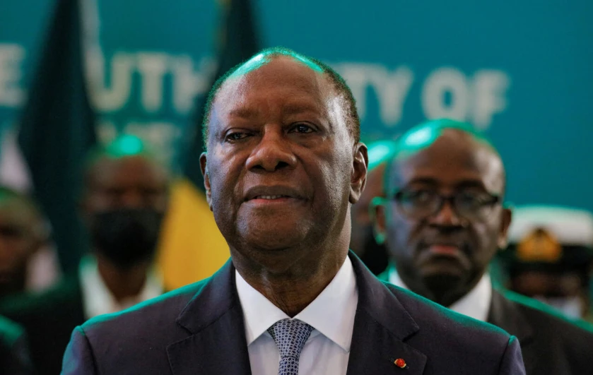 Image de Politique. Alors que l'échéance de l'élection présidentielle de 2025 en Côte d'Ivoire se rapproche, une incertitude majeure subsiste : le président Alassane Ouattara n'a pas encore clarifié ses intentions concernant une potentielle candidature pour un quatrième mandat. Ce silence entretient un flou qui pousse le Rassemblement des Houphouëtistes pour la Démocratie et la Paix (RHDP), parti au pouvoir, à envisager d'autres options pour préserver la continuité et la stabilité. Parmi les alternatives envisagées, le nom de Téné Birahima Ouattara, actuel ministre de la Défense et frère cadet du président, semble s'imposer peu à peu dans les discussions internes. Téné Birahima : une candidature qui incarne la stabilité et l'expérience Pour de nombreux partisans du RHDP, l'incertitude autour de la candidature d'Alassane Ouattara impose d'envisager un successeur capable d'assurer la continuité du projet politique du parti. Téné Birahima Ouattara, surnommé « photocopie » en raison de sa ressemblance physique et politique avec son frère, semble être l'homme de la situation. Avec son expérience au sein du gouvernement ivoirien, où il occupe actuellement le poste stratégique de ministre de la Défense, il est perçu comme un leader apte à garantir la stabilité dans un contexte sous-régional troublé. Philippe Kragbé et Basile Gouali, deux figures influentes du RHDP, sont parmi ceux qui estiment que Téné Birahima est le candidat naturel si Alassane Ouattara venait à ne pas se représenter. « Mon premier choix reste le président Alassane Ouattara. Mais s'il décide de ne pas briguer un nouveau mandat, nous lui demandons de proposer M. Téné Birahima », a déclaré Philippe Kragbé, dans une récente interview accordée au quotidien L'Inter. De son côté, Basile Gouali a fait écho à ces propos, soulignant que Téné Birahima a fait ses preuves dans des moments cruciaux pour le pays, en particulier en matière de sécurité nationale. La position de Téné Birahima en tant que ministre de la Défense est en effet particulièrement stratégique. Dans une région marquée par une instabilité persistante, notamment en raison des menaces terroristes et des tensions politiques dans les pays voisins, sa gestion efficace des questions de sécurité fait de lui un acteur clé pour assurer la continuité de la politique d'Alassane Ouattara. « La sécurité est l'un des piliers de la stabilité nationale, et nous devons reconnaître que Téné Birahima a été un artisan de cette stabilité », a ajouté Basile Gouali. Un héritage familial qui fait débat : les accusations de népotisme Malgré le soutien de plusieurs cadres du RHDP, la perspective de voir Téné Birahima Ouattara briguer la présidence en 2025 soulève des questions et des critiques. Certains observateurs craignent qu'une telle candidature ne renforce l'idée d'une dynastie politique et de népotisme au sein de la classe dirigeante ivoirienne. Cette critique repose sur le fait que le frère cadet du président puisse être considéré comme le successeur naturel d'Alassane Ouattara, mettant en cause la diversité et l'ouverture du processus démocratique. Philippe Kragbé et Basile Gouali ont anticipé ces accusations, faisant valoir que la compétence de Téné Birahima devrait primer sur ses liens familiaux. « On peut accuser le président de favoritisme, mais ce qui compte avant tout, c'est la capacité à gouverner. Aux États-Unis, la famille Bush a donné deux présidents, et personne n'a remis en question leur compétence pour servir le pays », a argumenté Philippe Kragbé. Pour lui et ses partisans, l'importance est de garantir la continuité de la politique de stabilité et de développement initiée par Alassane Ouattara. Cependant, l'idée de maintenir le pouvoir au sein de la même famille ne fait pas l'unanimité. Pour une partie de la population, il est nécessaire de donner la chance à d'autres personnalités politiques de faire leurs preuves. « Le RHDP doit montrer qu'il est capable de se renouveler, qu'il ne se réduit pas à une question de liens familiaux », a souligné un analyste politique ivoirien. Cette tension entre ceux qui prônent la continuité et ceux qui souhaitent un changement démocratique plus large reflète un dilemme auquel fait face le RHDP à l'approche de l'échéance électorale de 2025. La question de la continuité dans un contexte sous-régional instable L'une des raisons pour lesquelles Téné Birahima Ouattara est envisagé comme une alternative plausible réside dans sa gestion de la sécurité nationale. La Côte d'Ivoire est située dans une région marquée par des crises multiples, notamment avec la prolifération des groupes armés dans le Sahel et les tensions politiques dans les pays voisins comme le Burkina Faso et le Mali. Le rôle de Téné Birahima en tant que ministre de la Défense a été crucial pour garantir que la Côte d'Ivoire reste relativement stable malgré ces menaces. Basile Gouali l'a souligné lors de ses récentes interventions : « Nous vivons une période où la sécurité est primordiale. Les Ivoiriens ont besoin de se sentir en sécurité, et nous devons confier le pouvoir à quelqu'un qui a déjà fait ses preuves dans ce domaine ». La gestion efficace des forces de défense et de sécurité nationale est perçue comme un atout majeur de Téné Birahima, notamment face à l'instabilité de la sous-région. La continuité de la politique de sécurité est donc un argument de poids pour ceux qui soutiennent sa candidature. Toutefois, cette mise en avant de la sécurité nationale pourrait également être perçue comme une volonté de justifier le maintien du pouvoir dans des mains connues, au détriment d'une ouverture à d'autres courants politiques. Pour certains observateurs, il est crucial de trouver un équilibre entre la sécurité et la vitalité démocratique, afin d'éviter une dérive autoritaire qui pourrait compromettre la stabilité à long terme du pays. L'attente autour de la décision d'Alassane Ouattara est source d'incertitude non seulement pour les membres du RHDP, mais aussi pour l'ensemble des acteurs politiques ivoiriens. Le RHDP doit faire face à un dilemme complexe : choisir un candidat capable de perpétuer l'héritage de stabilité et de développement laissé par Ouattara ou opter pour une nouvelle figure qui pourrait incarner un changement. Le soutien envers Téné Birahima Ouattara semble indiquer que le parti préfère la continuité. Mais cette option pourrait être risquée, notamment si elle alimente le sentiment de lassitude au sein de la population, lassitude face à une élite politique qui paraît ne pas se renouveler. « Le RHDP doit se poser la question de savoir si la continuité est le seul chemin possible vers la stabilité. Il est peut-être temps de penser à un renouvellement interne, qui pourrait être la clé pour maintenir la confiance des citoyens », a indiqué un expert politique de l'Université Félix Houphouët-Boigny. D'un autre côté, les partisans de Téné Birahima soutiennent qu'une transition interne, dans la continuité de la vision d'Alassane Ouattara, est nécessaire pour ne pas perturber les progrès réalisés ces dernières années, tant sur le plan économique que sur le plan de la stabilité sociale. Selon eux, la préservation des acquis est préférable à une prise de risque qui pourrait plonger la Côte d'Ivoire dans une nouvelle phase d'incertitude politique. Quelles perspectives pour l'avenir politique de la Côte d'Ivoire ? Alors que l'élection présidentielle de 2025 approche à grands pas, l'incertitude quant à une candidature d'Alassane Ouattara ouvre la voie à des interrogations majeures sur l'avenir politique de la Côte d'Ivoire. Téné Birahima Ouattara apparaît comme une alternative plausible, soutenue par des membres influents du RHDP, mais son lien familial avec le président suscite des débats sur la dynastie politique et le renouvellement démocratique. Le RHDP, parti au pouvoir, devra trouver le juste équilibre entre la continuité et l'innovation, entre la sécurité assurée par une figure connue et l'ouverture d'un nouvel horizon politique. La question qui demeure est de savoir si la Côte d'Ivoire est prête à passer à une nouvelle étape de son histoire politique, avec un leadership rénové, ou si la voie de la continuité, incarnée par Téné Birahima Ouattara, est celle qui rassurera les Ivoiriens pour les années à venir. Quel sera finalement le choix du RHDP pour préparer l'échéance cruciale de 2025, et comment cette décision impactera-t-elle l'équilibre politique en Côte d'Ivoire ?