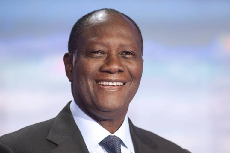 Image de Politique. Le président de la République de Côte d'Ivoire, Alassane Ouattara, a une nouvelle fois posé un acte de solidarité remarquable envers ses concitoyens, en organisant le rapatriement d'une centaine d'Ivoiriens se trouvant au Liban. Cette initiative, qui survient dans un contexte de tensions croissantes au Moyen-Orient, témoigne de l'engagement de l'État ivoirien à protéger ses ressortissants où qu'ils soient, face aux incertitudes et aux dangers. Contexte d'Escalade des Tensions au Liban Depuis plusieurs semaines, le Liban se trouve plongé dans une situation de crise marquée par une intensification des hostilités militaires entre Israël et le Hezbollah. L'escalade de la violence a plongé de nombreuses populations civiles dans la peur et l'incertitude, notamment les expatriés vivant dans ce pays, qui se sont retrouvés exposés à des risques accrus. Parmi ces personnes figurent une centaine de citoyens ivoiriens, dont certains ont manifesté leur volonté de rentrer en Côte d'Ivoire face à l'aggravation de la situation. C'est dans ce contexte que le président Alassane Ouattara a ordonné l'organisation d'une opération de rapatriement afin d'assurer la sécurité de ses ressortissants. Cette opération témoigne d'un souci constant des autorités ivoiriennes de protéger les citoyens ivoiriens, même en dehors des frontières nationales, et de leur garantir la sécurité dans les moments de crise. Le rapatriement des ressortissants ivoiriens du Liban a été organisé de manière méthodique et coordonnée, en collaboration avec le ministère des Affaires étrangères et l'ambassade de Côte d'Ivoire au Liban. La première vague de rapatriés, composée de trente personnes, est arrivée à Abidjan vendredi dernier, suivie du personnel diplomatique ivoirien qui a rejoint la capitale ivoirienne le lendemain, samedi. Ces citoyens ont été accueillis à l'aéroport international Félix Houphouët-Boigny par des représentants officiels, notamment le directeur de cabinet du ministère des Affaires étrangères, Kouassi Kanté Joachim, qui a réaffirmé l'engagement des autorités à « prendre toutes les mesures nécessaires pour assurer le retour en sécurité de tous les Ivoiriens qui le souhaitent ». L'ambassadeur de Côte d'Ivoire au Liban, Christophe Kouakou, a assuré que le processus de rapatriement s'était déroulé sans incident majeur, précisant qu'aucun blessé ni décès n'était à déplorer. Ces propos ont été accueillis avec soulagement par de nombreuses familles ivoiriennes, qui attendaient anxieusement le retour de leurs proches. Une Solidarité Nationale Saluée par les Ivoiriens La décision du président Ouattara de rapatrier les ressortissants ivoiriens du Liban a été largement saluée par la population ivoirienne, qui a vu dans cette action une preuve tangible de la solidarité nationale et de l'engagement de l'État envers ses citoyens. Sur les réseaux sociaux, de nombreux internautes ont exprimé leur reconnaissance envers le président pour avoir pris les mesures nécessaires afin de protéger les Ivoiriens en détresse à l'étranger. « Merci au président Ouattara pour cet acte de solidarité envers nos frères et sœurs », peut-on lire dans les commentaires qui foisonnent sur Facebook et Twitter. La solidarité, en période de crise, est une valeur qui transcende les divergences politiques. Ce geste de protection de ses citoyens, à des milliers de kilomètres de la mère patrie, a renforcé le sentiment d'appartenance à la nation et le lien qui unit les Ivoiriens. À travers cet acte, le président Ouattara a envoyé un message fort : chaque Ivoirien compte, où qu'il soit. La Côte d'Ivoire n'est pas le seul pays à avoir organisé le rapatriement de ses ressortissants au Liban. L'intensification des hostilités a poussé plusieurs nations à intervenir afin de protéger leurs citoyens. Le Sénégal, par exemple, a répondu à l'appel de l'ONG Action pour les droits humains et l'amitié, qui avait sollicité le rapatriement en urgence des ressortissants sénégalais après le décès d'une Sénégalaise le 6 octobre dernier lors des bombardements. Le samedi 26 octobre 2024, le Sénégal a ainsi accueilli 117 personnes rapatriées du Liban, incluant des hommes, des femmes, des enfants et des personnes âgées. Ces derniers ont atterri à Dakar où ils ont été reçus par le président Bassirou Diomaye Faye en personne. Ce dernier n'a pas manqué de partager son émotion sur les réseaux sociaux, affirmant : « Je me réjouis que nos compatriotes soient rentrés sains et saufs. Leur sécurité est notre priorité absolue ». Ces actions de rapatriement, tant en Côte d'Ivoire qu'au Sénégal, témoignent de la volonté des États africains de protéger leurs citoyens à l'étranger face à des situations de crise. Elles soulignent également la dimension humanitaire des politiques étrangères, souvent appelées à réagir promptement pour éviter le pire. L'Importance de la Diplomatie en Temps de Crise Le succès de l'opération de rapatriement orchestrée par la Côte d'Ivoire est à mettre au crédit de la diplomatie ivoirienne. Les autorités du pays, à travers leurs représentations diplomatiques, ont réussi à coordonner les efforts nécessaires avec les autorités libanaises et les autres acteurs internationaux présents sur le terrain. Cette coopération a permis de garantir un retour sécurisé et rapide pour les ressortissants. À ce titre, l'ambassadeur Christophe Kouakou a joué un rôle essentiel. En entretenant le dialogue avec les autorités libanaises et en répondant aux inquiétudes des Ivoiriens sur place, il a permis de rassurer les populations et de faciliter les démarches administratives liées au rapatriement. La diplomatie ivoirienne a une fois de plus montré son efficacité dans la gestion de situations de crise. Ce rapatriement ne se résume pas à une simple opération logistique. Il soulève des questions plus larges sur les droits humains et la responsabilité des États envers leurs citoyens. Le président Alassane Ouattara, en décidant de ramener ces Ivoiriens en sécurité, a mis en avant l'impératif moral et politique de la protection des vies humaines. Dans un contexte international où les crises se multiplient, la capacité d'un État à répondre aux besoins de ses citoyens est un indicateur crucial de sa responsabilité et de son engagement envers les droits humains. Cette approche est d'autant plus importante dans un monde de plus en plus marqué par l'instabilité. De nombreuses personnes se trouvent encore aujourd'hui dans des situations précaires, prises au piège de conflits qui les dépassent. La volonté des gouvernements de garantir leur sécurité est un acte fondamental de souveraineté et de respect des droits de la personne humaine. Une Responsabilité Collective Face aux Crises Humanitaires La crise libanaise met en évidence la nécessité d'une coopération internationale renforcée pour prévenir les conséquences humanitaires des conflits. Les opérations de rapatriement organisées par la Côte d'Ivoire et le Sénégal soulignent l'importance de la solidarité internationale et de l'engagement des États pour la protection de leurs citoyens. Mais elles posent également la question de l'efficacité des instances internationales dans la prévention des conflits et la gestion des crises humanitaires. Les organisations internationales, comme les Nations Unies, ont un rôle à jouer pour garantir la sécurité des populations et réduire les conséquences des affrontements armés. Mais cette mission n'est possible qu'avec la coopération active des États membres, qui doivent être prêts à soutenir les efforts de médiation et de stabilisation. La situation au Liban rappelle à quel point la préservation de la paix mondiale reste une équation complexe, nécessitant l'engagement de tous les acteurs. L'engagement de la Côte d'Ivoire pour ses ressortissants et l'efficacité de sa diplomatie dans cette opération de rapatriement sont des exemples positifs pour la région et au-delà. Alors que le monde fait face à des crises multiples, la Côte d'Ivoire montre sa capacité à protéger ses citoyens, où qu'ils soient. Mais cette mobilisation soulève également des questions sur l'avenir de la diplomatie ivoirienne face à l'évolution rapide des relations internationales. Comment la Côte d'Ivoire peut-elle renforcer son rôle sur la scène internationale pour prévenir de telles crises et participer activement aux efforts de paix ?