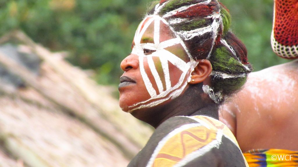 Image de Culture. La Côte d'Ivoire, pays d'Afrique de l'Ouest, se distingue par la richesse de sa diversité culturelle et ethnique. Avec soixante ethnies réparties sur l'ensemble du territoire, cette nation offre un panorama unique de coutumes, traditions, et modes de vie qui coexistent en harmonie. La mosaïque culturelle ivoirienne témoigne d'une unité dans la diversité et constitue un véritable levier de développement socio-économique. Cet article propose de partir à la découverte de ces groupes ethniques et de comprendre comment leurs spécificités contribuent à façonner l'identité nationale ivoirienne, ainsi qu'à renforcer l'attractivité du pays sur la scène internationale. Un patrimoine culturel d'une richesse incomparable La Côte d'Ivoire est un creuset de cultures où se mêlent traditions ancestrales, créations artistiques et coutumes variées. Les 60 ethnies qui composent ce pays participent à la richesse de son patrimoine immatériel, lequel transcende les simples frontières communautaires. Les grands groupes ethniques, notamment les Akan, les Mandé, les Krou et les Gur, se déclinent eux-mêmes en différentes sous-ethnies, chacune ayant sa propre identité. Le peuple Baoulé, par exemple, fait partie du grand groupe Akan. Originaires du centre de la Côte d'Ivoire, ils sont célèbres pour leur art, en particulier leurs sculptures en bois et leurs masques qui racontent des histoires mythologiques transmises de génération en génération. Les masques Goli, très appréciés lors des cérémonies funéraires, représentent une facette mystérieuse et profonde de la culture Baoulé. D'un autre côté, les Sénoufo, situés au nord, se distinguent par leur mode de vie rural et leur savoir-faire agricole. Leurs danses traditionnelles, à l'image de la danse du Poro, sont bien plus que de simples spectacles : elles constituent une expression spirituelle qui illustre les relations entre l'homme, la nature, et le divin. Les Sénoufo ont su préserver leurs rites initiatiques, permettant ainsi aux jeunes de s'intégrer progressivement à la vie communautaire. Les influences culturelles des ethnies urbaines Dans les régions plus urbanisées, notamment autour d'Abidjan, les Ébrié et les Attié influencent la vie culturelle de la métropole. Ces ethnies, installées le long de la lagune Ébrié, ont développé une culture urbaine qui mêle modernité et traditions. Les Ébrié, par exemple, sont connus pour leur savoir-faire dans la pêche traditionnelle et leur manière unique de célébrer les événements familiaux, où la musique et la danse tiennent une place centrale. La proximité de ces ethnies avec la capitale économique en fait des acteurs incontournables de la scène culturelle ivoirienne. Les Attié, quant à eux, ont contribué à l'émergence d'une culture musicale dynamique et variée. Le "Mapouka", danse traditionnelle parfois considérée comme l'ancêtre du "Coupé-Décalé", est l'une de leurs contributions culturelles majeures. Elle illustre parfaitement l'équilibre entre la modernisation et la préservation des traditions, deux éléments qui coexistent à Abidjan, une ville cosmopolite où les traditions ancestrales rencontrent les tendances modernes. Les Krou et leur contribution à la culture ivoirienne Le peuple Krou, réparti dans l'ouest du pays, est connu pour son histoire de résistance face à la colonisation. Parmi les ethnies Krou, les Bété et les Guéré sont très connus pour leur fierté et leur attachement à leurs terres. Leurs pratiques agricoles et leurs traditions orales font partie intégrante de leur identité. Les Bété, en particulier, sont renommés pour leur art de la parole, également appelé "la palabre". Cette tradition, qui consiste en des échanges verbaux organisés autour de la résolution de conflits, a longtemps joué un rôle central dans le maintien de la cohésion sociale. Les Guéré, quant à eux, expriment leur culture à travers des masques spectaculaires et des cérémonies souvent impressionnantes. Le "masque Guéré" est un élément fort qui représente à la fois l'esprit des ancêtres et la fécondité de la terre. Ces festivités sont des moments de communion qui rapprochent les membres de la communauté et rappellent l'importance de la solidarité. Les Gur, gardiens des traditions du nord-est Les ethnies Gur, comme les Lobi et les Tagbana, habitent principalement le nord-est de la Côte d'Ivoire. Ces populations se sont toujours caractérisées par une organisation sociale fondée sur des principes communautaires forts. Les Lobi, par exemple, accordent une grande importance à la relation avec les ancêtres et aux divinités qui protègent les familles et les villages. Ils se distinguent par leurs maisons fortifiées, appelées "soukalas", qui symbolisent leur résistance et leur besoin de protection. Les Tagbana, quant à eux, ont développé une agriculture prospère basée sur la culture de l'igname et du mil. Leurs fêtes des moissons sont des moments de grande allégresse qui permettent de célébrer la fécondité de la terre et de renforcer les liens sociaux. Ces fêtes, souvent marquées par des danses endiablées et des chants polyphoniques, attirent chaque année de nombreux visiteurs, fascinés par la richesse culturelle de ces peuples. L'impact économique et touristique de la diversité ethnique Au-delà des aspects culturels, la diversité ethnique de la Côte d'Ivoire joue un rôle important dans le développement économique du pays. Les pratiques artisanales des différents groupes, telles que la sculpture sur bois des Baoulé, la poterie des Lobi, et les tissus teints des Dioula, sont autant de richesses qui participent à l'économie locale et nationale. Ces produits artisanaux, souvent vendus sur les marchés locaux et dans les galeries d'art d'Abidjan, attirent également des touristes étrangers, friands d'objets uniques et chargés d'histoire. Le tourisme culturel est en plein essor en Côte d'Ivoire, grâce notamment aux festivals traditionnels qui réunissent des visiteurs venus des quatre coins du monde. Le Carnaval de Bouaké, longtemps considéré comme l'un des événements majeurs du pays, reste un exemple emblématique de la volonté des Ivoiriens de célébrer leur unité nationale à travers leurs différences culturelles. De même, le Carnaval Manhindi de l'Agnéby-Tiassa et les festivités de Pâques chez les Baoulé, connues sous le nom de "Paquinou", sont des occasions privilégiées pour les touristes de découvrir les coutumes locales. La diversité ethnique en Côte d'Ivoire ne se limite pas à des manifestations culturelles ; elle constitue également un enjeu crucial pour la cohésion sociale. Depuis l'indépendance, la Côte d'Ivoire a su intégrer ses différents groupes ethniques dans un projet commun de nation. Bien que des tensions aient parfois surgi, notamment pendant la période de crise politico-militaire des années 2000, la volonté de vivre ensemble a toujours prévalu. La culture de la palabre, présente dans plusieurs groupes ethniques, joue un rôle de premier plan dans la prévention et la résolution des conflits. Le concept d'"unité dans la diversité" est souvent mis en avant par les responsables politiques et les leaders communautaires pour rappeler que la force de la Côte d'Ivoire réside dans sa capacité à valoriser chaque composante de sa société. Comme l'a déclaré un responsable communautaire lors du dernier Carnaval de Bouaké : "Nous sommes tous différents, mais c'est cette différence qui fait de nous une nation forte et résiliente." Quel avenir pour la diversité ethnique en Côte d'Ivoire ? Alors que la Côte d'Ivoire poursuit sa marche vers le développement, la question de la préservation de cette richesse culturelle se pose avec acuité. Comment concilier modernisation et sauvegarde des traditions ? Le défi consiste à faire en sorte que la jeunesse ivoirienne, souvent tentée par l'occidentalisation des modes de vie, reste attachée à ses racines culturelles. Les écoles et les événements culturels jouent un rôle clé dans la transmission de ces héritages aux nouvelles générations. La diversité ethnique en Côte d'Ivoire est un atout majeur pour le pays, mais elle exige également une vigilance de tous les instants afin que chaque groupe puisse continuer à s'épanouir dans le respect des autres. Cette unité dans la diversité doit-elle être davantage encouragée par des politiques publiques plus inclusives ? La question reste ouverte et mérite une réflexion collective sur l'avenir de cette richesse inestimable. Liste des 60 ethnies de Côte d’Ivoire Ethnies de Côte d’Ivoire 1. Abé 2. Abidji 3. Abron 4. Adjoukrou 5. Agni 6. Aké 7. Alladian 8. Akyé 9. Anufo 10. Attié 11. Avikam 12. Baoulé 13. Baoulé Djimini 14. Bakwe 15. Bakwé 16. Bété 17. Bhété 18. Bonon 19. Dida 20. Djimini 21. Djimini-Koufi 22. Dioula 23. Ébrié 24. Ébrié Kowe 25. Ega 26. Ehotilé 27. Essouma 28. Falafola 29. Fon 30. Godié 31. Gouro 32. Guéré 33. Koulango 34. Kouya 35. Krémé 36. Krobou 37. Kroumen 38. Lobi 39. Mahou 40. Malinké 41. Manie 42. Mbato 43. Mé 44. Moré 45. M’batto 46. M’Brou 47. Néyo 48. N’zema 49. Ouan 50. Senufo 51. Tagbana 52. Tché 53. Toura 54. Wané 55. We 56. Wobé 57. Yacouba 58. Yaouré 59. Yobou 60. Zohou