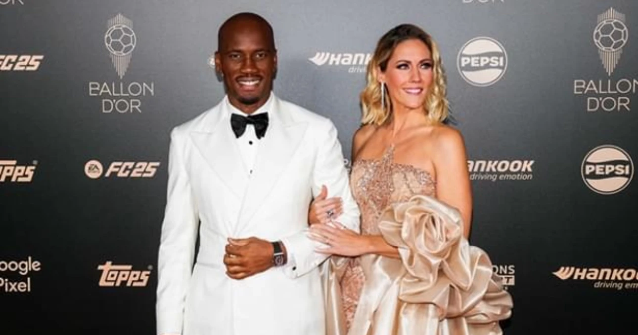 Image de Célébrités. Lors de la cérémonie du Ballon d’Or 2024, une scène inattendue sur le tapis rouge a suscité une vive réaction sur les réseaux sociaux. L’incident impliquait Didier Drogba, son épouse Gabrielle Lemaire, ainsi que Sandy Heribert, co-animatrice de la soirée. Un geste maladroit de cette dernière a rapidement alimenté les discussions, transformant un moment censé être festif en une source de polémique. Retour sur cet événement qui a enflammé la toile et la réaction apaisante de Gabrielle Lemaire qui a permis de calmer les esprits. Une cérémonie émaillée par un geste controversé Le Ballon d'Or est un rendez-vous annuel qui attire l'attention du monde entier, réunissant les plus grandes figures du football ainsi que des personnalités du monde des médias et du divertissement. Cette année, la cérémonie de 2024 s’est tenue dans un écrin de glamour, avec Didier Drogba dans le rôle du présentateur emblématique, accompagné par Sandy Heribert, une journaliste chevronnée qui partageait avec lui l'animation de l'événement. Alors que Didier Drogba traversait le tapis rouge avec son épouse, Gabrielle Lemaire, les choses prirent une tournure inattendue. Le couple était rejoint par Sandy Heribert, prête à faire son entrée officielle aux côtés de Drogba pour la suite de la soirée. C'est à cet instant qu'un geste de Sandy Heribert, devenant rapidement viral, a semé le trouble. Dans un mouvement brusque, les manches de sa robe se sont projetées vers Gabrielle Lemaire, comme si elle souhaitait lui désigner une limite à ne pas franchir. Ce geste a laissé perplexes de nombreux téléspectateurs et observateurs présents sur place. Selon plusieurs interprétations, ce mouvement symbolisait une invitation pour Gabrielle Lemaire à quitter la scène, laissant ainsi Didier Drogba et Sandy Heribert occuper l'espace officiel réservé à l'animation de la cérémonie. Toutefois, le caractère ambigu de ce geste a rapidement donné lieu à des polémiques sur les réseaux sociaux, où les internautes se sont divisés entre ceux qui y voyaient un simple malentendu et ceux qui y décryaient un manque de considération envers Gabrielle Lemaire. Les réactions sur les réseaux sociaux : entre incompréhension et indignation Dès que les images du tapis rouge ont été diffusées, elles ont fait le tour des réseaux sociaux. La vidéo montrant le geste maladroit de Sandy Heribert est rapidement devenue virale, accompagnée de commentaires parfois très virulents. Nombreux ont été ceux qui ont interprété cet acte comme une tentative de reléguer Gabrielle Lemaire au second plan. Certains ont même accusé Sandy Heribert d'avoir manqué de respect envers l'épouse de Didier Drogba, allant jusqu'à parler d'un geste "humiliant". L'indignation était palpable. Les internautes, connus pour leur rapidité à commenter chaque événement, n'ont pas manqué de critiquer ce qu'ils percevaient comme une forme de rivalité mal dissimulée. D'autres, cependant, ont pris la défense de Sandy Heribert, soulignant la complexité de ce genre de situation où chaque geste est analysé à la loupe, parfois au-delà de sa véritable intention. "Il est facile de mal interpréter un geste dans un moment aussi stressant qu'une cérémonie publique", a commenté un internaute, rappelant que la pression était forte sur les épaules des co-animateurs. Face à l'ampleur des réactions et aux critiques grandissantes, Gabrielle Lemaire a choisi de prendre la parole afin de calmer les tensions. En publiant un message sur les réseaux sociaux, elle a appelé à plus de bienveillance et de respect envers Sandy Heribert. "Je vois des réactions gênantes suite au tapis rouge de ce soir à l'endroit de mon amie Sandy Heribert. Elle est absolument adorable et brillante ! J'appelle à plus de bienveillance et de respect s'il vous plaît", a-t-elle écrit. Cette réaction, empreinte de calme et de délicatesse, a eu pour effet de dissiper les critiques les plus virulentes. Gabrielle Lemaire a non seulement pris la défense de Sandy Heribert, mais elle a également montré qu'elle n'était pas affectée par l'incident. En adressant des "mille félicitations à notre star de ce soir Sandy Heribert pour la prestation parfaite", elle a réaffirmé l'amitié qui la lie à cette dernière, insistant sur la qualité de la collaboration entre Sandy et Didier Drogba durant la cérémonie. Cette prise de position claire et apaisante a permis de mettre fin aux spéculations et de ramener le débat à l'essentiel : la célébration du sport et de ses champions. De nombreux observateurs ont salué la réaction de Gabrielle Lemaire, qualifiant son intervention de "sage" et de "digne", dans un contexte où les polémiques en ligne prennent souvent des proportions incontrôlables. La dynamique des relations publiques : un équilibre fragile Cet incident met en lumière un aspect souvent ignoré des cérémonies publiques : la complexité des relations interpersonnelles sous le regard constant des caméras. Les événements tels que le Ballon d'Or ne sont pas seulement une vitrine pour les talents sportifs, mais également un test de relations publiques où chaque détail peut faire l'objet d'une analyse poussée, voire d'une controverse. Pour Didier Drogba, qui est une figure emblématique du football mondial et une personnalité respectée, l'équilibre à maintenir entre sa vie professionnelle et sa vie personnelle est souvent fragile. En tant que présentateur du Ballon d'Or, il se devait d'être aux côtés de Sandy Heribert pour une partie officielle de la cérémonie, tout en veillant à ce que sa compagne, Gabrielle Lemaire, ne se sente pas mise à l'écart. Cette situation montre que le moindre geste, volontaire ou non, peut être perçu comme un signe de tension ou de conflit. Sandy Heribert, quant à elle, n'a pas publié de déclaration après l'incident, préférant apparemment laisser la réaction de Gabrielle Lemaire parler pour elle. Son silence peut être interprété de différentes manières : soit comme une volonté de ne pas alimenter davantage la polémique, soit comme une preuve de confiance envers la capacité de Gabrielle Lemaire à gérer la situation de manière constructive. L'affaire impliquant Didier Drogba, Sandy Heribert et Gabrielle Lemaire illustre également le rôle des réseaux sociaux dans la construction et la diffusion des perceptions publiques. En quelques minutes, un geste capté par les caméras a été vu par des milliers de personnes, et interprété de différentes façons, selon les préjugés et les sensibilités de chacun. La rapidité de la diffusion des informations et des commentaires a contribué à amplifier la situation, qui aurait pu être considérée comme anodine sans ce contexte hyper-médiatisé. La réaction de Gabrielle Lemaire montre à quel point la gestion de ces moments peut être cruciale pour éviter que des malentendus ne prennent des proportions incontrôlables. En appelant à la bienveillance, elle a non seulement apaisé la tension, mais a également montré l'importance de ne pas se laisser emporter par des jugements précipités. Cela montre que les réseaux sociaux, tout en étant un outil puissant pour partager des émotions et des avis, doivent être utilisés avec discernement, notamment lorsqu'il s'agit de sujets qui touchent aux relations humaines. Alors que la cérémonie du Ballon d'Or est avant tout un événement destiné à célébrer les performances sportives, cet épisode met en évidence la complexité des dynamiques sociales qui se jouent en coulisses. Gabrielle Lemaire, en prenant la parole, a su désamorcer une situation potentiellement conflictuelle, prouvant que l'élégance et la dignité restent des réponses efficaces face à la critique. Ce geste devrait-il nous pousser à réfléchir sur la manière dont nous réagissons aux différents événements publics et à l'impact de nos propos sur les personnes impliquées ? Les cérémonies comme celle du Ballon d'Or, avec leur dose de glamour et de mise en scène, ne sont pas à l'abri des imprévus. Mais ces imprévus, comme l'a montré cet incident, peuvent être transformés en moments de réflexion sur nos attentes envers les personnalités publiques et notre capacité à interpréter les gestes et les mots sans tomber dans la surenchère. Comment pourrions-nous encourager une approche plus mesurée et plus respectueuse des dynamiques humaines lors de ces événements ?