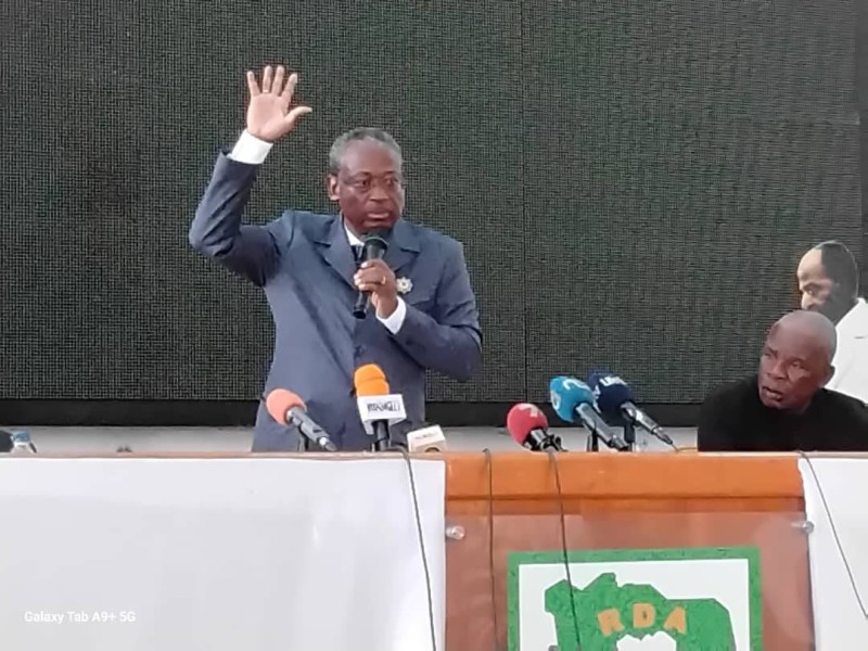 Image de Politique. Le Parti Démocratique de Côte d'Ivoire - Rassemblement Démocratique Africain (PDCI-RDA) se trouve au centre de l'actualité politique ivoirienne, alors que l'élection présidentielle de 2025 approche à grands pas. Une récente déclaration de Jean-Louis Billon, délégué du PDCI-RDA à Dabakala, annonçant sa candidature à la présidentielle, a suscité des réactions vives au sein du parti. Le porte-parole du PDCI-RDA, Dr Bredoumy Kouassi Soumaïla, a tenu une conférence de presse le 29 octobre au siège du parti, à Abidjan-Cocody, pour apporter des précisions sur la position officielle du PDCI-RDA et rappeler l'importance du respect des règles internes. Retour sur un événement marquant de la scène politique ivoirienne. Un rappel au respect des textes du parti Lors de la conférence de presse tenue au siège du PDCI-RDA, le Dr Bredoumy Kouassi Soumaïla- a pris la parole pour clarifier la situation concernant la candidature annoncée de Jean-Louis Billon. Il a rappelé avec fermeté que le PDCI-RDA avait un président élu lors du congrès extraordinaire de Yamoussoukro, en la personne de Cheick Tidjane Thiam. Ce dernier est considéré comme le "candidat naturel" du parti pour l'élection présidentielle de 2025. « Le PDCI-RDA a un président qui a été élu au congrès extraordinaire à Yamoussoukro, il s'appelle Cheick Tidjane Thiam. Le président du PDCI est le candidat naturel du parti à l'élection présidentielle. Il faudrait qu'on apprenne à respecter les textes que nous nous donnons », a déclaré Bredoumy Soumaïla. Cette affirmation vise à mettre fin aux dissensions internes et à rappeler aux membres l'importance du respect des règles qui régissent la vie du parti. Le porte-parole n'a pas mâché ses mots en invitant les éventuels contestataires à s'adresser directement à la direction du parti : « Si quelqu'un a un problème particulier, qu'il approche la direction du parti et son président. Si vous êtes dans une association et que vous ne pouvez plus respecter ses règles, vous la quittez simplement ». Ces propos mettent en exergue l'importance de l'unité et de la discipline au sein du PDCI-RDA pour aborder sereinement l'échéance de 2025. Une candidature controversée : les précisions de Bredoumy Soumaïla Jean-Louis Billon, cadre influent du PDCI-RDA, a récemment annoncé sa volonté de se présenter à l'élection présidentielle de 2025. Cette annonce, faite lors d'une rencontre avec ses parents le 25 octobre dernier, a suscité de nombreuses réactions. Bredoumy Soumaïla, lors de sa conférence de presse, n'a pas manqué de répondre à cette déclaration, la qualifiant de "nulle et sans effet". « Cette affaire est nulle et sans effet, nous demandons aux uns et aux autres de garder leur calme », a martelé le porte-parole. Il a appelé les militants à ne pas se laisser distraire par des ambitions individuelles qui pourraient compromettre la cohésion et la force du parti. Selon lui, le PDCI-RDA a déjà choisi son leader et candidat pour l'élection présidentielle à venir, et il est essentiel de se rallier autour de cette décision afin de préparer efficacement la bataille électorale. Un engagement renouvelé pour la reconquête du pouvoir d'État Le porte-parole du PDCI-RDA a profité de cette conférence de presse pour réaffirmer l'engagement de sa formation politique à reconquérir le pouvoir d'État en 2025. Bredoumy Soumaïla a exprimé sa confiance en Cheick Tidjane Thiam, qu'il a décrit comme le leader capable de conduire le PDCI-RDA vers la victoire lors de la prochaine élection présidentielle. « Le PDCI-RDA, avec son président Tidjane Thiam, gagnera l'élection présidentielle d'octobre 2025 », a-t-il déclaré avec conviction. Soumaïla a également souligné que le PDCI-RDA ne s'associerait jamais à la violence pour parvenir à ses fins politiques. « Notre parti ne s'unit jamais avec les tenants de la violence. Les présidents Houphouët et Bédié nous ont inculqué des valeurs de paix, de cohésion, de fraternité. Le PDCI a toujours prôné le dialogue », a-t-il affirmé, rappelant ainsi les valeurs fondatrices du parti, héritées de ses illustres prédécesseurs. Des défis logistiques pour l'inscription sur la liste électorale Outre la clarification de la situation interne au sein du PDCI-RDA, Bredoumy Soumaïla a déploré les difficultés rencontrées par les militants pour s'inscrire sur la liste électorale, dont la révision est actuellement en cours. Il a critiqué la Commission Électorale Indépendante (CEI) pour la lenteur du processus d'enrôlement des nouveaux majeurs, estimant que cette situation pourrait avoir des conséquences négatives sur la mobilisation des électeurs. « Le PDCI déplore la lenteur de la CEI concernant l'enrôlement des nouveaux majeurs sur la liste électorale », a-t-il déclaré. Cette lenteur risque, selon lui, de priver de nombreux jeunes de leur droit de vote lors de l'élection présidentielle de 2025. Il a invité les autorités à prendre des mesures pour accélérer le processus et permettre à tous les éligibles de s'inscrire. Par ailleurs, Bredoumy Soumaïla a exhorté les militants du PDCI-RDA à se mobiliser massivement pour l'inscription sur la liste électorale, insistant sur l'importance de cette démarche pour garantir une "victoire écrasante" lors de la prochaine élection présidentielle. « Le PDCI est un grand parti et nous avons un nouveau président qui poursuit les actions des présidents Houphouët et Bédié. Nous exhortons les militants, les jeunes à continuer à faire confiance à ce dernier et à s'inscrire sur la liste électorale », a-t-il conseillé. Les valeurs du PDCI-RDA et la stratégie pour 2025 Le PDCI-RDA est l'un des plus anciens partis politiques de Côte d'Ivoire, ayant joué un rôle essentiel dans l'indépendance et la construction du pays. Sous la conduite de Cheick Tidjane Thiam, le parti entend renouer avec son histoire et ses valeurs fondatrices pour reconquérir le pouvoir d'État. Le porte-parole du parti a insisté sur l'importance de rester fidèle aux principes de paix, de dialogue et de cohésion nationale, des principes qui ont toujours été défendus par le PDCI-RDA depuis sa création. La stratégie du parti pour 2025 repose sur une mobilisation massive des militants, en particulier des jeunes et des nouveaux majeurs. Bredoumy Soumaïla a appelé les jeunes à s'impliquer activement dans la vie politique du pays et à se rallier derrière le président Cheick Tidjane Thiam, qu'il présente comme le candidat idéal pour porter les aspirations du peuple ivoirien. Pour lui, l'unité et la discipline au sein du parti seront des facteurs déterminants pour assurer une victoire claire et décisive face aux autres forces politiques en présence. « Le PDCI est prêt pour 2025. Nous avons un leader solide, une vision claire et une base militante engagée. Il ne nous reste plus qu'à travailler ensemble pour garantir le succès », a-t-il conclu, appelant ainsi les militants à se concentrer sur les objectifs communs et à surmonter les divergences qui pourraient nuire à la dynamique du parti. La position tranchée du PDCI-RDA concernant la candidature unique de Cheick Tidjane Thiam suscite des interrogations sur la capacité du parti à gérer les ambitions individuelles et à maintenir son unité. Comment le PDCI-RDA parviendra-t-il à concilier les aspirations de ses différents cadres tout en préparant une stratégie gagnante pour l'élection présidentielle de 2025 ?