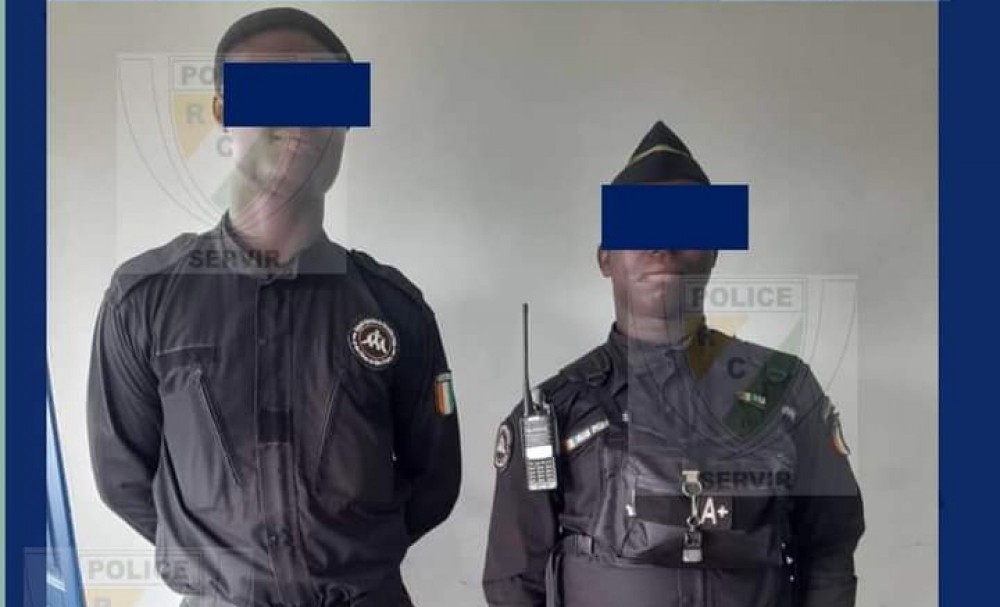 Image de Faits Divers. L'opération « Vacances sécurisées », initiée par la police nationale de Côte d'Ivoire pour garantir la sécurité des citoyens durant la période estivale, continue de prouver son efficacité. Le 29 octobre 2024, une patrouille de police a interpellé deux individus prétendant être des agents de sécurité dans le quartier d'Abobo, à Abidjan. Identifiés par les initiales K.K.A et M.K.P.E, ces individus étaient en possession de matériels sensibles, notamment des radios émetteurs-récepteurs et des menottes. Retour sur une arrestation qui interroge sur les enjeux de sécurité et la nécessité de renforcer la vigilance face aux usurpateurs. Des Faux Policiers en Uniforme : Un Scénario Préoccupant L'arrestation de ces deux individus, le mardi 29 octobre 2024, est venue rappeler les défis importants auxquels la police ivoirienne fait face. Les suspects étaient vêtus de faux uniformes similaires à ceux des forces d'intervention de la police nationale. Cela leur permettait de se fondre dans la masse, se faisant passer pour de véritables agents des forces de l'ordre. Leur présence à proximité d'établissements scolaires dans le quartier d'Abobo suscite des interrogations légitimes : quels étaient leurs projets ? Et quelles conséquences auraient pu en découler si leur mascarade n'avait pas été mise à jour ? « Les faux policiers ont été arrêtés en flagrant délit, portant des uniformes imitant ceux de nos agents et en possession de radios émetteurs-récepteurs », a déclaré un porte-parole de la préfecture de police. Les suspects se trouvaient à proximité de jeunes élèves, ce qui laisse craindre des intentions potentiellement malveillantes, telles que des tentatives d'enlèvement ou d'extorsion. Les investigations se poursuivent afin de déterminer la véritable nature de leurs desseins et d'éventuelles complicités. Ces faux policiers ont su tirer parti de l'aura d'autorité qu'inspire l'uniforme, et c'est justement là que réside l'un des problèmes majeurs de ce type d'usurpation. En se faisant passer pour des agents assermentés, ils étaient en mesure de susciter la confiance, de manipuler et d'intimider les citoyens. Cela soulève la question de la vulnérabilité des populations face à ces escrocs, qui n'hésitent pas à exploiter la confiance que les citoyens accordent aux forces de l'ordre. La possession d'équipements sensibles, comme des radios émetteurs-récepteurs, indique également que ces individus étaient bien organisés et avaient potentiellement la capacité d'interférer avec les communications policières. Cela pose la question de la sécurité des dispositifs et matériels des forces de l'ordre. Comment de tels équipements ont-ils pu tomber entre les mains de civils mal intentionnés ? Des Conséquences À Prendre en Compte : Renforcer la Sécurité des Uniformes L'affaire met à nu la nécessité de renforcer la sécurité entourant les uniformes et les équipements de la police. Il est impératif que des mesures strictes soient adoptées pour empêcher l'accès à ces tenues par des personnes non autorisées. Cela inclut non seulement le contrôle rigoureux de la fabrication et de la distribution des uniformes, mais aussi des vérifications régulières pour s'assurer que ces équipements restent entre de bonnes mains. « Nous devons faire en sorte que les uniformes de la police ne soient accessibles qu'aux agents dûment assermentés », a affirmé un expert en sécurité publique. En effet, le port de l'uniforme est un symbole de responsabilité, et son usurpation entraîne des risques immenses pour la population. Une plus grande sensibilisation des citoyens à la vérification de l'identité des policiers pourrait également contribuer à réduire ces risques. L'arrestation de ces deux faux policiers s'inscrit dans un contexte plus large de prolifération des usurpations d'identité, une tendance observée ces dernières années non seulement en Côte d'Ivoire, mais à travers l'Afrique de l'Ouest. Ces individus usurpent l'identité de forces de l'ordre pour accéder à des lieux sensibles, voler, ou encore extorquer de l'argent. La confiance dont jouissent les uniformes de police en fait un outil puissant pour les malfaiteurs. Les récents incidents mettent en évidence le besoin impératif de mieux encadrer les conditions de détention des uniformes et équipements, ainsi que de s'assurer que tout dépassement de ces règles soit sanctionné de manière appropriée. La réglementation stricte doit s'étendre à la revente d'équipements d'occasion, lesquels peuvent parfois se retrouver sur le marché noir, au profit de ceux qui cherchent à en faire un usage illicite. Le succès de l'opération « Vacances sécurisées » met en lumière l'engagement des forces de l'ordre ivoiriennes à assurer la sécurité des citoyens, en particulier durant la période estivale où les activités éducatives et sociales sont plus intenses. Cette initiative vise à intensifier les contrôles et à prévenir les actes de malveillance, en particulier dans les zones où la présence des jeunes est plus marquée, telles que les écoles et les centres de loisirs. « Notre mission est de faire en sorte que chaque citoyen se sente en sécurité, qu'il sache que les forces de l'ordre sont là pour le protéger », a déclaré un commandant de la police nationale. L'arrestation des faux policiers s'inscrit dans cette stratégie, à savoir une vigilance accrue et une présence élargie sur le terrain, en particulier dans les zones sensibles. Cela constitue une réponse efficace aux inquiétudes croissantes des populations quant à leur sécurité quotidienne. Des Enquêtes en Cours pour Démanteler un Éventuel Réseau Les deux suspects ont été remis au service des enquêtes générales de la préfecture de police d'Abidjan. Les autorités cherchent maintenant à identifier les complicités et à comprendre l'étendue des activités du groupe. L'hypothèse d'un réseau organisé est privilégiée, en raison de la présence d'équipements spécifiques qui n'auraient pas été accessibles à de simples amateurs. « Nous examinons toutes les pistes, y compris la possibilité que ces faux policiers soient liés à un réseau plus vaste d'usurpateurs ou de criminels », a indiqué un responsable de la préfecture de police. Les enquêtes en cours visent à établir les faits et à s'assurer que tous les coupables seront traduits en justice. Les autorités ivoiriennes appellent à une vigilance accrue de la part des citoyens. La collaboration entre la population et les forces de sécurité est cruciale pour prévenir les usurpations et identifier rapidement les comportements suspects. Le public doit être encouragé à signaler toute activité ou présence inhabituelle, en particulier lorsqu'il s'agit de personnes portant des uniformes sans identification claire. « Chaque citoyen est un acteur de la sécurité. Nous devons nous assurer que les individus qui se prétendent policiers sont de vrais agents », a martelé un porte-parole de la police nationale. Des campagnes de sensibilisation seront mises en place pour aider le public à détecter les faux policiers, notamment en s'assurant de vérifier les badges d'identité et les numéros de matricule des agents. Alors que cette affaire continue de faire réagir l'opinion publique, une question demeure : comment la Côte d'Ivoire peut-elle prévenir efficacement de nouvelles tentatives d'usurpation d'identité des forces de l'ordre ? La mise en place de mesures de sécurité plus strictes autour des uniformes et équipements semble indispensable, tout comme la sensibilisation accrue des citoyens. Toutefois, d'autres initiatives, telles que l'utilisation de nouvelles technologies pour vérifier l'authenticité des agents de police, pourraient également être explorées. Les citoyens auront-ils le réflexe de rester vigilants et de contribuer à la lutte contre l'usurpation ? Et surtout, quelles nouvelles stratégies les autorités mettront-elles en place pour garantir la confiance entre les forces de sécurité et la population ?