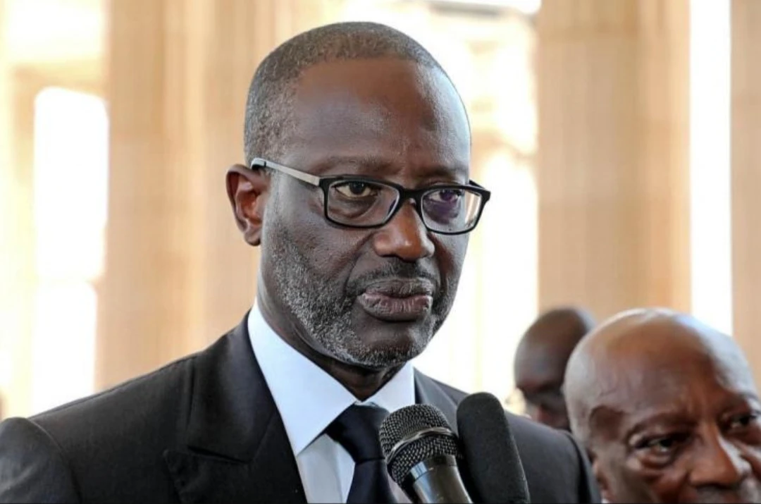 Image de Politique. Le climat politique ivoirien est en ébullition. Le PDCI-RDA a dénoncé une tentative de déstabilisation visant son leader, Tidjane Thiam, alors que celui-ci est engagé dans une vaste campagne de sensibilisation électorale. Des rumeurs persistantes faisant état d'une tentative d'arrestation pour "trouble à l'ordre public" suscitent l'inquiétude et renforcent la vigilance des militants du parti. Retour sur une situation qui révèle les tensions sous-jacentes en période pré-électorale en Côte d'Ivoire. Un climat tendu : des rumeurs d'arrestation alarmantes Depuis quelques jours, des rumeurs persistantes circulent dans la sphère politique ivoirienne. Le PDCI-RDA, parti historique de la Côte d'Ivoire, se trouve au cœur de ces rumeurs qui laissent entendre qu'un plan serait en cours pour porter atteinte à son président, Tidjane Thiam. Selon des sources internes au parti, cette stratégie viserait à l'arrêter pour "trouble à l'ordre public", un motif qui laisse perplexe les observateurs, tant les activités menées par le leader du PDCI-RDA s'inscrivent dans une démarche pacifique et citoyenne. Pour Tidjane Thiam, ancien PDG de Crédit Suisse élu à la tête du PDCI-RDA en décembre 2023, les dernières semaines ont été marquées par une campagne de sensibilisation à la révision de la liste électorale, une étape cruciale pour garantir la transparence et la participation citoyenne lors des prochaines élections. Ces actions, pourtant saluées dans plusieurs localités pour leur approche rassembleuse, sont maintenant entachées par des menaces d'arrestation, provoquant une vive inquiétude parmi les militants et sympathisants du parti. Selon une source proche de la direction du PDCI-RDA, ces accusations seraient le fruit d'une manœuvre savamment orchestrée visant à freiner l'élan de Tidjane Thiam depuis son accession à la présidence du parti. "Il y a une manœuvre en cours, visant à freiner l'élan de notre président depuis son arrivée à la tête du PDCI-RDA," confie cette source, soulignant la volonté manifeste de certains acteurs de nuire à cette dynamique positive. Depuis son élection, Thiam a mis en avant une vision inclusive et participative pour le PDCI-RDA, en appelant à une implication accrue de la population ivoirienne dans le processus électoral. Cette campagne de sensibilisation est perçue comme une menace par certains adversaires politiques, notamment ceux qui craignent une montée en puissance du parti historique sur la scène électorale. Les initiatives de Thiam, qui prônent l'engagement citoyen et la cohésion sociale, semblent déranger ceux qui, dans l'ombre, préfèrent maintenir le statu quo. Des rassemblements pacifiques salués par les citoyens Les différentes localités visitées par Tidjane Thiam ont accueilli favorablement son initiative de sensibilisation. Les discours du président du PDCI-RDA, souvent teintés d'un ton rassembleur et de valeurs citoyennes, ont suscité l'adhésion des populations. "Le président Thiam s'adresse aux citoyens de façon pacifique et encourage le civisme électoral. Aucun de ses rassemblements n'a causé de trouble", affirme une source au sein du parti, en réaction aux accusations de "trouble à l'ordre public". Ces rassemblements ont été marqués par une atmosphère sereine, loin des tensions que certains souhaitent attribuer à cette campagne. Les citoyens, présents en grand nombre, ont été sensibles à l'appel de Tidjane Thiam, qui les a exhortés à participer activement à la révision de la liste électorale, un acte fondamental pour l'avenir démocratique du pays. Ces événements n'ont enregistré aucun débordement, témoignant du caractère pacifique de la démarche du PDCI-RDA. Malgré les rumeurs et les menaces, Tidjane Thiam reste fermement déterminé à poursuivre ses actions de sensibilisation électorale. Il prévoit de continuer ses tournées dès ce week-end, convaincu de l'importance de mobiliser les Ivoiriens autour de la révision de la liste électorale. "Nous ne devons pas nous laisser décourager par ceux qui veulent freiner notre élan. La Côte d'Ivoire a besoin de citoyens engagés, prêts à construire un avenir meilleur", a-t-il affirmé devant ses partisans. Face à ce climat de tensions, le PDCI-RDA a lancé un appel à la vigilance à ses militants. Les responsables du parti craignent que des provocations ne soient mises en place pour discréditer leurs actions et justifier d'éventuelles mesures répressives. "La révision de la liste électorale est un acte citoyen ; il est essentiel que cela se passe dans le respect de l'ordre public", rappelle un cadre influent du parti. Cet appel au calme et à la prudence vise à préserver la stabilité du mouvement et à éviter toute situation qui pourrait être exploitée pour porter atteinte à l'image du PDCI-RDA. À la Maison du Parti à Cocody, l'inquiétude est palpable. Les responsables soulignent l'importance de ne pas céder à des provocations qui pourraient être instrumentalisées pour justifier une quelconque action répressive. "Nous entrons dans une période électorale décisive pour l'avenir de notre pays. Nous devons rester unis et vigilants face aux tentatives de déstabilisation", insiste un responsable du parti. Tidjane Thiam : un leadership qui inquiète ses adversaires L'accession de Tidjane Thiam à la présidence du PDCI-RDA en décembre 2023 a été perçue comme une nouvelle ère pour le parti. L'ancien patron de Crédit Suisse, reconnu pour son expertise internationale et sa vision moderne, a suscité un regain d'espoir parmi les militants. Sa stratégie axée sur la proximité avec les citoyens et la promotion d'une démocratie inclusive semble cependant inquiéter ses adversaires politiques. Certains observateurs estiment que cette tentative de déstabilisation est le reflet de la crainte que suscite le leadership de Thiam. "Depuis son élection, Tidjane Thiam a montré qu'il est prêt à redonner au PDCI-RDA sa place centrale dans le paysage politique ivoirien. Cette dynamique inquiète ceux qui préfèrent conserver le pouvoir sans partage", analyse un politologue. Pour les détracteurs du président du PDCI-RDA, affaiblir Thiam représente une stratégie pour empêcher une réorganisation du parti et une éventuelle renaissance politique. La situation actuelle va bien au-delà de la seule personne de Tidjane Thiam. Elle pose la question de la transparence et de l'équité du processus électoral en Côte d'Ivoire. La révision de la liste électorale, que le président du PDCI-RDA appelle de ses vœux, est une étape essentielle pour garantir que chaque citoyen puisse exercer son droit de vote en toute liberté. "Nous voulons une élection transparente, où chaque voix compte et où chaque citoyen peut s'exprimer librement", a martelé Tidjane Thiam lors d'un rassemblement. Les tensions qui entourent cette période pré-électorale montrent à quel point l'enjeu est crucial. La participation citoyenne est au cœur de la démocratie, et toute tentative visant à entraver cette participation est perçue comme une menace pour la stabilité du pays. "Il est important que les autorités garantissent un climat sécurisé et serein, afin que les citoyens puissent s'impliquer sans crainte", plaide un membre de la société civile. Le PDCI-RDA, sous l'impulsion de Tidjane Thiam, entend bien continuer à jouer un rôle central dans le processus électoral. Le parti appelle à une mobilisation massive des citoyens pour la révision de la liste électorale, mais aussi à la vigilance face aux tentatives de déstabilisation qui pourraient survenir. "Nous ne devons pas baisser les bras. La démocratie, c'est l'affaire de tous, et nous devons nous assurer que chaque Ivoirien puisse faire entendre sa voix", conclut un cadre du parti. Alors que la Côte d'Ivoire se prépare à entrer dans une période électorale décisive, les tensions entourant Tidjane Thiam et le PDCI-RDA sont symptomatiques des défis auxquels le pays doit faire face pour garantir une démocratie saine et transparente. Les tentatives de déstabilisation, les rumeurs d'arrestation et les menaces de répression sont autant d'éléments qui peuvent fragiliser la confiance des citoyens dans le processus électoral. Quel sera l'avenir de ce processus en Côte d'Ivoire ? Les autorités parviendront-elles à instaurer un climat serein pour permettre à chaque citoyen de participer librement ?