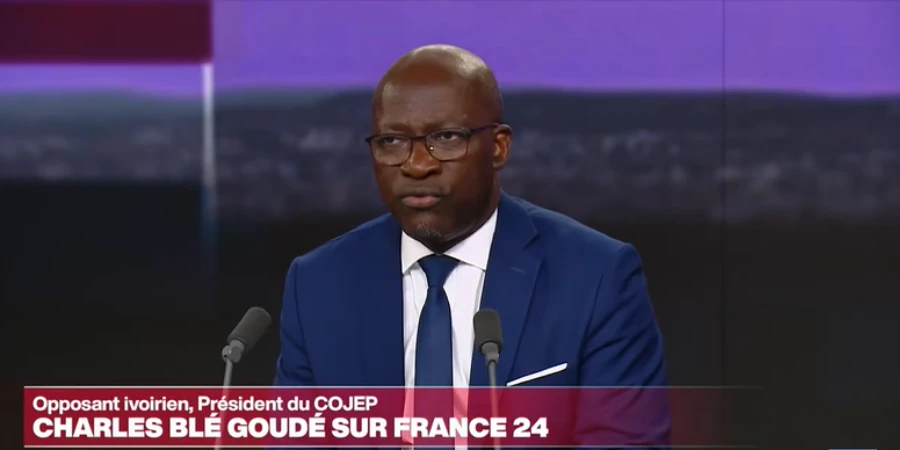 Image de Politique. La politique ivoirienne est en pleine ébullition alors que les regards se tournent vers l'élection présidentielle de 2025. Au centre du débat, Charles Blé Goudé, ancien chef des Jeunes Patriotes et actuel président du Congrès pour la Justice et l'Égalité des Peuples, a lancé un appel retentissant aux figures historiques de la politique ivoirienne. Invitant Alassane Ouattara et Laurent Gbagbo à prendre leur retraite politique, il plaide pour une nouvelle ère dirigée par une jeune génération de leaders capables de faire face aux défis du pays. Retour sur une prise de position qui pourrait redessiner les lignes de la politique ivoirienne. Un appel au renouvellement générationnel Lors de son passage sur France 24 le jeudi 31 octobre 2024, Charles Blé Goudé n'a pas caché ses attentes vis-à-vis des prochaines élections présidentielles en Côte d'Ivoire. L'ancien chef des Jeunes Patriotes, qui a été une figure controversée lors de la crise post-électorale de 2010-2011, semble aujourd'hui revendiquer un discours d'apaisement et de renouveau. Face à la possibilité d'une nouvelle candidature d'Alassane Ouattara, Blé Goudé a exprimé son souhait de voir la vieille garde politique ivoirienne se retirer, ouvrant la voie à une nouvelle génération de dirigeants. « Il est temps de tourner la page de nos aînés », a déclaré Blé Goudé, soulignant la nécessité pour les leaders historiques de céder la place. Pour lui, le maintien des figures emblématiques telles que Ouattara et Gbagbo risquerait de priver la Côte d'Ivoire de l'opportunité de se renouveler et de mettre à profit l'énergie et la vision de la jeunesse ivoirienne. Cette jeunesse, qu'il décrit comme « pleine de vigueur et capable de proposer des idées nouvelles », doit, selon lui, avoir la chance de faire valoir ses compétences et d'être au cœur du processus de transformation du pays. Bien qu'Alassane Ouattara, président actuel de la Côte d'Ivoire, n'ait pas encore officiellement annoncé sa candidature pour un quatrième mandat, les appels de ses partisans se multiplient. Le flou autour de sa participation aux élections de 2025 continue d'alimenter les spéculations. Blé Goudé, sans directement critiquer Ouattara, a clairement exprimé son souhait de voir ce dernier prendre du recul : « La décision appartient au président Ouattara, mais il est nécessaire d'accepter la fin d'un cycle ». Le message de Blé Goudé ne s'adresse pas uniquement à Alassane Ouattara, mais également à Laurent Gbagbo, ancien président de la République et actuel leader du Parti des Peuples Africains - Côte d'Ivoire (PPA-CI). Gbagbo, qui a été élu président en 2000 avant d'être évincé lors de la crise post-électorale de 2010, a déjà annoncé sa candidature pour 2025. Âgé de 79 ans, Gbagbo incarne, selon Blé Goudé, une ère politique qui devrait maintenant laisser la place à un renouveau. « Il est temps que nos aînés reconnaissent qu'ils sont à la fin d'un cycle », a-t-il insisté, en appelant à une transition en douceur vers une nouvelle équipe dirigeante. Le besoin d'un souffle nouveau Pour Blé Goudé, la Côte d'Ivoire est à un tournant de son histoire. Le pays, qui a connu des décennies de troubles politiques et de crises électorales, a aujourd'hui besoin d'un élan nouveau pour répondre aux aspirations de la population. "Nous devons donner l'opportunité à cette jeunesse pleine de talent et d'ambition de prendre les rênes du pays," a-t-il déclaré. Ce renouvellement politique n'est pas seulement un souhait, mais une nécessité pour assurer la stabilité et l'émergence de la nation. Cette position de Blé Goudé rejoint celle d'une partie de l'opinion publique, lassée par les affrontements constants entre les mêmes figures politiques depuis des décennies. Jean-Louis Billon, figure de proue du PDCI-RDA, ainsi que Guillaume Soro, leader de Générations et Peuples Solidaires (GPS), ont eux aussi exprimé leur souhait de voir un renouvellement des visages politiques. Pour ces figures, la retraite politique des anciens présidents serait non seulement symbolique, mais également une marque de sagesse qui permettrait de réparer un pays souvent divisé par les rivalités personnelles des leaders historiques. Dans son appel au renouvellement, Blé Goudé place la jeunesse ivoirienne au cœur de son discours. Pour lui, cette jeunesse n'a pas seulement été spectatrice des crises successives, mais elle a souvent été la victime directe des conséquences d'une gouvernance qui n'a pas su prendre en compte ses aspirations. En effet, après plus de dix ans de crise électorale et de troubles politiques, les jeunes Ivoiriens aspirent à une vie meilleure, à l'accès à l'emploi, et à la stabilité économique. « La jeunesse ivoirienne est dynamique, innovante et désireuse de s'investir dans le développement du pays », a affirmé Blé Goudé. Pour lui, il est indispensable que cette jeunesse soit représentée au sommet de l'État, afin que les décisions prises reflètent les réalités et les besoins de la population. Il est convaincu que des jeunes leaders, dotés d'une vision moderne et pragmatique, seraient capables d'apporter des solutions innovantes aux problèmes économiques et sociaux qui persistent depuis trop longtemps. L'appel de Charles Blé Goudé a suscité des réactions diverses au sein de la classe politique ivoirienne. Si certains partisans de Laurent Gbagbo et d'Alassane Ouattara ont perçu cette déclaration comme une tentative de délégitimer leurs leaders, d'autres ont salué l'audace de Blé Goudé. Pour un cadre du RHDP, « Charles Blé Goudé cherche à se positionner comme un acteur majeur de la politique ivoirienne. Mais il doit reconnaître que l'expérience des présidents Gbagbo et Ouattara est un atout pour la stabilité du pays ». Cependant, du côté des nouvelles générations de politiciens, l'appel de Blé Goudé trouve un écho favorable. Jean-Louis Billon n'a pas hésité à apporter son soutien à cette idée, estimant que « la politique ivoirienne doit s'éloigner des figures conflictuelles du passé pour écrire une nouvelle page plus apaisée et orientée vers le développement ». Guillaume Soro, quant à lui, a précisé sur les réseaux sociaux que « l'évolution politique de la Côte d'Ivoire passe par la capacité de nos aînés à se retirer et à laisser la place aux jeunes ». Pour ces leaders, il est évident que la présence prolongée des mêmes personnalités politiques au pouvoir entrave le renouvellement des idées et limite les perspectives d'avenir pour le pays. La fin d'un cycle politique ? Le discours de Blé Goudé met en exergue une réflexion plus large sur la fin d'un cycle politique en Côte d'Ivoire. Pour beaucoup, les figures emblématiques telles que Laurent Gbagbo et Alassane Ouattara ont joué un rôle crucial dans la construction de l'histoire contemporaine du pays. Toutefois, après des décennies de présence sur la scène politique, ces leaders devraient envisager de se retirer pour faire place à une nouvelle équipe prête à faire face aux défis modernes. Blé Goudé, dans son discours, a d'ailleurs laissé entendre qu'il ne s'agissait pas de renier les acquis des anciens présidents, mais bien de reconnaître le besoin de renouvellement. « La jeunesse doit pouvoir bâtir sur les fondations posées par nos aînés, mais il est temps de laisser de la place à de nouvelles idées et à une approche différente de la gouvernance », a-t-il ajouté. Le renouveau politique que prône Blé Goudé ne peut toutefois se réaliser sans un climat de dialogue et de respect entre les différents acteurs. La Côte d'Ivoire a souvent été marquée par des tensions électorales, et le renouvellement des figures politiques doit se faire dans la paix et la concertation. Blé Goudé, en appelant à la retraite des anciens présidents, a également appelé à la responsabilité de chacun pour garantir une transition pacifique. « La Côte d'Ivoire a besoin de paix, et cette paix passe par la capacité des uns et des autres à faire preuve de sagesse et de retenue », a-t-il martelé. Les prochaines élections présidentielles seront donc un test majeur pour la classe politique ivoirienne. La capacité de la vieille garde à céder la place, et celle des jeunes leaders à prendre leurs responsabilités, seront au cœur de cette étape cruciale pour le pays. L'appel de Charles Blé Goudé pour un retrait d'Alassane Ouattara et de Laurent Gbagbo résonne au-delà de la simple ambition politique. Il s'agit d'un véritable plaidoyer pour une transformation en profondeur de la société ivoirienne, où la jeunesse peut enfin occuper la place qui lui revient. La question est maintenant de savoir si la classe politique actuelle est prête à entendre cet appel et à laisser une nouvelle génération de leaders prendre le relais. La Côte d'Ivoire est à un tournant de son histoire. La transition vers une nouvelle ère de gouvernance est-elle possible sans heurts ? La vieille garde est-elle prête à céder le flambeau, et la jeunesse sera-t-elle capable de relever les défis qui l'attendent ?