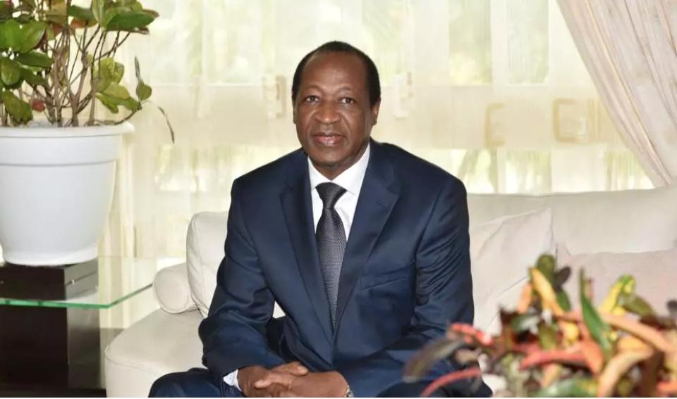 Image de Politique. Dix ans se sont écoulés depuis que Blaise Compaoré, ancien président burkinabè, a été chassé du pouvoir par une révolte populaire en octobre 2014. Condamné à perpétuité pour son implication dans l'assassinat de Thomas Sankara, Compaoré vit aujourd'hui en exil en Côte d'Ivoire, où il tente de mener une vie discrète, loin de Ouagadougou. Toutefois, la figure controversée qu'il est reste étroitement liée aux enjeux politiques de la réconciliation nationale au Burkina Faso. Comment vit-il cet exil doré à Abidjan, et que signifie son statut pour les espoirs de justice des Burkinabés ? Retour sur dix années d'exil dans l'ombre. Abidjan, un refuge loin des tumultes de Ouagadougou Installé à Abidjan depuis sa chute, Blaise Compaoré a trouvé refuge en Côte d'Ivoire, où il vit entouré de sa famille proche et de fidèles collaborateurs. Loin des caméras et des projecteurs, l'ancien chef d'État a choisi la discrétion comme ligne de conduite. Pour celui qui fut à la tête du Burkina Faso pendant vingt-sept ans, l'exil est devenu une nécessité, un moyen d'échapper à l'instabilité de son pays natal et aux éventuelles poursuites judiciaires. La capitale ivoirienne, connue pour son dynamisme et sa diversité culturelle, offre à Compaoré un lieu de vie paisible. Entouré de membres de sa famille et de ses anciens collaborateurs politiques, il continue d'avoir des contacts réguliers avec les figures de son parti, le Congrès pour la Démocratie et le Progrès (CDP), qui lui sont restées fidèles malgré son exil. Des opérateurs économiques burkinabès viennent également lui rendre visite, renforçant le lien qui unit Compaoré à son pays d'origine. « Il garde des liens constants avec ceux qui ont partagé son parcours et qui aspirent à son retour », confie une source proche. Les visites de figures politiques et économiques laissent entendre que, malgré son éloignement physique, Blaise Compaoré n'a jamais totalement tourné la page de la politique burkinabè. En témoigne une rencontre en 2016 avec l'ancien président ivoirien Henri Konan Bédié, bien que les détails de cet entretien soient restés secrets. Désormais âgé de 73 ans, Blaise Compaoré souffre de problèmes de santé qui l'ont conduit à multiplier les séjours médicaux à l'étranger. Plusieurs fois aperçu dans une clinique d'Abidjan, il aurait également effectué des voyages au Maroc et à Doha, au Qatar, pour suivre des traitements médicaux. En 2021, des rumeurs ont fait état d'une opération au cerveau, renforçant l'image d'un homme affaibli par la maladie. Ces problèmes de santé ont nourri les discussions autour de son état général, alimentant à la fois la compassion de ses partisans et les critiques de ses détracteurs, qui voient en ces ennuis médicaux un signe de vulnérabilité d'un homme autrefois perçu comme tout-puissant. Certains observateurs se demandent si ces difficultés de santé pourraient un jour précipiter son retour au Burkina Faso, par nécessité ou par volonté de réconciliation. Un retour avorté au Burkina Faso : une réconciliation impossible ? En juillet 2022, Blaise Compaoré a brièvement fait son retour sur la terre burkinabè à l'occasion d'un sommet sur la réconciliation nationale, à l'invitation du chef de la transition d'alors, Paul-Henri Sandaogo Damiba. Cette visite, bien que courte, a suscité beaucoup d'espoir chez certains Burkinabés qui voyaient là une première étape vers une réconciliation durable entre les différentes factions politiques du pays. Toutefois, ce retour a été suivi de nombreuses critiques, notamment de la part des familles des victimes de la révolte de 2014 et des proches de Thomas Sankara, qui voyaient dans cette invitation une insulte à la mémoire des disparus. Pour eux, la réconciliation ne saurait se faire sans justice, et la présence de Blaise Compaoré au Burkina Faso, même temporaire, représentait un affront. En avril 2022, Blaise Compaoré a été condamné à perpétuité pour son rôle dans l'assassinat de son ancien compagnon d'armes, Thomas Sankara, lors du coup d'État de 1987. Mais la nationalité ivoirienne acquise en 2016 lui assure une certaine protection contre toute tentative d'extradition vers le Burkina Faso. Cette double nationalité complique considérablement toute procédure judiciaire à son encontre, et le fait que la Côte d'Ivoire lui accorde cette protection est perçu comme un obstacle majeur à l'application de la justice burkinabè. La question de la réconciliation ne concerne pas seulement Blaise Compaoré, mais aussi son frère François, impliqué dans une autre affaire emblématique : l'assassinat du journaliste d'investigation Norbert Zongo en 1998. Considéré comme un épineux dossier judiciaire, l'affaire Zongo reste, plus de deux décennies après les faits, une plaie ouverte pour les Burkinabés. Accusé "d'incitation à assassinats" dans le cadre de cette affaire, François Compaoré a été sous le coup d'une procédure d'extradition de la France vers le Burkina Faso. Cependant, en 2023, l'État français a abrogé le décret d'extradition, laissant ainsi le dossier judiciaire dans une impasse. Pour les proches de Norbert Zongo, cette nouvelle a été un coup dur, mais ils n'ont pas baissé les bras : « Une demande d'audience a été faite auprès du juge en charge de l'affaire. Nous espérons le rencontrer d'ici une semaine », a déclaré un membre du collectif des avocats de la famille Zongo. De leur côté, les avocats de François Compaoré estiment que la procédure est "définitivement close" et considèrent que la junte actuellement au pouvoir au Burkina Faso n'est pas légitime pour mener à bien une procédure judiciaire dans le respect du droit. Ces divergences de points de vue montrent à quel point les enjeux judiciaires liés aux frères Compaoré sont complexes et étroitement liés aux évolutions politiques au Burkina Faso. La protection de la Côte d'Ivoire : un obstacle à la justice burkinabè ? L'obtention de la nationalité ivoirienne par Blaise Compaoré en 2016 est un élément clé de sa protection contre toute extradition. En Côte d'Ivoire, Compaoré bénéficie d'une protection officielle, soutenue par des liens historiques et politiques entre les deux pays. La présidence de Alassane Ouattara, qui partageait une amitié de longue date avec Compaoré, a joué un rôle majeur dans cette dynamique. Ce soutien inébranlable est perçu par beaucoup comme une manœuvre pour éviter tout procès susceptible de ternir l'image de figures influentes de la sous-région. Pour les partisans de la justice au Burkina Faso, cette protection ivoirienne est un frein majeur à la réconciliation nationale. « La réconciliation ne peut se faire sans justice. Tant que Blaise Compaoré sera à l'abri en Côte d'Ivoire, les blessures du passé ne pourront se refermer », estime un membre de la société civile burkinabè. La difficulté de mener des procédures judiciaires contre l'ancien président en exil est devenue un symbole de l'injustice perçue par une partie importante de la population burkinabè. Dix ans après sa fuite, la figure de Blaise Compaoré continue de diviser les Burkinabés. Pour certains, il est nécessaire d'envisager une réconciliation, même si cela implique de renoncer à une partie de la justice, afin de garantir la stabilité du pays. Pour d'autres, la réconciliation sans justice ne peut conduire qu'à une paix illusoire. La question de savoir si Blaise Compaoré pourrait un jour revenir au Burkina Faso pour y purger sa peine reste ouverte, mais elle se heurte à la réalité de la protection ivoirienne et des considérations politiques de la sous-région. Le retour à Ouagadougou de Blaise Compaoré semble improbable dans le contexte actuel, mais la situation politique au Burkina Faso est en perpétuelle évolution. Les tensions internes, la présence de groupes armés dans le pays, ainsi que l'instabilité gouvernementale rendent toute prévision difficile. La question est aussi de savoir si la nouvelle génération de dirigeants burkinabès souhaite tourner la page de l'ère Compaoré ou bien tirer les leçons du passé en rendant justice aux victimes. Le dilemme auquel fait face la Côte d'Ivoire quant à la protection accordée à Compaoré reflète également les enjeux plus larges de la diplomatie ouest-africaine. Peut-on vraiment tourner la page des années de pouvoir de Blaise Compaoré sans justice, et quel impact cela aurait-il sur la stabilité à long terme du Burkina Faso ? Ces questions demeurent, et seule l'histoire révélera si la voie de la réconciliation choisie par certains est celle qui permettra de guérir les blessures profondes laissées par des décennies de règne autoritaire.