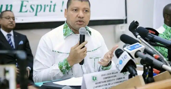 Image de Politique. Jean-Louis Billon a officiellement annoncé sa candidature pour la prochaine élection présidentielle en Côte d'Ivoire. Cette déclaration, attendue par de nombreux observateurs, marque une nouvelle étape dans le paysage politique ivoirien, en particulier au sein du Parti démocratique de Côte d'Ivoire - Rassemblement démocratique africain (PDCI-RDA). L'annonce intervient après des mois de rumeurs et de signes précurseurs émis par Billon, notamment au travers d'interviews et d'apparitions publiques où il laissait deviner ses ambitions pour la magistrature suprême. Un débat sur la valeur du carnet d'adresses Lors d'une interview accordée à Mondafrique, Jean-Louis Billon a évoqué les critères qu'il estime essentiels pour prétendre à la présidence de la Côte d'Ivoire. Avec une sincérité rare, il a critiqué la tendance de certains candidats à se vanter de leur carnet d'adresses international, estimant que ces connexions à l'étranger ne doivent pas constituer un argument central pour gouverner un pays. « J'ai aussi un carnet d'adresses fourni et des relations », a affirmé Billon, rappelant que lui aussi possède des contacts répartis dans le monde entier, en Asie, en Europe et en Amérique. Cette déclaration a été perçue par beaucoup comme une réponse implicite aux partisans de Tidjane Thiam, qui mettent souvent en avant les connexions internationales de leur candidat, présenté comme un homme influent dans les cercles de pouvoir mondiaux. Cependant, Jean-Louis Billon tient à préciser qu'à ses yeux, un carnet d'adresses ne suffit pas à diriger un pays. « Ce n'est pas le carnet d'adresses qui gère la Côte d'Ivoire », a-t-il martelé. Pour l'ancien ministre du Commerce, ce qui importe, c'est la capacité à comprendre les problèmes des citoyens, à proposer des solutions concrètes et à travailler au service de la population. Selon lui, la gouvernance d'un pays requiert une vision claire, une connaissance profonde des enjeux locaux et une proximité avec les réalités du terrain. La candidature de Jean-Louis Billon s'inscrit dans un contexte où le PDCI-RDA, l'un des partis historiques de la Côte d'Ivoire, cherche à se réinventer et à choisir son futur leader. Tidjane Thiam, ancien directeur général du Crédit Suisse et figure à l'aura internationale, a également manifesté son intérêt pour la présidence. Cela présage un duel intense entre deux figures emblématiques du parti, chacune ayant sa propre vision et ses propres atouts. Billon, entrepreneur de renom et ancien ministre, représente un profil enraciné dans la réalité économique ivoirienne. Il est perçu comme un défenseur des intérêts nationaux, préconisant une économie inclusive et un développement centré sur les besoins des Ivoiriens. De son côté, Tidjane Thiam, avec son parcours international, met en avant sa compréhension des dynamiques globales et sa capacité à attirer des investisseurs étrangers. Ce duel au sein du PDCI-RDA reflète deux approches différentes de la gouvernance et du développement de la Côte d'Ivoire. Pour les militants du parti, le choix entre ces deux candidats s'avère délicat. Certains voient en Thiam l'opportunité de moderniser le pays grâce à ses réseaux internationaux et à son expérience au sein des grandes institutions mondiales. D'autres, cependant, préfèrent l'approche de Billon, qui mise sur la proximité avec les problématiques locales et sur une gouvernance au plus près des citoyens. Un appel à une gouvernance au service des citoyens Dans son discours, Jean-Louis Billon a également insisté sur la nécessité de recentrer la politique sur les besoins des citoyens. Pour lui, la gouvernance ne doit pas se résumer à des relations diplomatiques ou à des alliances stratégiques, mais plutôt à des actions concrètes qui améliorent le quotidien des Ivoiriens. « Gouverner, c'est avant tout servir », a-t-il déclaré, soulignant l'importance de l'engagement auprès des populations les plus vulnérables. Il a dénoncé la tendance de certains hommes politiques à se concentrer sur des projets à grande échelle, souvent destinés à impressionner la communauté internationale, au lieu de s'attacher aux besoins immédiats des citoyens. Pour Billon, les prioritsés doivent être la création d'emplois pour les jeunes, l'amélioration de l'accès à l'éducation et aux soins de santé, ainsi que la lutte contre la pauvreté. Il prône une approche pragmatique et orientée sur les résultats, loin des effets d'annonce. La critique de Jean-Louis Billon concernant l'importance accordée au carnet d'adresses révèle un débat plus profond sur la nature de la politique en Côte d'Ivoire. Depuis des années, la capacité des candidats à attirer des soutiens internationaux est souvent considérée comme un atout décisif. Cependant, cette approche a montré ses limites, notamment dans un contexte où les attentes des citoyens sont de plus en plus tournées vers des solutions locales et tangibles. Pour beaucoup d'Ivoiriens, le développement du pays passe avant tout par une gouvernance qui comprend et intègre les réalités locales. Le carnet d'adresses, bien qu'utile, ne peut remplacer la nécessité d'écouter les citoyens et de répondre à leurs préoccupations. En ce sens, Jean-Louis Billon semble incarner une vision de la politique axée sur l'intérêt national, loin des préoccupations élitistes et des jeux de pouvoir internationaux. L'élection présidentielle de 2025 : un tournant pour la Côte d'Ivoire L'élection présidentielle de 2025 s'annonce comme un moment crucial pour l'avenir de la Côte d'Ivoire. Le pays, qui a connu des périodes de tension politique et de crise économique, est à la recherche d'une nouvelle dynamique pour assurer un développement durable et inclusif. Les candidats devront donc convaincre non seulement par leurs projets, mais aussi par leur capacité à réunir les Ivoiriens autour d'une vision commune. Jean-Louis Billon, en s'opposant à la politique du carnet d'adresses et en mettant en avant une gouvernance de proximité, s'adresse directement aux électeurs qui souhaitent un changement de paradigme. Il se présente comme le candidat du terrain, celui qui comprend les réalités ivoiriennes et qui est prêt à travailler pour tous, sans distinction. De son côté, Tidjane Thiam continue de jouir d'une certaine popularité, notamment auprès de ceux qui voient en lui un leader capable de repositionner la Côte d'Ivoire sur la scène internationale. La compétition entre ces deux personnalités pourrait redéfinir les contours du PDCI-RDA, mais aussi influencer la direction que prendra le pays dans les années à venir. L'avenir de la Côte d'Ivoire dépendra en grande partie du choix que feront les électeurs en 2025. Entre une approche centrée sur les relations internationales et une autre axée sur la proximité et la réalité locale, les Ivoiriens devront décider quelle vision correspond le mieux à leurs aspirations. Jean-Louis Billon appelle à une prise de conscience collective, soulignant que l'avenir du pays se construira avec ses citoyens, et non uniquement grâce à des relations étrangères. « La richesse d'une nation, ce sont ses hommes et ses femmes, leur engagement et leur détermination à améliorer leurs conditions de vie », a-t-il conclu dans son discours. L'élection présidentielle de 2025 sera sans aucun doute un test pour la démocratie ivoirienne, mais aussi pour la capacité des différents candidats à proposer des solutions concrètes et à répondre aux attentes des populations. Alors que les préparatifs s'accélèrent, une question demeure : les Ivoiriens choisiront-ils une gouvernance de proximité ou seront-ils séduits par le prestige international ?