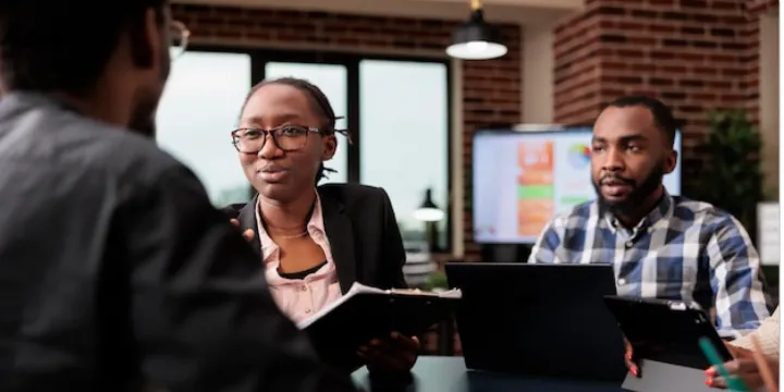 Image de Offres d'Emploi. La Côte d'Ivoire est en pleine effervescence sur le marché de l'emploi avec de multiples opportunités professionnelles dans divers secteurs, allant du tourisme à la banque en passant par la technologie et l'assurance. Pour les personnes à la recherche d'une nouvelle dynamique de carrière, ces offres constituent autant de possibilités de saisir le job de leur vie. Voici les différentes opportunités disponibles et les détails pour postuler avant les dates limites. Boulay Beach Resort : Rejoignez le secteur des loisirs et de l'hôtellerie Boulay Beach Resort, acteur majeur dans le secteur des loisirs en Côte d'Ivoire, recrute actuellement pour plusieurs postes clés au sein de son équipe hôtelière. L'établissement cherche à renforcer son personnel avec des profils qualifiés pour assurer une gestion optimale de ses activités touristiques et de loisirs. Voici les postes à pourvoir : - Contrôleur général hôtelier (1 poste disponible) - Directeur d’exploitation (1 poste disponible) - Directeur de la restauration (1 poste disponible) - Responsable technique (1 poste disponible) Les candidats intéressés par l'offre d'emploi peuvent envoyer leur CV à l'adresse suivante : recrutements@boulaybeachresort.com avant le 4 novembre 2024. Ces postes s'adressent à des professionnels passionnés par l'hôtellerie et désirant intégrer une équipe dynamique dans un cadre idyllique. BDU-CI : Opportunité dans le secteur bancaire Pour ceux qui souhaitent faire carrière dans la banque, BDU-CI offre une belle opportunité. Cette structure, qui fait partie du paysage bancaire ivoirien, est à la recherche d’un comptable. Ce poste est ouvert aux candidats ayant une formation en comptabilité et une bonne maîtrise des outils financiers. Pour postuler, envoyez votre CV dès aujourd'hui à : recrutements@bduci.com. Le secteur bancaire est en constante mutation, et intégrer une entreprise comme BDU-CI représente une chance de contribuer à cette évolution tout en évoluant soi-même dans un environnement stimulant. Leadway Assurance : Une carrière dans l'assurance automobile vous tente ? Leadway Assurance, évoluant dans le secteur de l'assurance, recherche un Agent mandataire automobile. Ce poste est idéal pour les personnes ayant de l'expérience dans le domaine de l'assurance et désirant élargir leurs compétences dans le segment automobile. Pour rejoindre Leadway Assurance, envoyez vos CV à l'adresse suivante : rc@leadway.com. L'assurance est un secteur clé de la préservation des biens et des personnes, et travailler pour Leadway, c'est participer à un secteur en pleine croissance qui a un impact direct sur la vie quotidienne des citoyens. Africa Investment Group : Rejoignez l'équipe en tant que Chef Comptable Africa Investment Group, entreprise évoluant dans l'investissement, est à la recherche d'un Chef Comptable. Ce poste requiert une expertise en comptabilité et une solide expérience en gestion financière. En rejoignant Africa Investment Group, vous ferez partie d'une équipe qui contribue au développement économique de la région à travers des projets innovants. Les candidats intéressés peuvent postuler à cette adresse : contact@africainvestmentgroup.org. Le secteur de l'investissement offre des perspectives de carrière enrichissantes, et ce poste vous permettra de travailler sur des projets ambitieux ayant un impact tangible. Huawei : Intégrez un leader mondial de la technologie Le géant technologique Huawei recrute actuellement pour plusieurs postes en Côte d'Ivoire. Ces postes concernent le secteur des technologies de l'information et des télécommunications, et sont destinés aux professionnels ayant une expertise technique et une passion pour l'innovation. Les postes ouverts sont les suivants : - IGW Engineer (1 poste) - IP Gateway (1 poste) - Distribution Market Product Manager (1 poste) - Data Com Product Manager (1 poste) - Account Manager (1 poste) Les candidats doivent envoyer leurs candidatures à hwcirecuit@hwawei.com avant le 9 novembre 2024. Huawei est l'une des entreprises les plus influentes dans le domaine de la technologie mondiale, offrant des opportunités de carrière passionnantes dans un secteur en constante évolution. Intégrer Huawei, c'est contribuer à façonner l'avenir de la technologie. Masewa : Assistant Marketing Digital et Développement Web Junior Masewa, une entreprise en pleine expansion, est à la recherche d'un Assistant Marketing Digital et Développement Web Junior. Ce poste est parfait pour les jeunes professionnels cherchant à développer leurs compétences en marketing numérique et en développement web, au sein d'une équipe dynamique et innovante. Pour postuler, envoyez votre CV à hello@masswa.co. Travailler chez Masewa, c'est participer à des projets novateurs et avoir l'opportunité d'évoluer rapidement dans le domaine du digital, un secteur en pleine croissance en Côte d'Ivoire. AFG Holding : Rejoignez l'équipe de la qualité et de l'innovation AFG Holding propose plusieurs opportunités professionnelles pour ceux qui souhaitent intégrer le secteur de la qualité et de l'innovation technologique. Les postes à pourvoir sont : - QA Junior (Contrôle de la qualité) - IT Quality Officer (Officier de qualité informatique) - Expert Métier Applicatif - Quality Assurance (Assurance qualité) Pour candidater, envoyez vos CV à : recrutement@dbs-africa.com. Ces postes sont destinés aux candidats qui souhaitent se spécialiser dans la qualité des processus et des systèmes informatiques. En rejoignant AFG Holding, vous intégrerez une entreprise qui valorise l'excellence et l'innovation. Ces multiples offres d'emploi dans divers secteurs montrent que la Côte d'Ivoire est pleine d'opportunités pour ceux qui souhaitent bâtir une carrière solide. Que vous soyez passionné par l'hôtellerie, les technologies, la banque ou le marketing, il existe une opportunité pour vous. Le marché de l'emploi ivoirien est en plein essor, et chaque candidature est une chance de se réinventer et de contribuer au développement économique et social du pays. La question que vous devez vous poser est la suivante : êtes-vous prêt à relever le défi et à saisir l'opportunité de transformer votre avenir professionnel ?