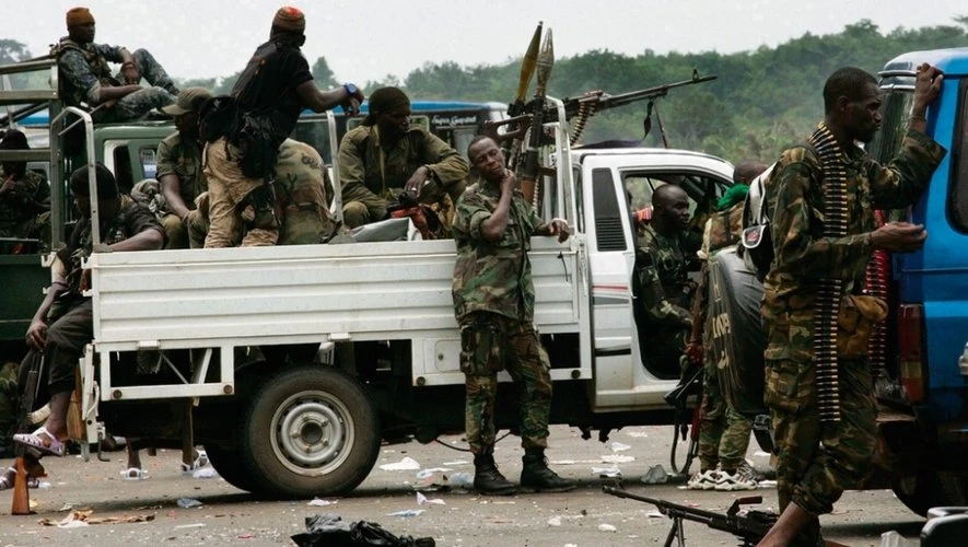 Image de Société. En pleine crise de reconnaissance et de marginalisation, plusieurs anciens membres des Forces républicaines de Côte d'Ivoire (FRCI) envisagent de rejoindre le Burkina Faso pour s'engager en tant que Volontaires pour la Défense de la Patrie (VDP). Ils se disent abandonnés par le pouvoir qu'ils ont pourtant soutenu dans les heures sombres du pays, et face à l'inaction des autorités ivoiriennes, certains décident de prendre une voie désespérée, celle de l'engagement armé à l'étranger. Le sentiment d'abandon des anciens FRCI : un cri de détresse Dimanche 3 novembre 2024, à la gare de M’Bahiakro, dans le quartier Sokoura de Bouaké, Diakité Aboudou, ancien combattant et leader d'un groupe de 6 877 ex-combattants des Forces nouvelles de Côte d'Ivoire, a révélé les frustrations croissantes qui gagnent son groupe. Pour lui, les promesses faites par le gouvernement à ces combattants, qui ont combattu aux côtés du président Alassane Ouattara pendant la crise post-électorale de 2010, n'ont jamais été tenues. « Aujourd'hui, les ex-combattants ont décidé d'entrer au Burkina Faso pour prendre les armes et devenir VDP », a déclaré Diakité Aboudou, se référant à ces supplétifs civils de l'armée burkinabè qui jouent un rôle essentiel dans la stratégie de sécurisation et de reconquête de l'intégrité territoriale mise en place par le président de transition burkinabè, Ibrahim Traoré. Diakité Aboudou ne laisse aucun doute sur la volonté de ces anciens combattants de chercher ailleurs la reconnaissance et le soutien qui leur sont refusés en Côte d'Ivoire. « À Laleraba, il y a neuf ex-combattants qui sont déjà rentrés au Burkina Faso. À Ouangolo-Diawala, Ferké, Man, Bouaké, Abidjan... je ne parle pas dans le vide. J'ai des preuves sûres », assure-t-il. Le Burkina Faso, dirigé par une junte militaire et confronté à une situation sécuritaire fragile, a mis en place le statut de Volontaire pour la Défense de la Patrie (VDP), permettant aux citoyens de s'engager aux côtés de l'armée burkinabè. Ce dispositif est devenu une solution désespérée pour les anciens FRCI, qui voient en cet engagement une issue à leur situation d'abandon. D'après Diakité Aboudou, les ex-combattants ivoiriens qui se sont déjà engagés au Burkina Faso dépassent la centaine. Cette situation est d'autant plus troublante que les relations diplomatiques entre la Côte d'Ivoire et le Burkina Faso sont très tendues. Les deux pays, qui n'ont plus d'ambassadeurs respectifs, s'accusent mutuellement de tentatives de déstabilisation. Alors que le Burkina Faso a rompu ses relations avec la CEDEAO pour rejoindre l'Alliance des États du Sahel (AES) aux côtés du Niger et du Mali, Abidjan et Ouagadougou se retrouvent dans une situation de conflit latent qui pourrait être exacerbée par la présence d'ex-combattants ivoiriens sur le sol burkinabè. La demande de reconnaissance des droits des anciens combattants La frustration des anciens FRCI ne se limite pas à une simple déception. Pour eux, il s'agit d'une trahison par un pouvoir qu'ils ont aidé à installer. Diakité Aboudou est l'un des leaders de la Cellule 39, un collectif qui demande depuis des années le versement d'une prime de 18 millions de francs CFA, promesse faite par les autorités ivoiriennes. En 2017, après plusieurs mutineries, le gouvernement avait versé une prime de 12 millions de francs CFA aux 8 400 ex-combattants intégrés dans l'armée. Pour ceux qui sont restés en dehors de l'appareil militaire, aucune réparation n'a été accordée. Diakité Aboudou plaide aujourd'hui pour une reconnaissance officielle des droits des ex-combattants et pour une réparation équitable. "Les ex-combattants souffrent depuis 2017. Ça ne va pas, on ne travaille pas, nous sommes abandonnés par tout le monde", raconte-t-il. Il affirme que ces anciens combattants ne peuvent même pas trouver de travail car ils sont systématiquement rejetés à cause de leur passé militaire. Pour beaucoup, le chemin de la réintégration sociale est barré par les préjugés et la stigmatisation. Diakité demande que ces hommes soient traités avec la même considération que les autres personnalités ayant servi le pays. "Nous voulons être réintégrés dans la société, trouver des emplois, comme les anciens sportifs ou les artistes. Nous avons été des soldats qui ont donné leur vie pour ce pays", clame-t-il. Selon lui, l'injustice ressentie par ces ex-combattants pourrait pousser certains à des actions irréfléchies et à des engagements risqués à l'étranger. Les services de renseignement ivoiriens ont, fin septembre, alerté sur la présence d'environ cinquante jeunes Ivoiriens envoyés au Burkina Faso pour une formation militaire avec pour objectif de revenir opérer sur le territoire ivoirien. Si certains ont été interceptés avant leur départ, la majorité aurait déjà franchi la frontière. Cette situation fait craindre une recrudescence de la violence, alors même que le pays cherche à tourner la page de la crise post-électorale qui a fait plus de 3 000 morts entre 2010 et 2011. Le retour de ces jeunes formés au combat pourrait être une menace pour la stabilité de la Côte d'Ivoire. Diakité Aboudou met en garde les autorités : « Si tu refuses ton propre couteau, quelqu'un d'autre va le prendre pour l'utiliser contre toi ». Pour lui, le manque de considération de la part des autorités ivoiriennes pourrait se retourner contre elles, en poussant ces hommes vers des engagements qui pourraient déstabiliser la région. Vers une solution pour éviter l'escalade ? Pour éviter une escalade de la situation, Diakité Aboudou en appelle directement au président Alassane Ouattara et au ministre de la Défense, Téné Birahima, leur demandant de régler rapidement la situation des ex-combattants. "Nous demandons de la considération, une réinsertion digne, et une reconnaissance de ce que nous avons fait pour ce pays", explique-t-il. Selon lui, la réintégration des anciens combattants pourrait se faire à travers des programmes d'emploi ou de formation professionnelle, leur permettant de redevenir des membres actifs de la société. La question de l'indemnisation des ex-combattants est également cruciale. Alors que certains ont reçu une compensation financière, d'autres n'ont rien eu, créant ainsi un sentiment d'injustice et d'inégalité. Diakité demande que tous soient traités de manière équitable, afin d'éviter que la frustration ne pousse ces hommes à prendre les armes contre leur propre pays. La situation des anciens combattants des FRCI pose des questions profondes sur la capacité de la Côte d'Ivoire à tourner la page des crises passées et à intégrer toutes les composantes de la société. L'engagement potentiel de ces hommes au Burkina Faso montre à quel point la frustration et le sentiment d'abandon peuvent conduire à des décisions radicales. Alors que le pays s'apprête à affronter de nouveaux défis politiques, une question reste en suspens : le gouvernement sera-t-il capable de trouver une solution pour ces ex-combattants avant qu'il ne soit trop tard ?