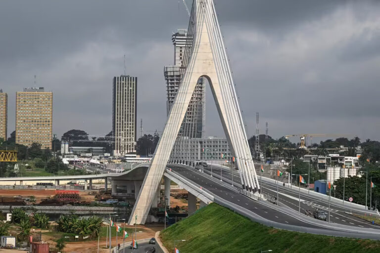 Image de Politique. La Côte d'Ivoire nourrit de grandes ambitions dans le domaine de l'audiovisuel, un secteur actuellement dominé par le Nigeria et l'Afrique du Sud. Cette ambition s'est manifestée lors du Salon international de la création audiovisuelle (SICA), qui s'est ouvert cette semaine à Abidjan. L'événement a réuni 250 professionnels du secteur venus d'Afrique, d'Europe et d'Amérique du Nord, préfigurant ainsi l'avenir prometteur que souhaite se forger le pays. Pour le gouvernement ivoirien, il s'agit de faire de la Côte d'Ivoire un carrefour de l'audiovisuel sur le continent africain, à même de rivaliser avec des mastodontes comme Nollywood ou l'industrie sud-africaine. Un carrefour de l'audiovisuel en devenir « Notre ambition est claire : c'est vraiment d'occuper une place importante dans l'industrie audiovisuelle et cinématographique qui, pour le moment, reste dominée par le Nigeria et l'Afrique du Sud », a affirmé Amadou Coulibaly, porte-parole du gouvernement et ministre de la Communication. Ces mots, prononcés à l'ouverture de la deuxième édition du SICA, résument l'élan de la Côte d'Ivoire pour s'affirmer comme un acteur incontournable du secteur audiovisuel africain. La rencontre s'est tenue de mardi à jeudi dans la capitale économique ivoirienne, Abidjan, et a permis d'examiner les défis, mais aussi les opportunités qui s'offrent au secteur. Avec l'afflux de professionnels venus d'Europe et d'Amérique du Nord, la Côte d'Ivoire affiche clairement son ambition d’être un point de convergence pour la création audiovisuelle. Le pays mise sur l'appétit croissant du public pour des histoires qui reflètent le narratif africain, un intérêt qui, bien que naissant, s'affirme au fil des événements mondiaux. « Ça a commencé timidement avec *Le Roi Lion*, mais après nous avons vu *Black Panther* et récemment *The Woman King* », a déclaré Amadou Coulibaly. Ces succès cinématographiques illustrent l'engouement pour les histoires africaines et soulignent le potentiel de la Côte d'Ivoire à émerger comme un hub de création de contenu culturellement authentique. Faire face à la concurrence de Nollywood et de l'Afrique du Sud Sur le continent, la réalité est cependant complexe : se frayer une place face à Nollywood et ses 2 500 films produits chaque année n'est pas une mince affaire. Le Nigeria, qui s'est affirmé comme le premier producteur de films en Afrique, a déjà une position établie au niveau international, avec des productions présentes dans les catalogues de plateformes comme Netflix ou Amazon Prime. Mais pour le gouvernement ivoirien, le défi est relevable. La stratégie mise en place consiste à créer un écosystème qui encourage l'investissement privé, soutenu par l'implication de l'État. « Ce n'est pas une industrie classique, les retours sur investissement ne sont pas toujours rapides, il est plus prudent pour une banque d'aller vers un secteur où les risques sont mieux maîtrisés », admet le ministre Coulibaly. Pour attirer des investisseurs, la Côte d'Ivoire doit donc créer un climat favorable aux affaires et proposer des mesures incitatives au niveau fiscal, qui permettront de développer des infrastructures de tournage et d'encourager l'installation de studios de production. Le Salon international de la création audiovisuelle : un outil de développement Le SICA est perçu comme un véritable levier pour attirer les investissements et développer le secteur audiovisuel ivoirien. Le salon a accueilli, entre autres, plusieurs représentants du secteur bancaire et financier, une première étape pour renforcer la coopération entre créateurs de contenu et investisseurs. Pour Amadou Coulibaly, « Nous estimons que ce n'est pas à l'État de tout faire, mais il faut insuffler le mouvement. C'est ce qui s'est passé au Nigeria, il y a eu un apport de l'État, mais qui a été accompagné par le secteur privé ». La démarche ivoirienne se veut donc inspirée de l'expérience nigériane, où une collaboration entre les pouvoirs publics et le secteur privé a permis la création d'une industrie cinématographique florissante. En organisant le SICA, la Côte d'Ivoire espère créer des opportunités de rencontre, d'échanges et de formation pour les acteurs du secteur. Le défi est de taille : il s'agit de transformer une ambition en une réalité économique viable, capable de générer des emplois et de contribuer à la croissance du PIB. En 2021, l'Unesco estimait que l'industrie cinématographique et audiovisuelle générait 5 millions d'emplois et 5 milliards de dollars de PIB sur le continent. Ces chiffres pourraient être quadruplés si le potentiel était pleinement exploité, selon l'organisation, qui regrette le manque de politique cinématographique dans de nombreux pays et la prolifération du piratage. Vers une meilleure infrastructure et un encadrement fiscal incitatif Le manque de ressources humaines qualifiées et de financements constitue un frein majeur pour le secteur audiovisuel ivoirien. En dépit de ces difficultés, le gouvernement a entrepris plusieurs initiatives pour combler ces lacunes. L'une des priorités est d'attirer des investisseurs privés, en offrant un cadre fiscal incitatif et en facilitant l'accès aux crédits pour les entreprises qui souhaiteraient s'installer dans le pays. De plus, des projets sont en cours pour améliorer les infrastructures, notamment la création de studios de tournage modernes et bien équipés. La Côte d'Ivoire entend également mettre en place une législation favorable aux productions étrangères, dans le but de faire du pays une « terre de tournages ». De telles mesures incitatives ont déjà fait leurs preuves dans d'autres pays africains, à l'image de l'Afrique du Sud, qui est devenue une destination de prédilection pour les tournages internationaux grâce à ses crédits d'impôt attractifs. La quête d'une identité culturelle forte dans l'audiovisuel Au-delà des enjeux économiques, la Côte d'Ivoire souhaite que sa montée en puissance dans le secteur audiovisuel permette de valoriser sa culture et son histoire. Le pays entend produire des contenus authentiques, capables de refléter la diversité culturelle africaine, mais aussi de toucher un public international avide de nouvelles histoires. La Côte d'Ivoire dispose d'un riche patrimoine culturel, qui peut être une véritable source d'inspiration pour les créateurs de contenu. L'industrie audiovisuelle est également perçue comme un outil d'influence. En produisant des films et séries qui représentent la vie et les valeurs des populations locales, la Côte d'Ivoire espère changer les perceptions souvent stéréotypées que l'on peut avoir de l'Afrique. « Le narratif africain a un potentiel inexploité », insiste Amadou Coulibaly. « Nous voulons raconter nos propres histoires, sous notre propre prisme, et faire en sorte que le monde entier puisse découvrir la véritable richesse de notre culture ». Quels enseignements tirer de l'exemple de Nollywood ? L'exemple de Nollywood, qui est devenu en quelques années l'une des plus grandes industries cinématographiques au monde, offre de précieux enseignements pour la Côte d'Ivoire. La première leçon est celle de la mobilisation des ressources locales : le succès de Nollywood repose en grande partie sur l'ingéniosité des producteurs et réalisateurs nigérians, qui ont su tirer parti de moyens limités pour produire des contenus attractifs. La réduction des coûts de production, l'utilisation des nouvelles technologies et la collaboration avec des plateformes de streaming internationales ont été des facteurs clés de cette réussite. La deuxième leçon est celle de la coopération entre le secteur public et le secteur privé. Nollywood n'aurait pas pu atteindre une telle ampleur sans un soutien de l'État, qui a contribué à la structuration de l'industrie par des incitations fiscales et des programmes de formation. C'est cette voie que souhaite suivre la Côte d'Ivoire, en mettant en place un cadre favorable au développement de l'industrie audiovisuelle. Un potentiel inexploitable sans l'éradication du piratage L'un des obstacles majeurs au développement de l'industrie audiovisuelle en Afrique reste le piratage, qui prive les créateurs de revenus essentiels et décourage les investisseurs. Le piratage est un véritable fléau qui touche l'ensemble des pays africains, et la Côte d'Ivoire ne fait pas exception. Pour lutter contre ce fléau, le gouvernement ivoirien prévoit de renforcer la réglementation et de mettre en place des campagnes de sensibilisation pour encourager le respect des droits d'auteur. « Il est indispensable de protéger les créateurs et de garantir qu'ils puissent tirer profit de leur travail », estime un expert du secteur. Sans cette protection, il sera difficile de convaincre les investisseurs de s'engager dans des projets audiovisuels d'envergure. Le rôle croissant des plateformes de streaming Le développement des plateformes de streaming constitue une opportunité majeure pour l'industrie audiovisuelle ivoirienne. Des plateformes comme Netflix ou Amazon Prime offrent une visibilité internationale aux productions africaines et permettent de toucher un public beaucoup plus large. Ces plateformes sont également un moyen de contourner les problèmes de distribution, qui sont souvent un frein pour les productions locales. La Côte d'Ivoire espère collaborer étroitement avec ces plateformes pour promouvoir ses productions. « Nous voulons que les films ivoiriens puissent être vus partout dans le monde, et les plateformes de streaming sont un levier essentiel pour y parvenir », souligne Amadou Coulibaly. En intégrant les productions locales aux catalogues de ces plateformes, la Côte d'Ivoire espère également attirer l'attention des investisseurs et renforcer la crédibilité de son industrie audiovisuelle. La Côte d'Ivoire est sur la voie de l'émergence en tant que nouveau pôle audiovisuel en Afrique. Avec des initiatives comme le SICA, un cadre fiscal incitatif, et une stratégie claire visant à attirer les investisseurs privés, le pays semble déterminé à relever le défi. Mais pour y parvenir, il faudra surmonter de nombreux obstacles : le manque de ressources humaines qualifiées, l'insuffisance des infrastructures, la concurrence des géants nigérians et sud-africains, et le fléau du piratage. Le chemin est encore long, mais les premiers pas ont été franchis avec conviction. La question reste cependant ouverte : la Côte d'Ivoire parviendra-t-elle à concrétiser son ambition de devenir un carrefour de l'audiovisuel africain et à rivaliser avec des mastodontes comme Nollywood ?