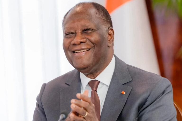 Image de Politique. La Côte d'Ivoire, sous la houlette du président Alassane Ouattara, est sur le point de bénéficier pleinement d'une conjoncture exceptionnelle sur le marché mondial du caoutchouc naturel. Selon les projections les plus récentes de la Banque mondiale, les cours du caoutchouc naturel standard (TSR 20) devraient continuer leur ascension jusqu'en 2026, offrant ainsi au pays une opportunité économique sans précédent. Cette situation est le fruit d'une convergence de facteurs favorables, tant sur le plan international que national, et révèle la pertinence des choix stratégiques faits par le gouvernement ivoirien en matière de politique économique. L'essor des prix du caoutchouc naturel : une opportunité à saisir Depuis janvier 2024, les prix du caoutchouc naturel ont connu une hausse spectaculaire de 24 % sur la bourse de Singapour. Cette embellie s'explique par plusieurs facteurs conjoncturels qui ont poussé la demande mondiale vers des sommets. L'industrie automobile, qui est le principal consommateur de caoutchouc naturel, a en effet affiché une forte demande, avec une augmentation de 5,8 % de la production mondiale de pneus au second trimestre 2024. Cette croissance est alimentée par une reprise économique post-pandémique qui stimule les ventes de véhicules, ainsi que par la transition vers des mobilités plus vertes, nécessitant davantage de pièces fabriquées à partir de caoutchouc naturel. En parallèle, la production en Asie du Sud-Est — traditionnellement le premier fournisseur mondial de caoutchouc naturel — a été fortement perturbée. La Thaïlande et l'Indonésie, respectivement premier et deuxième producteurs mondiaux, ont vu leur production chuter en raison de conditions climatiques défavorables et de la propagation de maladies affectant les plantations. Ces perturbations ont entraîné une baisse significative de l'approvisionnement, créant un contexte de rareté propice à l'augmentation des prix. La Côte d'Ivoire, un acteur incontournable sur le marché du caoutchouc Face à ce contexte mondial, la Côte d'Ivoire se distingue par une performance remarquable. Le pays, troisième producteur mondial de caoutchouc naturel, a enregistré une hausse de 18 % de sa production au cours des douze derniers mois, se positionnant ainsi idéalement pour tirer parti de cette conjoncture. Le président Alassane Ouattara a su développer une stratégie visant à renforcer la compétitivité de l'industrie ivoirienne du caoutchouc, en favorisant la modernisation des infrastructures de production et en soutenant les planteurs à travers des politiques incitatives. L'objectif n'est pas simplement d'augmenter les volumes d'exportation, mais aussi de maximiser la valeur ajoutée de cette ressource. En effet, la Côte d'Ivoire a récemment inauguré l'usine LOETH à Soubré, un investissement de 32 millions de dollars qui permet d'accroître de 60 000 tonnes la capacité de transformation nationale du caoutchouc. Cette unité industrielle illustre la volonté du pays de ne plus se contenter de l'exportation brute, mais plutôt de transformer localement une partie significative de sa production, augmentant ainsi ses revenus et créant des emplois locaux. Une politique de transformation locale ambitieuse Cette vision du président Alassane Ouattara de diversifier les sources de revenus et de renforcer l'industrie locale se concrétise également par l'adoption de mesures réglementaires. Le Conseil Hévéa-Palmier à Huile a décidé en novembre 2023 d'interdire l'exportation de caoutchouc brut, dans le but de favoriser la transformation locale. Cette mesure, bien que contraignante pour certains producteurs habitués à exporter directement leurs matières premières, vise à créer de la valeur ajoutée au sein du pays et à rendre l'économie ivoirienne moins dépendante des aléas des marchés internationaux. Cette politique de transformation locale s'inscrit dans une stratégie globale de diversification de l'économie ivoirienne. La Côte d'Ivoire est historiquement dépendante de l'exportation du cacao, mais cette dépendance la rend vulnérable aux fluctuations des prix sur le marché mondial. En misant sur le caoutchouc et en développant la transformation locale, le pays cherche à diversifier ses revenus et à renforcer la résilience de son économie face aux chocs extérieurs. Des perspectives économiques prometteuses pour la Côte d'Ivoire Les perspectives économiques de la Côte d'Ivoire sont particulièrement encourageantes. Avec des exportations de caoutchouc qui ont atteint 1,8 million de tonnes en 2023, générant des revenus de 1,2 milliard de francs CFA, le pays se positionne idéalement pour profiter de la hausse attendue des prix jusqu'en 2026. Cette conjoncture favorable représente une véritable aubaine pour renforcer la balance commerciale du pays et augmenter les recettes publiques. Selon les experts de la Banque mondiale, si cette dynamique se maintient, la Côte d'Ivoire pourrait être en mesure de doubler ses revenus issus de l'exportation de caoutchouc d'ici 2026. Cela permettrait non seulement de renforcer la position du pays sur le marché mondial, mais également de financer des projets de développement infrastructurel et social, tels que la construction de routes, d'écoles et de centres de santé. Les défis à relever pour la filière du caoutchouc Malgré ces perspectives optimistes, le secteur du caoutchouc en Côte d'Ivoire fait face à plusieurs défis. Le premier est lié au financement de la filière. Le secteur bancaire reste encore réticent à accorder des crédits aux producteurs de caoutchouc en raison de la nature cyclique et risquée de ce marché. Comme l'a souligné Amadou Coulibaly, ministre de la Communication, « Ce n'est pas une industrie classique, les retours sur investissement ne sont pas toujours rapides, il est plus prudent pour une banque d'aller vers un secteur où les risques sont mieux maîtrisés ». Pour surmonter cette difficulté, le gouvernement travaille en collaboration avec des institutions financières pour mettre en place des garanties et des facilités de crédit qui encourageraient les banques à soutenir les producteurs. Un autre défi concerne la modernisation des techniques de production. Pour maintenir la compétitivité du caoutchouc ivoirien, il est indispensable d'améliorer les rendements des plantations. Cela passe par la formation des planteurs aux meilleures pratiques agricoles et par l'utilisation de variétés clonales plus résistantes aux maladies et aux aléas climatiques. Le gouvernement ivoirien, en partenariat avec des ONG et des institutions de recherche, met en place des programmes de formation et de soutien technique pour aider les planteurs à améliorer leurs rendements. Le rôle de l'innovation dans la transformation de la filière L'innovation est également un axe central de la stratégie de développement du caoutchouc en Côte d'Ivoire. Pour améliorer la transformation locale, le pays s'appuie sur des partenariats avec des entreprises technologiques et des centres de recherche. L'usine LOETH, par exemple, utilise des technologies de pointe pour transformer le caoutchouc brut en produits semi-finis destinés à l'exportation. Cette approche permet d'accroître la valeur ajoutée des produits ivoiriens et de créer des emplois hautement qualifiés. En outre, la digitalisation de la filière est également en cours. Des plateformes numériques sont mises en place pour permettre aux planteurs de suivre les prix du marché en temps réel, d'accéder aux informations techniques, et de communiquer directement avec les acheteurs. Ces outils permettent de rendre la filière plus transparente et plus efficace, tout en offrant de meilleures opportunités de commercialisation aux petits producteurs. Vers une diversification accrue de l'économie ivoirienne La montée en puissance de la filière du caoutchouc en Côte d'Ivoire s'inscrit dans une dynamique plus large de diversification de l'économie. Le pays a longtemps été dépendant de l'exportation de produits agricoles comme le cacao et le café, mais cette dépendance a rendu l'économie vulnérable aux fluctuations des prix sur les marchés internationaux. En développant des filières alternatives, telles que le caoutchouc, l'anacarde ou encore la mangue, le gouvernement entend réduire cette dépendance et accroître la résilience de l'économie nationale. Cette diversification se fait également au niveau géographique. Les régions productrices de caoutchouc, principalement situées dans l'ouest du pays, connaissent un essor économique qui contribue à réduire les disparités régionales. Le développement de ces zones rurales est essentiel pour favoriser un développement équilibré de la Côte d'Ivoire et pour réduire la pauvreté dans les zones les plus reculées. Pour atteindre ses objectifs de développement, la Côte d'Ivoire mise également sur la coopération internationale. Le pays a noué des partenariats avec des institutions telles que la Banque mondiale et le Fonds international de développement agricole (FIDA) pour financer des projets d'amélioration des infrastructures et de modernisation de la production. Des coopérations bilatérales avec des pays consommateurs de caoutchouc, notamment la Chine et l'Inde, permettent également d'assurer des débouchés pour la production ivoirienne. Ces partenariats sont essentiels pour accélérer la transformation de la filière et garantir sa compétitivité sur le long terme. En accédant à des technologies modernes et en bénéficiant de financements concessionnels, la Côte d'Ivoire peut renforcer sa position sur le marché mondial et accroître la valeur ajoutée de sa production. La conjoncture mondiale actuelle offre à la Côte d'Ivoire une opportunité unique de tirer parti de la hausse des prix du caoutchouc naturel et de renforcer sa position sur le marché mondial. Grâce à des investissements stratégiques, à une politique de transformation locale ambitieuse, et à des partenariats internationaux solides, le pays semble être en bonne voie pour capitaliser sur cette conjoncture favorable et diversifier son économie. Cependant, de nombreux défis restent à relever, notamment en matière de financement, de modernisation des techniques de production, et de lutte contre le piratage des revenus liés au caoutchouc. La question demeure : la Côte d'Ivoire saura-t-elle transformer cette opportunité en un succès durable pour son économie et améliorer le niveau de vie de ses populations, ou cette embellie ne sera-t-elle qu'une étape transitoire dans une filière toujours vulnérable aux aléas mondiaux ?