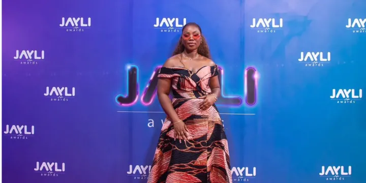 Image de Musique/Radio. Les Jayli Awards 2024 ont été marqués par des moments de suspense et d'émotions, mais aussi par des absences remarquées, notamment celle de la voix publique de Roseline Layo. Bien qu'elle ait été nominée dans la prestigieuse catégorie de la "meilleure artiste féminine", Roseline Layo a opté pour une discrétion totale après la cérémonie. Une attitude qui a laissé beaucoup d'internautes perplexes, s'interrogeant sur sa participation et ses sentiments face à cette édition. Plongée au cœur des réactions qui ont entouré la présence silencieuse de la chanteuse de "Môgôfarima" et les projets qui l'attendent. Roseline Layo aux Jayli Awards : Une présence discrète qui intrigue Nominée dans la catégorie de la "meilleure artiste féminine", Roseline Layo était l'une des artistes les plus attendues des Jayli Awards 2024. Avec des titres phares qui ont fait vibrer des milliers de fans à travers le continent, la chanteuse ivoirienne était en bonne posture pour remporter ce prestigieux prix. Toutefois, à la grande surprise de ses admirateurs, Roseline n'a fait aucune publication concernant l'événement sur ses réseaux sociaux, un silence qui a suscité de nombreuses interrogations. Certains internautes se sont inquiétés de son absence visible, se demandant si elle avait pu se rendre à la soirée de remise des prix. La réponse à cette question a été éclaircie par la publication de photos où l'on aperçoit Roseline Layo sur le mur des célébrités ainsi que dans la salle de cérémonie. Si sa présence physique a bien été confirmée, le mutisme qui l'a suivie reste cependant un mystère. Ce silence de la chanteuse, qui d'ordinaire partage régulièrement son quotidien et ses réactions avec ses fans, a été interprété par certains comme un signe de déception. Très attendue pour remporter le prix de la meilleure artiste féminine, Roseline a vu la victoire échapper à ses mains, au profit de sa "grande sœur", Josey. Cette dernière a remporté la récompense pour la deuxième année consécutive, confirmant ainsi sa place dominante sur la scène musicale ivoirienne. Josey : Une victoire, des débats et une reconnaissance incontestable La victoire de Josey aux Jayli Awards n'a pas laissé indifférent, tant par sa légitimité que par les réactions qu'elle a suscitées. Artiste confirmée, Josey a su s'imposer comme l'une des voix les plus emblématiques de la musique ivoirienne contemporaine. Avec des titres qui ont su conquérir le cœur des Ivoiriens et au-delà, Josey n'a cessé de renforcer son influence sur la scène musicale. Cependant, cette victoire a également engendré des discussions sur les réseaux sociaux. Si certains ont vu dans cette double victoire un signe de constance et de mérite, d'autres se sont demandé si la compétition n'était pas devenue prévisible. Pour beaucoup de fans de Roseline Layo, le fait qu'elle ne reparte pas avec la statuette est une déception, non pas parce qu'elle n'aurait pas mérité de gagner, mais parce que son ascension foudroyante cette année semblait présage d'une reconnaissance à la hauteur de son talent. « Josey est une immense artiste, mais Roseline méritait aussi d'être distinguée », pouvait-on lire sur de nombreux commentaires de fans. Pour d'autres encore, cette concurrence saine entre les deux artistes est une preuve de la richesse de la scène ivoirienne et de la variété des talents qui y émergent. Roseline Layo : Un avenir prometteur et une dynamique toujours en marche Malgré sa sortie bredouille de la cérémonie des Jayli Awards, Roseline Layo n'a pas l'intention de se laisser abattre. Loin de là, la chanteuse continue d'éblouir par ses performances et par sa capacité à capter l'attention de son public. Son dernier titre, "Plus Haut", accumule déjà plus de sept millions de vues sur YouTube en seulement un mois, une prouesse qui témoigne de l'engouement autour de son travail. Roseline prépare également activement un grand concert prévu le 21 décembre prochain au parc des expositions d'Abidjan. Ce concert s'annonce comme l'un des événements phares de la fin d'année, où la chanteuse compte bien offrir à ses fans un spectacle à la hauteur de leurs attentes. Les tickets sont déjà disponibles à la vente et l'enthousiasme du public est palpable. Cette dynamique prouve que malgré une soirée des Jayli Awards qui ne s'est pas terminée comme elle l'aurait espéré, Roseline Layo est toujours en mouvement, prête à gravir des sommets encore plus hauts. La musique, après tout, est une aventure faite de succès mais aussi de défis, et Roseline semble bien déterminée à relever chacun d'eux. Une compétition saine pour dynamiser la scène musicale ivoirienne La compétition entre Roseline Layo et Josey est symptomatique d'une scène musicale ivoirienne en pleine ébullition. Les deux artistes, bien que rivales sur le papier, sont avant tout des forces motrices qui permettent de maintenir un haut niveau d'excellence au sein de la musique ivoirienne. Cette rivalité, qui se manifeste lors d'événements comme les Jayli Awards, permet aux artistes de se renouveler, de repousser leurs limites et de continuer à offrir le meilleur d'eux-mêmes. Les réseaux sociaux, où les fans de chaque camp s'expriment, ont joué un rôle majeur dans la mise en valeur de cette compétition. Les supporters de Roseline et ceux de Josey ont été très actifs pour promouvoir leurs idoles respectives, contribuant ainsi à faire des Jayli Awards un véritable événement populaire. Cette dynamique montre que la scène musicale ivoirienne est loin d'être figée et qu'elle continue de vibrer au rythme des talents qui la composent. En définitive, le Jayli Awards 2024 a été marqué par des moments d'intense émotion, des victoires attendues, mais aussi des espoirs déçus. Mais l'essentiel reste la force de la musique ivoirienne, capable de réunir les foules et de susciter l'engouement. Roseline Layo, malgré la déception, prouve qu'elle est toujours là, prête à continuer de faire vibrer son public et à gravir des sommets toujours plus élevés. La musique ivoirienne face aux défis de la réputation internationale La rivalité entre Roseline Layo et Josey n'est pas qu'une simple querelle de trophée, elle incarne également un enjeu plus vaste : celui de la réputation de la musique ivoirienne sur la scène internationale. Avec l'essor des plateformes de streaming et l'accessibilité mondiale de la musique, les artistes ivoiriens ont aujourd'hui une opportunité unique de se faire connaître au-delà de leurs frontières nationales. La dynamique actuelle est propice à une conquête du public international, à condition que ces artistes continuent à se soutenir mutuellement et à proposer des collaborations innovantes. On a vu ces dernières années des artistes comme Magic System, qui ont su porter haut le drapeau de la Côte d'Ivoire à travers des hits internationaux. Aujourd'hui, Josey, Roseline Layo, mais aussi d'autres talents émergents, pourraient bien être les prochaines figures de proue de la musique ivoirienne au-delà des frontières africaines. La question qui se pose est donc la suivante : cette saine compétition, médiatisée et suivie par des millions de fans, sera-t-elle suffisante pour propulser les artistes ivoiriens sur la scène mondiale ? Ou faut-il un effort supplémentaire de collaboration et de promotion pour faire de la musique ivoirienne un phénomène international incontournable ?