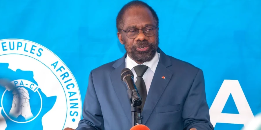 Image de Politique. En Côte d'Ivoire, la tension monte autour de la révision de la liste électorale, initiée le 19 octobre et prévue pour se terminer le 10 novembre 2024. Face à un processus défaillant, le Parti des Peuples Africains-Côte d'Ivoire (PPA-CI), dirigé par l'ancien président Laurent Gbagbo, demande une extension d'au moins trois mois de cette opération cruciale pour garantir la transparence et l'inclusivité des prochaines élections présidentielles de 2025. Lors d'une conférence de presse organisée à Abidjan, le PPA-CI a dressé un tableau alarmant des difficultés rencontrées, révélant des problèmes techniques, administratifs et logistiques qui compromettent l'efficacité de la révision de la liste électorale. Un processus de révision électorale entaché de problèmes majeurs La révision de la liste électorale est une étape cruciale pour préparer les élections présidentielles d'octobre 2025 en Côte d'Ivoire. Mais, à peine lancée, l'opération fait face à des difficultés importantes qui entravent son bon déroulement. Lors d'une conférence de presse tenue à Abidjan, le président exécutif du PPA-CI, Sébastien Dano Djédjé, a énuméré les nombreux problèmes observés sur le terrain. Parmi ceux-ci, il a souligné le manque d'affluence dans les centres d'enrôlement, des défaillances techniques avec les tablettes utilisées pour enregistrer les électeurs, ainsi que l'incapacité de certaines d'entre elles à lire les puces des nouvelles Cartes Nationales d'Identité (CNI). Ces problèmes techniques ne sont pas anodins, car ils impactent directement la capacité des citoyens à s'inscrire sur la liste électorale, surtout dans un contexte où l'enjeu est de taille à l'approche des présidentielles. En plus de ces problèmes technologiques, le PPA-CI a également signalé des manquements au respect des procédures établies dans certains centres d'enrôlement, rendant le processus encore plus laborieux pour les électeurs. Des lenteurs administratives qui compromettent le droit de vote Outre les problèmes techniques, le PPA-CI a pointé du doigt une "lenteur inadmissible" dans la délivrance des documents administratifs nécessaires pour l'enrôlement. Selon Sébastien Dano Djédjé, de nombreuses demandes d'extraits de naissance, de certificats de nationalité ou de certificats de résidence, déposées depuis plusieurs semaines, n'ont toujours pas reçu de réponse. Le manque de formulaires de demande, y compris les registres, a également été signalé, ajoutant une autre couche de complexité à un processus déjà très contraignant. Ces délais dans la fourniture des documents administratifs nécessaires ont un impact significatif sur la capacité des citoyens à participer aux élections. Pour un pays qui aspire à organiser des élections libres et transparentes, le respect des délais et la mise à disposition des documents d'état civil est essentielle. Le PPA-CI n'hésite pas à qualifier la situation de "prélude à un échec inévitable", craignant que de nombreux Ivoiriens soient exclus de la liste électorale faute de documents en temps voulu. Un processus qui exclut la diaspora ivoirienne Un autre point critique soulevé par le PPA-CI concerne l'enrôlement des Ivoiriens de la diaspora. Le parti a dénoncé l'absence de centres d'enrôlement dans certains pays de la CEDEAO et de l'AES, notamment au Burkina Faso, au Mali et au Niger, où les centres prévus par la Commission Électorale Indépendante (CEI) n'ont pas été ouverts. Cette situation compromet sérieusement le droit de vote des Ivoiriens résidant dans ces pays, qui se voient ainsi exclus du processus électoral. Au Ghana, au Togo et au Bénin, un seul centre d'enrôlement a été ouvert, à Accra, et la durée d'enrôlement a été réduite de onze à neuf jours. Ces restrictions logistiques posent un véritable problème d'inclusivité électorale et remettent en question l'équité du processus, car de nombreux citoyens établis à l'étranger ne pourront pas participer à la mise à jour de la liste électorale. « La participation de la diaspora est essentielle pour refléter la diversité et la richesse de la Côte d'Ivoire », a déclaré Dano Djédjé. En effet, la diaspora représente une part importante de la population ivoirienne, et sa participation au processus électoral est cruciale pour garantir des élections inclusives et représentatives. Les revendications du PPA-CI pour un processus équitable Face à ces multiples dysfonctionnements, le PPA-CI a formulé plusieurs revendications claires et précises. La première est une prorogation de la période de révision de la liste électorale d'au moins trois mois. Cette extension permettrait de compenser les retards accumulés en raison des problèmes techniques et administratifs et donnerait une chance supplémentaire aux citoyens de s'inscrire sur la liste électorale. Le parti appelle également à la mise en place d'un nouvel enrôlement en 2025, conformément à la loi, afin de garantir que tous les citoyens éligibles soient inscrits avant les élections présidentielles. En outre, le PPA-CI demande la gratuité des documents administratifs nécessaires à l'enrôlement, tels que les extraits de naissance, les certificats de nationalité et de résidence. Selon le parti, ces frais représentent un obstacle supplémentaire pour de nombreux citoyens, en particulier les plus démunis, qui se retrouvent ainsi exclus du processus. « Nous devons tout faire pour que chaque Ivoirien ait la possibilité de participer aux élections de façon libre et équitable », a insisté Dano Djédjé. Ces revendications s'inscrivent dans une logique de démocratie inclusive, visant à garantir que tous les Ivoiriens puissent participer aux élections dans les meilleures conditions possibles. Une demande soutenue par d'autres acteurs politiques Il est important de noter que la demande d'extension de la période de révision de la liste électorale ne provient pas uniquement du PPA-CI. Avant cette prise de position, Tidjane Thiam, président du Parti Démocratique de Côte d'Ivoire, avait également appelé à une extension de cette période. Pour lui, les obstacles rencontrés lors de cette opération compromettent la capacité des citoyens à exercer leur droit fondamental de vote. La convergence des revendications entre différents acteurs de l'opposition témoigne de l'ampleur des défis rencontrés et de la nécessité de garantir la transparence du processus. Il est clair que, sans une révision en profondeur des modalités de l'opération, les élections de 2025 risquent d'être marquées par une forte contestation. Vers des élections apaisées : Quel futur pour le processus électoral ivoirien ? La question de la révision de la liste électorale n'est pas anodine. Elle conditionne en grande partie la transparence et la crédibilité des prochaines élections présidentielles en Côte d'Ivoire. Les multiples dysfonctionnements signalés par le PPA-CI montrent que des ajustements sont nécessaires pour garantir que chaque citoyen éligible puisse s'inscrire et exercer son droit de vote. L'appel du PPA-CI à une extension de la période de révision de la liste électorale est un cri d'alarme qui ne peut être ignoré. La Commission Électorale Indépendante (CEI) et les autorités compétentes doivent prendre des mesures urgentes pour répondre aux attentes des citoyens et assurer un processus électoral inclusif. Au-delà des revendications du PPA-CI, c'est la question de la fiabilité et de l'équité du processus électoral qui est posée. Alors que le pays se prépare pour les élections présidentielles de 2025, la révision de la liste électorale demeure un enjeu central pour l'avenir de la démocratie en Côte d'Ivoire. Les autorités vont-elles prendre en compte les revendications de l'opposition pour assurer une révision électorale transparente et inclusive, ou ce processus continuera-t-il d'être entaché de difficultés, compromettant ainsi la crédibilité des élections à venir ?