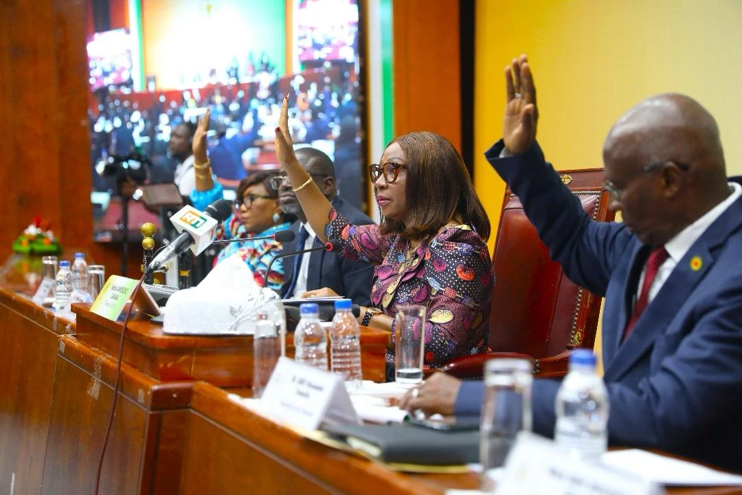 Image de Société. Le 5 novembre 2024 marquera une date importante dans l'histoire législative de la Côte d'Ivoire. Lors de cette journée, le Sénat, présidé par Mme Kandia Kamissoko Camara, a adopté à l'unanimité trois projets de loi d'une importance cruciale pour les secteurs de la santé et des transports. Cette séance plénière, tenue à Yamoussoukro, représente un pas décisif vers l'amélioration de la qualité des services publics dans ces domaines essentiels à la vie des citoyens. Ces nouvelles réformes visent non seulement à réguler les pratiques des professionnels de santé, mais aussi à renforcer l'efficacité du système de transport national. Mais qu'implique vraiment cette adoption unanime et quelles en seront les conséquences pour le quotidien des Ivoiriens ? Un encadrement rigoureux pour les professions de santé Parmi les textes adoptés par le Sénat, deux se concentrent spécifiquement sur les professions de santé, notamment les infirmiers et les sages-femmes, deux groupes essentiels au bon fonctionnement du système de santé ivoirien. Ces nouvelles lois viennent renforcer la déontologie de ces métiers, en fixant des normes éthiques claires pour améliorer la qualité des soins prodigués aux patients. « La création de l’Ordre National des Infirmiers et Infirmières de Côte d’Ivoire en 2022 ne suffit plus », a déclaré le ministre de la Santé, Pierre Dimba. Pour ce dernier, il est évident que des règles déontologiques doivent être imposées pour réguler les comportements déviants observés dans certaines structures de santé. Ces comportements vont du manque de respect envers les patients au racket, des pratiques qui ont gravement terni la réputation de ces professions. Les nouvelles dispositions visent ainsi à restaurer l'éthique au sein de ces métiers, à rétablir la confiance des citoyens, et à améliorer la qualité des services dans les établissements sanitaires du pays. Les infirmiers, souvent le premier point de contact des patients dans les centres de santé, sont appelés à respecter de nouvelles exigences éthiques, garantissant non seulement leur compétence professionnelle, mais aussi leur attitude envers les patients. Le ministre a rappelé que l'importance de cette réforme ne pouvait être sous-estimée. « Nos infirmiers doivent incarner des valeurs de respect et d’engagement pour élever le niveau de confiance des citoyens envers notre système de santé », a-t-il ajouté. Sages-femmes et maïeuticiens : Renforcer la confiance envers un rôle vital Les sages-femmes et maïeuticiens jouent un rôle central dans la prise en charge des femmes enceintes et des nouveau-nés. Cependant, ces professions ont été mises à mal par des incidents réguliers de mauvais traitements, qui ont miné la confiance des patients. Le nouveau code de déontologie vise non seulement à établir des règles strictes pour ces professionnels, mais aussi à garantir des soins respectueux et de qualité aux mères et aux enfants. « Le rôle des sages-femmes est crucial dans la préservation de la vie des mères et des bébés », a affirmé Pierre Dimba. Avec la mise en place de ces réformes, l'objectif est de rétablir une relation de confiance entre les patients et ces professionnels de santé, en s'assurant que chaque patiente reçoit une prise en charge humaine et sécurisée. Le code de déontologie prévoit également des sanctions pour les professionnels qui ne respecteraient pas ces nouvelles règles. L'objectif est clair : mettre fin aux abus et rétablir la crédibilité des structures de santé. Le ministre de la Santé a insisté sur le fait que ces réformes étaient essentielles pour rehausser l'image des professions de santé et garantir un niveau de soins optimal à chaque citoyen. La lutte contre la pratique illégale de la médecine : Vers une sécurisation des soins Le secteur de la santé en Côte d'Ivoire est confronté à un problème persistant : la présence de praticiens non qualifiés dans certaines cliniques. Le ministre Pierre Dimba a souligné que « plus de 70 % des personnes exerçant dans certaines cliniques d'Abidjan et d'autres villes ne disposent pas des compétences requises ». Cette situation représente une véritable menace pour la qualité des soins et la sécurité des patients. Pour y remédier, la nouvelle législation prévoit une vérification plus rigoureuse des compétences des professionnels de santé, ainsi que des sanctions pénales pour ceux qui exercent sans qualifications appropriées. Cette étape est cruciale pour mettre un terme à la « crise de qualification » et assurer aux patients des soins prodigués par des praticiens dignes de confiance. Le ministre a également annoncé la mise en place d'un système de surveillance plus étroit, permettant de détecter rapidement les praticiens sans licence et de prendre des mesures appropriées. Il s'agit là d'un pas essentiel pour garantir la sécurité des soins de santé sur l'ensemble du territoire. Une réforme majeure pour le secteur des transports Outre les réformes touchant le secteur de la santé, un autre texte présenté par le ministre des Transports, Amadou Koné, a également été adopté. Celui-ci concerne la loi d'orientation du transport intérieur et vise à renforcer les missions de l'Agence de Régulation des Transports Intérieurs (ARTI). « Le transport intérieur joue un rôle stratégique dans le développement économique du pays », a déclaré le ministre Amadou Koné. Ce secteur constitue une colonne vertébrale du développement économique, reliant les différentes régions du pays et facilitant la circulation des biens et des personnes. Malgré son importance, le secteur souffre de dysfonctionnements qui pèsent sur la qualité des services offerts. La réforme adoptée par le Sénat vise donc à donner à l'ARTI des outils juridiques plus efficaces pour réguler le secteur et lutter contre les problèmes de sécurité, de régulation des tarifs, et d'irrégularités opérationnelles. Cette réforme permettra également d'améliorer la qualité des services de transport, en garantissant des normes de sécurité plus élevées et une meilleure gestion des flux de transport.