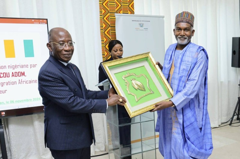 Image de Politique. Le 6 novembre 2024, Abidjan a été le théâtre d'une rencontre diplomatique de grande importance entre la Côte d'Ivoire et le Nigeria. Le ministre des Affaires Étrangères ivoirien, Léon Kacou Adom, a accueilli son homologue nigérian, Yusuf Maitama Tuggar, pour une visite de travail de 24 heures. Ce sommet a été l'occasion d'aborder des questions cruciales concernant la coopération bilatérale entre les deux géants de l'Afrique de l'Ouest, ainsi que les problématiques actuelles qui secouent la sous-région, notamment la montée du terrorisme et les bouleversements politiques. Retour sur une rencontre qui met en lumière les enjeux stratégiques de la coopération régionale et internationale. Un accueil chaleureux et des enjeux cruciaux Dès son arrivée à Abidjan, Yusuf Maitama Tuggar, le ministre des Affaires Étrangères de la République Fédérale du Nigeria, a été accueilli par Léon Kacou Adom, ministre des Affaires Étrangères, de l'Intégration Africaine et des Ivoiriens de l'Extérieur. Les deux diplomates se sont retrouvés pour un tête-à-tête dans les locaux du ministère des Affaires Étrangères à Abidjan-Plateau, suivie d'une séance de travail en présence de leurs collaborateurs. Le contexte de cette rencontre était particulièrement important, car il s'inscrit dans un climat régional tendu. La sous-région ouest-africaine fait face à de multiples défis, notamment la montée du terrorisme, les coups d'état successifs, et une instabilité politique croissante dans plusieurs pays membres de la Communauté Économique des États de l'Afrique de l'Ouest (CEDEAO), tels que le Mali, le Niger, et le Burkina Faso. Dans ce contexte, les discussions entre les deux ministres ont été déterminantes pour trouver des solutions communes et renforcer la coopération entre les deux pays. Renforcer la coopération bilatérale et régionale Les échanges entre Léon Kacou Adom et Yusuf Maitama Tuggar ont porté principalement sur le renforcement de la coopération bilatérale entre la Côte d'Ivoire et le Nigeria. Ces deux économies majeures de l'Afrique de l'Ouest jouent un rôle prépondérant dans la stabilité économique et politique de la sous-région. Il a été question de promouvoir des investissements mutuels et de renforcer les partenariats dans des secteurs stratégiques tels que l'énergie, les infrastructures, l'éducation, et la sécurité. « La coopération entre nos deux pays est essentielle pour le développement de l'Afrique de l'Ouest. En tant que moteurs économiques, nous devons travailler main dans la main pour faire face aux défis qui nous attendent et exploiter les opportunités de croissance », a déclaré Léon Kacou Adom lors de la séance de travail. Le ministre nigérian, pour sa part, a insisté sur la nécessité de renforcer les mécanismes de collaboration régionale pour lutter efficacement contre le terrorisme et promouvoir la paix dans la sous-région. « Nos deux pays partagent non seulement des frontières, mais aussi des enjeux sécuritaires communs. C'est en mutualisant nos efforts que nous parviendrons à rétablir la sécurité et à garantir un avenir meilleur pour nos peuples », a affirmé Yusuf Maitama Tuggar. La CEDEAO face à la montée du terrorisme et des crises politiques Un des principaux sujets de discussion entre les deux diplomates a été l'avenir de la CEDEAO et son rôle dans la gestion des crises régionales. La montée en puissance du terrorisme dans la sous-région est un problème qui inquiète fortement les dirigeants ouest-africains. La situation au Sahel, marquée par des attaques terroristes récurrentes, menace la stabilité des pays membres et freine leur développement économique et social. Les deux ministres ont souligné la nécessité d'une coordination plus étroite des efforts au sein de la CEDEAO pour lutter contre cette menace. Il a été question de renforcer les capacités des forces de défense et de sécurité, de promouvoir une meilleure collaboration entre les agences de renseignement, et de mener des opérations conjointes pour endiguer l'expansion des groupes armés. Les crises politiques au Mali, au Burkina Faso, et au Niger ont également été au cœur des discussions. Ces trois pays, qui ont tous connu des coups d'état récents, sont aujourd'hui confrontés à une instabilité politique persistante. La CEDEAO a tenté d'intervenir pour restaurer l'ordre constitutionnel, mais les négociations se sont révélées complexes. Les ministres ivoirien et nigérian ont exprimé leur volonté de continuer à soutenir les efforts de la CEDEAO et d'accompagner les pays en crise vers une transition politique pacifique. Les relations avec les États-Unis : une continuité diplomatique Les discussions entre Léon Kacou Adom et Yusuf Maitama Tuggar ont également abordé l'élection récente du nouveau président des États-Unis, Donald Trump. Les deux diplomates ont réitéré leur respect pour le choix du peuple américain et ont assuré que leurs pays respectifs étaient prêts à poursuivre des relations de coopération et d'amitié avec les États-Unis. « L'élection américaine a toujours un impact mondial, et nous respectons la volonté du peuple des États-Unis. Notre coopération avec les États-Unis restera une priorité, que ce soit sur le plan économique, sécuritaire, ou culturel », a souligné Yusuf Maitama Tuggar. Les relations avec les États-Unis demeurent un pilier de la politique étrangère des deux pays ouest-africains, et ce, indépendamment des changements politiques. Pour les deux ministres, il est crucial de maintenir et de renforcer ces liens afin de bénéficier des opportunités de coopération offertes par le partenariat avec Washington, en particulier dans les domaines de la sécurité et de l'éducation. Les enjeux de l'intégration africaine et le rôle de la diplomatie ivoirienne et nigériane Outre les questions bilatérales et régionales, l'intégration africaine était également au centre des discussions. La Côte d'Ivoire et le Nigeria, deux États influents au sein de l'Union Africaine (UA), ont exprimé leur détermination à promouvoir une plus grande unité africaine, tant sur le plan économique que politique. Les ministres ont abordé la Zone de Libre-Échange Continentale Africaine (ZLECAf) et les opportunités qu'elle représente pour dynamiser le commerce intra-africain. « La ZLECAf est un outil puissant qui peut transformer l'économie africaine en favorisant la création de richesses sur le continent. Mais pour cela, nous devons surmonter nos différences et promouvoir une plus grande cohésion entre nos pays », a déclaré Léon Kacou Adom. Le rôle de la diplomatie ivoirienne et nigériane est crucial pour faire avancer les objectifs de l'intégration africaine. Les deux pays ont souligné leur engagement à jouer un rôle de premier plan dans la mise en œuvre des projets continentaux visant à améliorer les infrastructures, la sécurité alimentaire, et la lutte contre les changements climatiques. La visite du ministre nigérian des Affaires Étrangères à Abidjan marque une étape importante dans le renforcement des relations bilatérales entre la Côte d'Ivoire et le Nigeria. Les discussions qui ont eu lieu témoignent de la volonté des deux pays de relever ensemble les défis auxquels l'Afrique de l'Ouest est confrontée, tout en exploitant les opportunités de croissance pour leurs économies respectives. Cependant, la mise en œuvre de ces engagements nécessitera une volonté politique soutenue et une coopération effective entre les deux pays, ainsi qu'avec l'ensemble des partenaires régionaux et internationaux. Face aux défis de la sécurité, du développement économique et de l'intégration africaine, quel rôle la Côte d'Ivoire et le Nigeria peuvent-ils jouer pour réaliser leurs ambitions communes et promouvoir une Afrique de l'Ouest stable et prospère ?